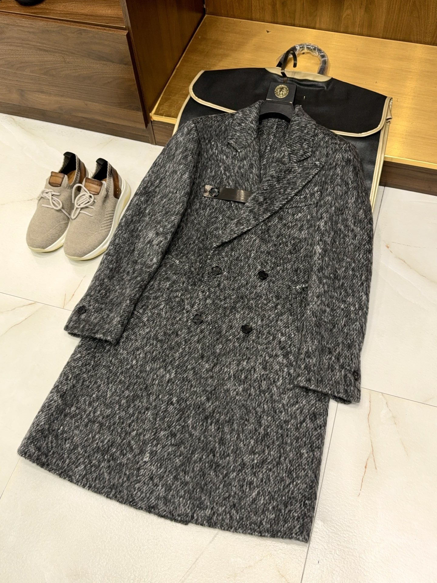 NO:660898,[D family logo small leather plate buckle!  Imported camel velvet floral yarn woolen fabric, large lapel collar, double-breasted design, long cashmere coat] D-flavor at first glance!  Iconic leather buckle + camel velvet floral yarn, this is the 'battle' that a man should have!  A true sense of luxury often does not require a hoarse logo, but a detail that can capture the whole audience. This coat pays homage to the classics and is captivating at first sight. The soul detail is the iconic small leather buckle of the D family on the neckline, which is a ticket to taste and a subtext of identity. The luxury fabric is imported floral yarn with camel velvet. Rejecting boring solid colors, the texture of the floral yarn has its own 'old money filter', which feels soft and waxy yet crisp and stylish. Aura tailoring  Large lapels + double-breasted buttons. The king of modified head-to-shoulder ratios. It instantly elongates your figure when you put it on, and makes you walk with wind. 'Fabric accounts for 70% of a good coat' We select imported floral yarn woolen fabrics containing camel velvet. The addition of camel velvet gives the fabric unparalleled warmth and silky luster. Its hollow fiber structure can lock in temperature, and is light but warmer than ordinary wool. Floral yarn craftsmanship  It abandons boring solid colors and adopts complex color spinning technology. From a distance, it shows a deep texture, while from a close look, it shows a rich interweaving of textures. This 'low-key luxury' is the rarest quality in modern men's wardrobe. 'The calmness of the upper body effect of integrating man and clothes' The long silhouette can not only wrap the whole body, but also modify the leg lines. Three-dimensional tailoring, straight and natural shoulder lines, and slightly narrowed waist.  Whether it is a serious occasion of business negotiation or a weekend afternoon coffee shop, it can be perfectly integrated and make you look calm in every move. This winter, don’t dress like a passerby. A good coat that can be worn for ten years is enough to resist the cold and mediocrity of the years. The details are shown in the pictures, if you know the stuff, come and tease. M-3XL, Dior-clothing, dior, dior,  19860909【D家标志小皮盘扣！进口含骆驼绒花纱毛呢面料大枪驳领双排扣设计长款羊绒大衣】一眼D味！标志性皮扣 + 骆驼绒花纱,这才是男人该有的“战袍”！真正的高级感,往往不需要声嘶力竭的Logo,而是一个细节就能镇住全场. 这件大衣,致敬经典,一眼入魂 灵魂细节 领口D家标志性小皮盘扣,这是品味的入场券,也是身份的潜台词. 面料奢选 进口含骆驼绒花纱.拒绝沉闷纯色,花纱的肌理感自带“老钱滤镜”,手感软糯却又挺括有型. 气场剪裁 大枪驳领 + 双排扣.修饰头肩比的王者,穿上瞬间拉长身形,走路都带风. 《好的大衣,面料占七分》 我们甄选进口含骆驼绒花纱毛呢面料 骆驼绒的加入 赋予了面料无与伦比的保暖性和丝滑光泽感.其纤维中空结构能锁住温度,轻盈却比普通羊毛更暖. 花纱工艺 摒弃了沉闷的纯色,采用复杂的色纺纱工艺.远看是深邃的质感,近看则是层次丰富的纹理交织.这种“低调的奢华”,正是现代男士衣橱中最稀缺的特质. 《上身效果人衣合一的从容》 长款廓形,不仅能包裹全身,更能修饰腿部线条. 立体剪裁,肩线挺拔自然,腰部微收. 无论是商务谈判的严肃场合,还是周末午后的咖啡馆,它都能完美融入,让你举手投足间尽显从容. 这个冬天,别再穿得像路人甲. 一件能穿十年的好大衣,足以抵御岁月的寒冷与平庸. 细节实拍见图,懂货的来撩.M-3XL,迪奥-服装,dior,dior, ,Women's clothing