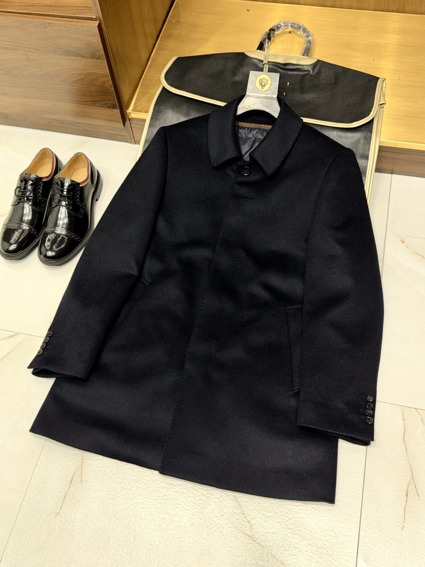 NO:660908,[The leader is here!  Removable white goose down and down lining executive coat, ultra-fine wool and cashmere woolen fabric, concealed placket design, mid-length coat] Men's leadership style removable white goose down lining executive coat. Core highlights · Craftsmanship of ultra-fine wool and cashmere wool fabric, excellent texture, crisp and stylish · Intelligent design, white goose down and down lining can be freely detached, one garment for three seasons ·  The details highlight the hidden placket design, which is simple and elegant, showing low-key taste. Fabrics and textures: Selected high-quality ultra-fine wool and cashmere blended fabrics, soft and delicate to the touch, with outstanding drape. The micro-velvet texture on the surface shows a low-key luster under the light, which not only retains the crisp style of wool, but also incorporates the luxurious touch of cashmere, creating an extraordinary dual visual and tactile experience. Multi-functional design Removable white goose down liner·  The liner is filled with high-quality 90 white goose down, which is light and warm, with a fill power of 600+. Innovative snap connection system, the liner can be easily disassembled to meet different temperature needs. Suitable to wear a woolen jacket alone in spring and autumn, with a down liner to resist the cold. Concealed placket design Hidden placket fastening system, simple and smooth appearance, without unnecessary decoration. Not only does it have better windproof and warm performance, but it also gives the overall shape clean lines, highlighting a reserved and restrained administrative temperament.  Cutting and pattern · The classic silhouette of administrative cadres has precise shoulder lines and a slightly tapered waist, creating a tall and straight silhouette. · The mid-length design is knee-length, taking into account both grace and temperature, allowing for freedom of movement. · Three-dimensional cut allows for appropriate movement in the back and elbows, taking into account both formality and comfort. Practical details 1. Internal multi-functional pockets, ID pockets and pencil cases are reasonably divided. 2. The windproof cuffs are designed with adjustable hidden buckles to lock in warmth 3.  The high-collar neck gaiter design protects the neck and resists wind and cold. 4. The exquisite invisible zipper is smooth and durable, and is integrated with the overall design. Wearing scenarios · Business meetings and formal occasions · Daily commuting and travel · Winter outdoor activities and leisure moments Color selection Classic deep navy blue executive color is available, all must-have high-end colors for the wardrobe, easy to match with various clothing. Maintenance guide · Woolen jackets are recommended to be professionally dry-cleaned · Down lining can be gently hand washed and laid flat to dry ·  When the seasons change, please hang it for storage and keep the shape crisp. One coat can be worn in two ways and can be worn in three seasons. This executive coat is not only a tool for keeping warm, but also a silent declaration of identity and taste. In rigorous tailoring and intelligent design, it balances temperature and grace, and interprets the leadership and life wisdom of modern men in details. It can cope with climate changes calmly and always maintain excellent style. M-3XL, men's clothing, jackets & coats, down jacket,  19860909【领导您来了！可脱卸白鹅绒羽绒内胆行政干部装大衣超细腻羊毛羊绒毛呢面料暗门襟设计中长款大衣外套】男士领导力风范可脱卸白鹅绒内胆行政干部装大衣. 核心亮点 · 匠心工艺超细腻羊毛羊绒毛呢面料,质感卓越,挺括有型 · 智能设计白鹅绒羽绒内胆可自由脱卸,一衣三季 · 细节彰显暗门襟设计,简约大气,尽显低调品味 面料与质感 精选优质超细羊毛与羊绒混纺面料,触感柔软细腻,垂坠感出众.表面微绒质感在光线下呈现低调光泽,既保留了羊毛的挺括型格,又融入羊绒的奢华触感,打造出非凡的视觉与触觉双重体验. 多功能设计 可脱卸白鹅绒内胆 · 内胆填充高品质90白鹅绒,轻盈保暖,蓬松度达600+ · 创新按扣连接系统,内胆可轻松拆卸,满足不同温度需求 · 单独穿着毛呢外套春秋适宜,搭配羽绒内胆抵御严寒 暗门襟设计 隐藏式门襟扣合系统,外观简洁流畅,无多余装饰.不仅防风保暖性能更佳,更赋予整体造型干净利落的线条感,彰显含蓄内敛的行政气质. 剪裁与版型 · 行政干部装经典版型肩线精准,腰身微收,塑造挺拔轮廓 · 中长款设计长度及膝,兼顾风度与温度,行动自如 · 立体剪裁背部、肘部预留适当活动量,兼顾正式与舒适 实用细节 1. 内部多功能口袋证件袋、笔袋分区合理 2. 袖口防风设计可调节暗扣,锁住温暖 3. 高领护颈设计保护颈部,抵御风寒 4. 精致隐形拉链顺滑耐用,与整体设计融为一体 穿着场景 · 商务会议与正式场合 · 日常通勤与差旅出行 · 冬季户外活动与休闲时刻 色彩选择 提供经典深藏蓝色行政色系,均属衣橱必备高级色,易于搭配各种服饰. 保养指南 · 毛呢外套建议专业干洗 · 羽绒内胆可轻柔手洗,平摊晾干 · 季节交替时请悬挂收纳,保持版型挺括 一件大衣,两种穿法,三季从容. 这款行政干部装大衣不仅是保暖利器,更是身份与品味的无声宣言.在严谨剪裁与智能设计中,平衡温度与风度,于细节处诠释现代男士的领导力与生活智慧. 从容应对气候变幻,始终保持卓越风范.M-3XL,男装,jackets & coats,down jacket, ,Women's clothing