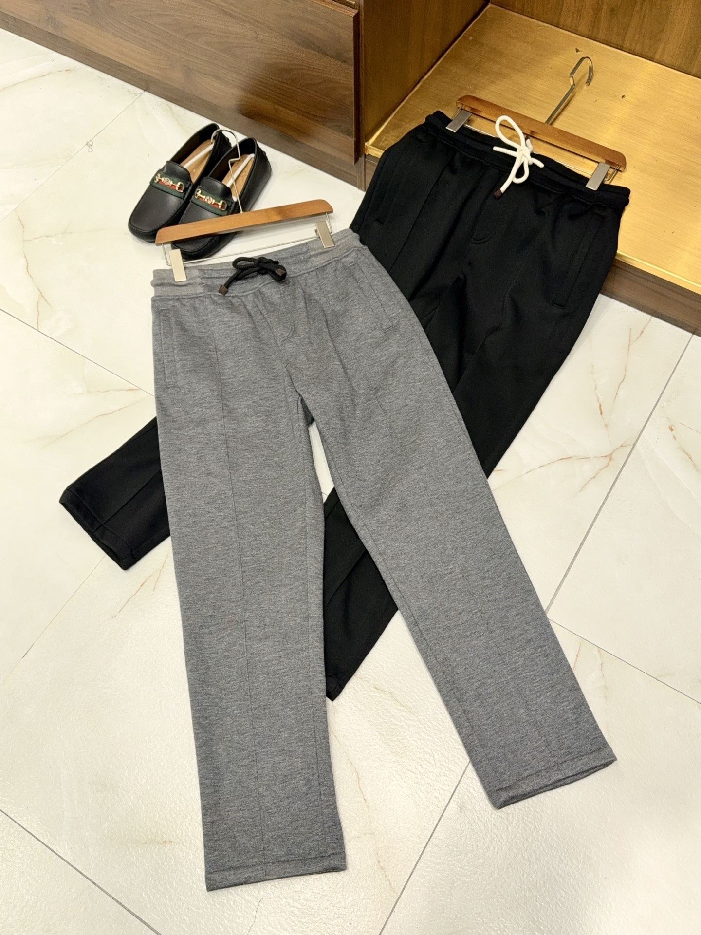 NO:660917,【Casual fashion!  Select high-quality composite thickened fabrics containing 11 wool, drawstring style, open-stitch design, D family casual trousers and sweatpants] D family style·autumn and winter casual pants. The real 'relaxation' is the perfect balance of comfort and dignity. This pair of pants perfectly combines the classic elements of D family with the warmth needs of autumn and winter!  [Hard Fabric 11 Wool Compound Thickening] Refuse ordinary cotton and polyester fabrics!  We select high-quality composite fabrics and specially add 11 wool components. They are soft and delicate to the touch, and have the warmth and warmth of wool, as well as the stiffness and style of composite craftsmanship. Thickened, wind and cold resistant, a pair of pants can cope with the cooling in late autumn and early winter, say goodbye to bloat, and keep warmth without compromising. [Design Aesthetics Iconic Topstitch] The D family's iconic topstitch design that can be recognized at a glance breaks the dullness of solid-color sweatpants.  The stitching is neat and neat, which not only increases the layering of the pants, but also brings a casual French lazy style. The upper body is that kind of 'casual fashion', which instantly enhances the sophistication of the whole outfit. [Comfortable and versatile drawstring elastic waist] The waist is designed with a drawstring, which can be elasticated and relaxed, and is very tolerant to the body shape.  It does not tighten your belly and allows you to move freely. Whether it is paired with a sweater, sweater or jacket, it can be easily worn. For home leisure, shopping and dating, and daily commuting, a pair of pants can handle all occasions. This winter, do you want to dress warmly but don’t want to dress too seriously?  Enter these pants with your eyes closed!  Complete range of sizes, come and get it if you know the stuff!  M-3XL (available next day), Dior-clothing, dior, dior, hoodie, sweatshirts, jackets & coats, sweaters,  19860909【休闲时尚！甄选优质复合含11羊毛加厚面料抽绳款明线设计D家休闲长裤卫裤】D家风格·秋冬休闲神裤. 真正的“松弛感”,是舒适与体面的完美平衡.这条裤子,把D家的经典元素与秋冬的保暖需求结合得恰到好处！【面料硬货11羊毛复合加厚】 拒绝普通棉涤面料！我们甄选优质复合面料,特别添加11羊毛成分. 触感软糯细腻,既有羊毛的温润保暖,又有复合工艺的挺括有型.加厚处理,抗风抗寒,一条裤子就能应对深秋初冬的降温,告别臃肿,温暖不打折.【设计美学标志性明线】 一眼就能认出的D家标志性明线设计,打破了纯色卫裤的沉闷感. 车线工整利落,不仅增加了裤子的层次感,更自带一种随性的法式慵懒风.上身就是那种“不经意的时髦”,瞬间提升整身穿搭的高级度.【舒适百搭抽绳松紧腰】 腰部采用抽绳设计,松紧自如,对身材包容性极强. 不勒肚子,活动无束缚.无论是搭配卫衣、毛衣还是夹克,都能轻松驾驭.居家休闲、逛街约会、日常通勤,一条裤子搞定所有场合. 这个冬天,想要穿得暖又不想穿得太严肃？这条裤子,闭眼入！ 尺码齐全,懂货的来撩！M-3XL（隔天到货）,迪奥-服装,dior,dior,hoodie,sweatshirts,jackets & coats,sweaters, ,Women's clothing