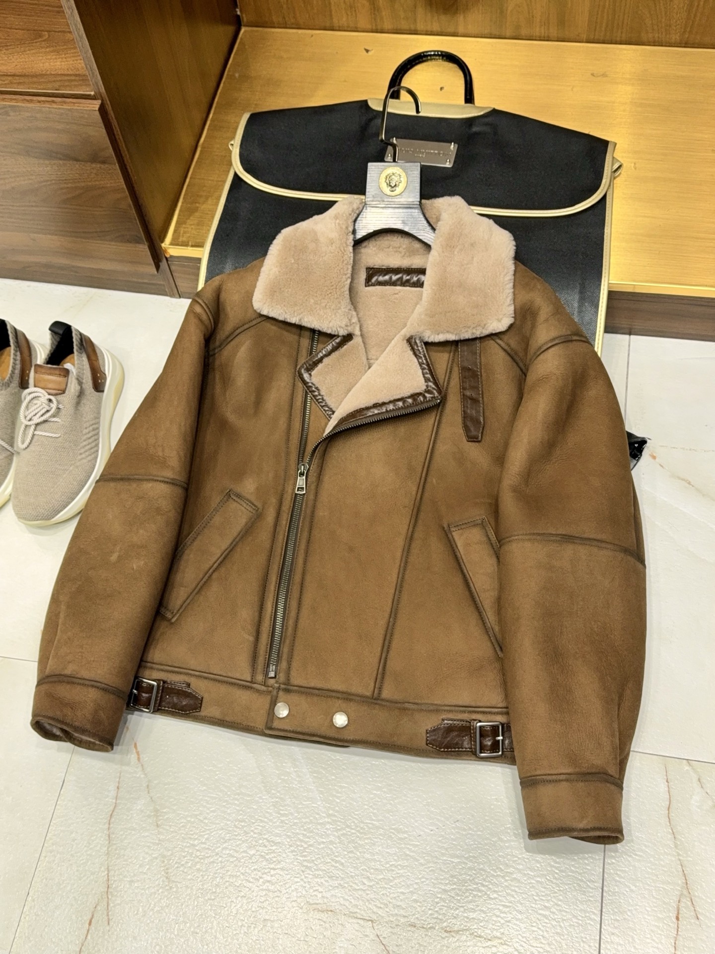 NO:660914,【Warm colors in winter!  Lvjia motorcycle style Australian imported fur all-in-one fashionable and trendy fur coat with large lapel design] The new favorite of luxury fashion!  Lujia's winter limited edition, an all-in-one fur motorcycle jacket imported from Australia. —— When the classic motorcycle silhouette meets top-grade fur, it defines the warm-toned aesthetics of winter —— [Core Selling Point] The pure bloodline is derived from merino/sheep skin imported from Australia (adjusted according to actual conditions), original fur, and refuses to be spliced. The hard-core cold-proof natural fur is integrated, the leather board is soft and tough, and the fur is rich and fluffy. The temperature locking ability is comparable to that of a down jacket, but it is more breathable than down.  The style of the Lu family reproduces the classic motorcycle style of the top luxury 'Lv family', breaking the old-fashioned impression of fur and injecting the cool genes of the street. [Detail analysis] Warm color visual healing Say goodbye to the boring black, white and gray in winter, and choose high-end warm colors (such as camel, off-white, caramel, etc.). In the bleak winter, it can not only brighten the skin color, but also bring a warm visual experience like the sun, making you the focus of the street. Iconic large lapel design  The exaggerated large lapel cut not only modifies the neck line, but also visually elongates the face. The stand-up collar style is domineering and capable, while the lapel style is casual and lazy. Wear it twice, and you will have full aura. Functional motorcycle elements  It retains the tough lines and hardware zipper details of the motorcycle jacket. The rough fur texture and the cold and hard collision of the metal zippers create a 'yuppie' fashion tension. It has the nobility of fur and the handsomeness of work clothes, and is full of fashion. Ingenuity and craftsmanship  After multiple tanning processes, the leather panel is as soft as cloth and has no sense of restraint when worn. Precision stitching stitches reinforce stress points to ensure durability, making this jacket a 'heirloom' item in your wardrobe. [Outfit Guide] Pair the bottoms with distressed washed jeans + Chelsea boots = American retro motorcycle style. Pair with a black turtleneck slim-fitting bottoming shirt + metal accessories = urban modern nobleman.  This winter, not only keep warm, but also 'ignite' fashion enthusiasm!  Next day arrival M-3XL,Louis Vuitton-clothing,louis vuitton,louis vuitton,louis vuitton,boots,jeans,jackets & coats,jackets & coats,down jacket,sheepskin, 19860909【冬季里的暖色调！驴家机车款澳洲进口皮毛一体时尚潮范儿十足大翻领设计皮草外套】 奢潮新宠！驴家冬季限定·澳洲进口皮毛一体机车皮草外套. —— 当经典机车廓形邂逅顶级皮草,定义冬日暖色调美学 ——【核心卖点】 血统纯正源自澳洲进口美利奴/绵羊皮（根据实际情况调整）,原皮原毛,拒绝拼接. 硬核御寒天然皮毛一体,皮板柔软坚韧,毛流感丰盈蓬松,锁温能力堪比羽绒服,却比羽绒更透气. 驴家风范复刻顶奢“驴家”经典机车版型,打破皮草老气印象,注入街头潮酷基因.【细节解析】  暖色调视觉治愈 告别冬日沉闷的黑白灰,甄选高级暖色调色系（如驼色、米白、焦糖色等）.在萧瑟冬日里,不仅能提亮肤色,更能带来如阳光般的温暖视觉感受,让你成为街头的焦点.  标志性大翻领设计 采用夸张大翻领剪裁,不仅修饰颈部线条,更能在视觉上拉长脸型.立领穿法霸气干练,翻领穿法随性慵懒,一衣两穿,气场全开.  机能风机车元素 保留了机车夹克的硬朗线条与五金拉链细节.粗狂的皮草质感与金属拉链的冷硬碰撞,打造出一种“雅痞”的时尚张力.既有皮草的贵气,又有工装的帅气,潮范儿十足.  匠心工艺 经过多道鞣制工艺,皮板柔软如布,穿着无束缚感.精密车缝线迹,加固受力点,确保经久耐穿,让这件外套成为你衣橱里的“传家宝”级单品.【穿搭指南】 下装搭配做旧水洗牛仔裤 + 切尔西靴 = 美式复古机车风. 内搭黑色高领修身打底衫 + 金属配饰 = 都市摩登贵公子. 这个冬天,不只保暖,更要“燃”起时尚热度！隔天到货M-3XL,路易威登-服装,louis vuitton,louis vuitton,louis vuitton,boots,jeans,jackets & coats,jackets & coats,down jacket,sheepskin, ,Women's clothing