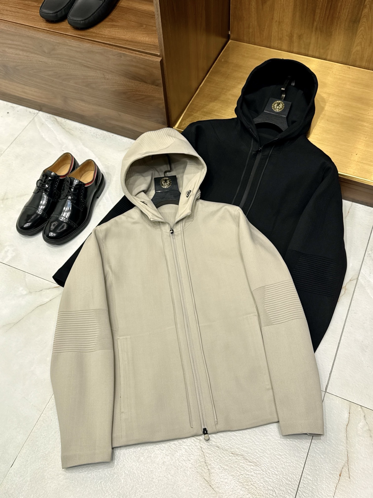 NO:660922,[One piece of clothing, three wears, buy and earn money!  Brioni Designer Vest Hooded Jacket Made of Imported Fabric Jacket] 26 Early Spring Brioni Designer · One outfit and three imported fabric jackets, spend one dollar to buy three pieces of clothing!  This wave of wool must be harvested!  【Why should you buy it?  In one sentence, it is practical, durable and cost-effective!  】 1. It is really a 'three-piece outfit', one piece is worth three pieces. This piece of clothing is designed as a two-piece set (a jacket + a vest), you can wear it however you like. When the weather is warm, you only wear the outer hooded jacket, which is windproof and lightweight, so you can be energetic when going to work and shopping. When it is a little cold, just wear the inner vest, put it over a shirt or sweater, your arms will not freeze when you work, and you will look very energetic.  In the cold winter, a dog can put his vest into his coat and merge it into one, instantly turning into a thick cotton-padded jacket!  It has excellent thermal insulation effect, is wind-resistant and anti-freeze. 2. Imported fabric, which will last for several years. Even though the price is good, the materials used are unambiguous. It is made of imported fabric, which feels very good to the touch. It is soft but stiff, unlike the cheap ones that are wrinkled. It is easy to take care of and will not pill or deform easily no matter how you wear it. It is easy to throw in the washing machine or dry cleaning.  The style is exactly Brioni's designer style. It doesn't look bulky when worn, but makes you look very smart. Whoever wears it will look better. 3. You get what you buy, a money-saving expert. Let's do some math. How much does it cost to buy an ordinary jacket?  How much does it cost to buy a good vest?  Now with this set, for the price of one piece of clothing, you can get the functions of three pieces!  No matter it is late autumn, early winter or late winter, this piece of clothing can accompany you through the whole winter. With this piece in your wardrobe, you can save everything else!  Hurry while it's in stock!  One piece of clothing can be worn in all seasons, this is the real king of cost-effectiveness!  M-3XL. (available next day), men's clothing, jackets & coats, jackets & coats, sweaters, shirts, hats,  19860909【一衣三穿,买到赚到！布里奥尼设计师款马甲连帽外套选用进口面料夹克外套】 26早春布里奥尼设计师款·一衣三穿进口面料夹克,花一份钱买三件衣服！这波羊毛必须薅！【为什么要买它？一句话总结实用、耐穿、太划算！】 1. 真的是“一衣三穿”,一件顶三件 这件衣服是两件套设计（一件外套 + 一件马甲）,怎么穿都随你 天气暖和时只穿外面的连帽夹克,防风又轻便,上班逛街都精神. 稍微有点冷只穿里面的马甲,套在衬衫或毛衣外面,干活不冻胳膊,还显得人很精神. 大冬天冻成狗把马甲套进外套里合二为一,瞬间变成一件厚实的大棉袄！保暖效果杠杠的,抗风又抗冻. 2. 进口面料,穿几年都不过时 别看价格划算,用料可是一点不含糊.用的是进口面料,摸起来手感特别好,软乎乎的但很挺括,不像那种便宜货皱皱巴巴的. 好打理随便怎么穿都不容易起球、变形,扔洗衣机或者干洗都方便. 版型正布里奥尼的设计师版型,穿上不显臃肿,反而显得人很干练,谁穿谁好看. 3. 买到就是赚到,省钱小能手 咱们算笔账外面买件普通夹克得多少钱？买件好马甲又得多少钱？ 现在这一套,一件衣服的钱,直接给你配齐三件的功能！ 不管是深秋、初冬还是深冬,这一件衣服就能陪你过完整个冬天.衣柜里有这一件,其他的都可以省省了！ 趁着有货赶紧冲！一件衣服搞定四季穿搭,这才是真正的性价比之王！M-3XL.（隔天到货）,男装,jackets & coats,jackets & coats,sweaters,shirts,hats, ,Women's clothing