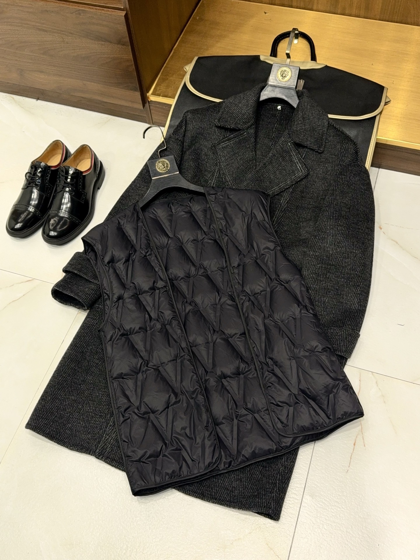 NO:660902,【Be fashionable but also keep warm!  90 white duck down detachable down lining, large flat lapel double-breasted windbreaker-style long coat] Style and temperature dual online | 90 white duck down removable windbreaker-style long coat. A treasure jacket that unlocks all the needs of winter wear, with both fashionable style and hard-core warmth!  Core highlights: 90-high fluffy white duck down liner, with full velvet that locks in warmth and can keep you warm even in sub-zero winters. The upper body is as light as nothing without being bulky; the liner is completely detachable and can be flexibly adapted to different temperatures. The classic large notch lapel + double-breasted design replicates the elegant outline of the windbreaker, modifying the neckline and shoulder shape, showing a man's upright aura; the long cut elongates the body proportions and has a high-end texture.  The outer shell fabric is stiff and wrinkle-resistant, windproof and wear-resistant. It has the neatness of a windbreaker and the weight of a coat. It is a classy commuter style when worn alone. The combined inner liner is a magic weapon to keep out the cold. It is very practical to wear multiple pieces of clothing. Wearing scenarios  Wear a turtleneck sweater + trousers underneath to become a calm gentleman for business commuting; pair it with jeans + casual boots to transform into a casual and casual man, suitable for workplace, dating, daily travel and other diverse scenarios, making winter wear both warm and stylish. M-3XL, men's clothing, boots, jeans, jackets & coats, sweaters, down jacket,  19860909【要时尚也要保暖！90白鸭绒可脱卸羽绒内胆大平驳领双排扣风衣式长款大衣】风度温度双在线｜90白鸭绒可脱卸风衣式长款大衣. 一件解锁冬日穿搭所有需求,兼具时尚格调与硬核保暖力的宝藏外套！ 核心亮点 90高蓬松白鸭绒内胆,绒朵饱满锁温强,零下寒冬也能裹住暖意,上身轻若无物不臃肿；内胆可完全脱卸,灵活适配不同气温. 经典大平驳领+双排扣设计,复刻风衣的优雅轮廓,修饰颈线与肩型,尽显男士挺拔气场；长款剪裁拉长身形比例,自带高级质感. 外壳面料挺括抗皱,防风耐磨,兼具风衣的利落与大衣的厚重感,单穿是气质通勤款,组合内胆是御寒神器,一衣多穿超实用. 穿搭场景 内搭高领毛衣+西裤,是商务通勤的沉稳绅士；搭配牛仔裤+休闲靴,变身雅痞随性型男,适配职场、约会、日常出行等多元场景,让冬日穿搭既保暖又有格调.M-3XL,男装,boots,jeans,jackets & coats,sweaters,down jacket, ,Women's clothing