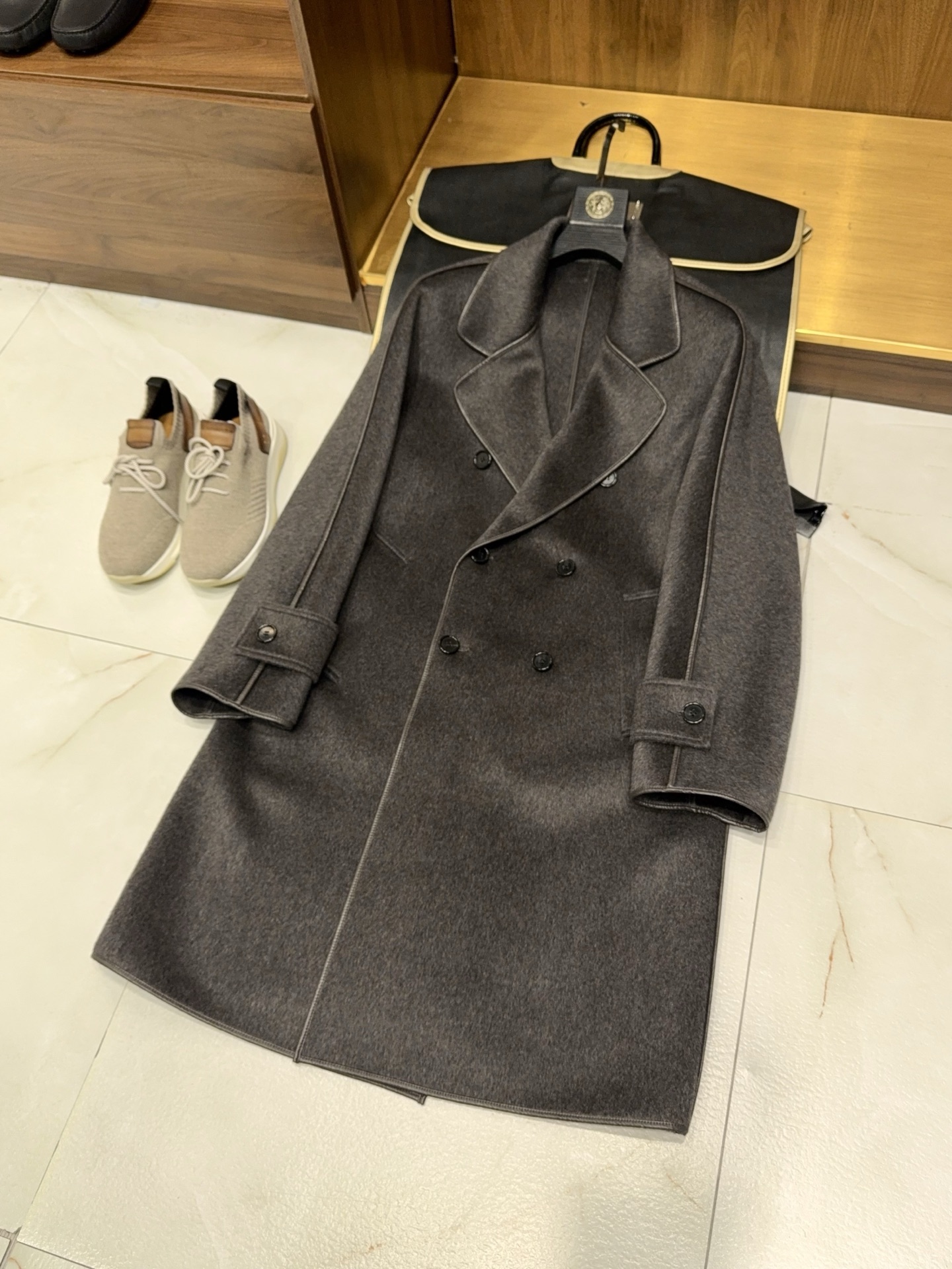 NO:660897,[New product and new color collection floral gray!  !  !  The flagship model of Lvjia luxury products!  Selected high-quality woolen goatskin edging, simple double-breasted large flat lapel design, long cashmere coat with diagonal pockets] Lujia's flagship men's long cashmere coat, the pinnacle fusion of luxury quality and simple aesthetics.  When luxury genes meet high-end fabrics, this flagship men's cashmere coat that defines winter style is born. High-purity and high-quality cashmere blended woolen fabrics are selected. The fibers are as fine and soft as clouds, combining the constant temperature and warmth of cashmere with the stiffness and style of wool. After multiple fine textile processes, it presents a delicate and warm matte texture, with a low-key and luxurious visual texture.  The finishing touch is the goatskin edging design. The first layer of high-quality goatskin is selected. The hand-polished edge lines are sharp and crisp, creating a texture that combines hardness and softness with the soft and waxy fabric. Every stitch hides luxury craftsmanship, demonstrating an unrepeatable high-end taste. The classic flat lapel continues the style of a retro gentleman. The arc of the collar angle has been repeatedly adjusted to fit the neck line while elongating the shoulder-neck ratio. Whether it is a formal match or daily commuting, it can instantly enhance your aura.  The simple double-breasted design is a timeless fashion symbol. The metal buckle is engraved with the brand's low-key logo, and the opening and closing show a sense of ceremony. The diagonal pockets on both sides are both practical and beautiful. The curvature fits the curve of the hand, and the pocket posture is casual and natural, injecting a sense of relaxation into the neat silhouette. The long cut has a full sense of drape, and the smooth lines extending from the shoulder line to the calf cleverly modify the body proportions, covering up the shortcomings of the body, showing a tall and slender figure.  From formal occasions of business meetings to casual scenes of weekend outings, this coat can easily control multiple styles with its versatile attributes. Paired with a turtleneck cashmere sweater, it is elegant and calm, and paired with a shirt and tie, it is full of aura. The collision of goatskin binding and fabric texture makes every appearance focus. It has become a must-have luxury item in men's winter wardrobe that combines texture, style and practicality, interpreting true low-key luxury and timeless classics. M-3XL, Louis Vuitton - clothing, louis  vuitton,louis vuitton,louis vuitton,shirts,sheepskin,ties, 19860909【新品新色典藏花灰色！！！驴家奢品旗舰款！精选优质毛呢山羊皮包边简约双排扣大平驳领设计斜插口袋长款羊绒大衣】驴家旗舰款男士长款羊绒大衣,奢品质感与简约美学的巅峰融合. 当奢品基因邂逅高阶面料,便诞生这款定义冬日格调的驴家旗舰款男士羊绒大衣.精选高纯度优质羊绒混纺毛呢面料,纤维细腻软糯如云朵触感,兼具羊绒的恒温锁暖与毛呢的挺括有型,历经多道精细纺织工艺,呈现出细腻温润的哑光肌理,自带低调奢华的视觉质感. 点睛之笔的山羊皮包边设计,甄选头层优质山羊皮,经过手工打磨的边缘线条利落挺括,与软糯面料形成刚柔并济的质感碰撞,每一处针脚都暗藏奢品匠心,彰显不可复制的高阶品味.经典大平驳领延续复古绅士格调,领角弧度经过反复调试,贴合颈部线条的同时拉长肩颈比例,无论是正装搭配还是日常通勤,都能瞬间提升气场. 简约双排扣设计是永不过时的时尚符号,金属扣具镌刻品牌低调标识,开合间尽显仪式感；两侧斜插口袋兼顾实用性与美观度,弧度贴合手部曲线,插兜姿态随性自然,为利落版型注入一丝松弛感.长款剪裁垂坠感十足,从肩线延伸至小腿的流畅线条,巧妙修饰身形比例,遮掩身材短板,尽显挺拔修长身姿. 从商务会谈的正式场合,到周末出行的休闲场景,这款大衣凭借百搭属性轻松驾驭多元风格.内搭高领羊绒衫尽显儒雅沉稳,搭配衬衫领带则气场全开,山羊皮包边与面料的质感碰撞,让每一次亮相都自带焦点,成为男士冬日衣橱中兼具质感、格调与实用性的奢品必备单品,诠释真正的低调奢华与永恒经典.M-3XL,路易威登-服装,louis vuitton,louis vuitton,louis vuitton,shirts,sheepskin,ties, ,Women's clothing