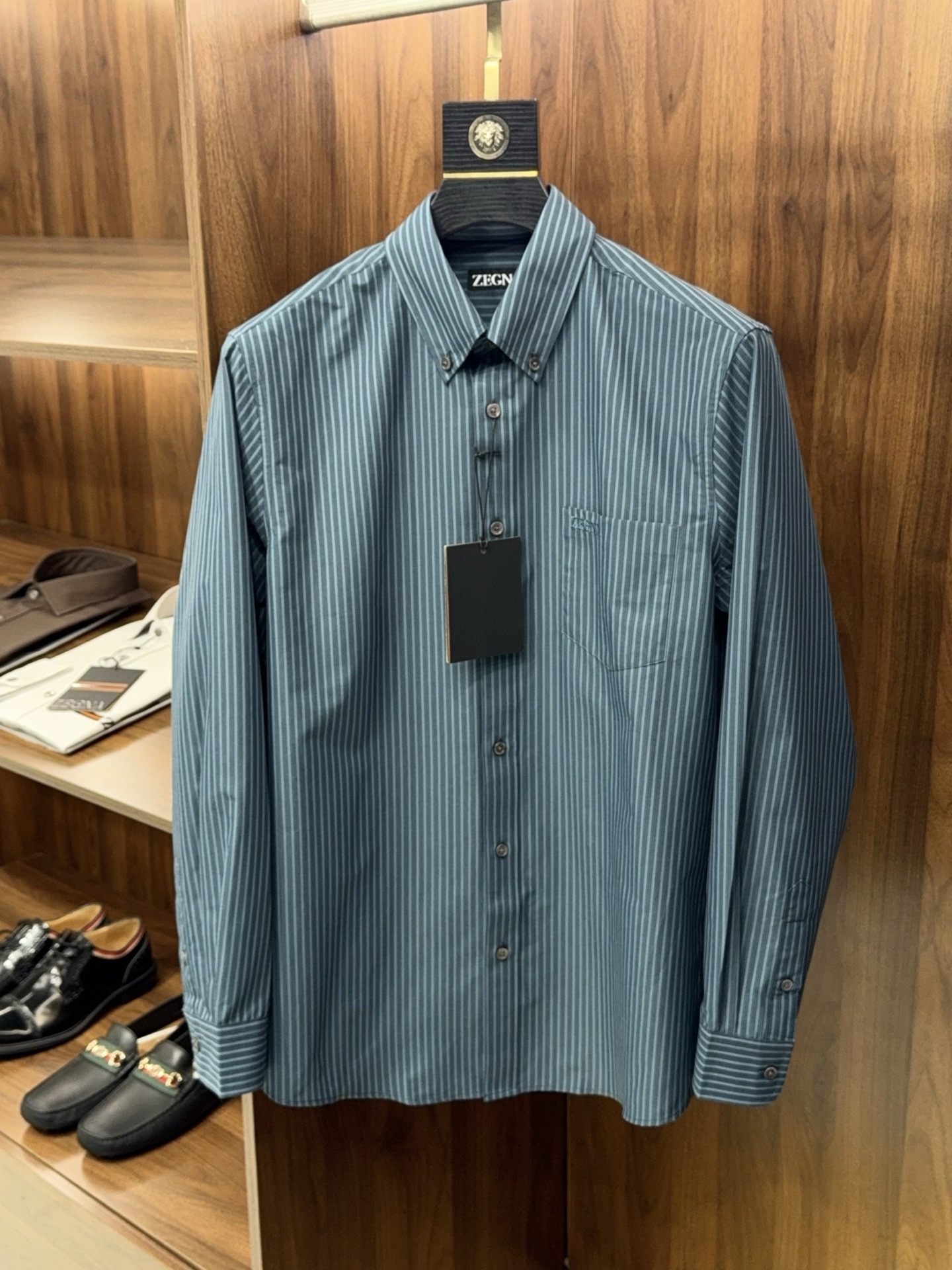 NO:660913,[The age-reducing vertical striped shirt is here!  Contrast color vertical stripe texture fabric collar button design commuter fashion long-sleeved shirt] Break the dullness and reduce your age at a glance!  Men's Contrast Color Vertical Stripe Shirt Jacket [Clear Introduction] Rejecting the same solid colors, this contrast color vertical stripe shirt jacket is your 'age-reducing weapon'. The classic lapel button design, combined with three-dimensional tailoring, not only elongates the body proportions, but also instantly brightens the whole body shape. Whether it is business commuting or leisure outings, it can make you show fashionable vitality in a calm manner, and easily achieve a high-end look. [Details] Visually slimming, with its own elongating effect  It adopts the classic vertical stripe texture and unique contrasting color design to effectively elongate the body shape visually and modify the lines, making you look taller and more energetic, and easily achieve 'physical age reduction'. The fabric is exquisite and the texture is outstanding. The high-quality fabric is selected, soft and comfortable to touch, and has good breathability. The fabric is stiff and not easy to wrinkle, and the upper body has a strong sense of drape, which always maintains a smart and neat image. Versatile for commuting, switching between multiple scenes  The simple collar button design not only retains the formal feel of the shirt, but also incorporates the casualness of the jacket. The T-shirt underneath is for casual and trendy men, and the Polo shirt underneath is for business elites. It can meet the dual needs of work and life. Detailed craftsmanship, quality selection. Exquisite routing, stable buttons, every detail demonstrates craftsmanship. It does not pick on the figure or the person, it is an indispensable and versatile item in the wardrobe. [Call to Action]  Upgrade your spring/autumn wardrobe, starting with this striped shirt jacket. Get it now and dress differently!  M-3XL next day delivery, men's clothing, jackets & coats, shirts, tees, t-shirt,  19860909【减龄竖条纹衬衫来了哦！撞色竖条纹纹理面料领扣款设计通勤时尚长袖衬衫】打破沉闷,一眼减龄！男士撞色竖条纹衬衫外套【简介明了】 拒绝千篇一律的纯色,这款撞色竖条纹衬衫外套是您的“减龄利器”.经典的翻领扣款设计,结合立体剪裁,不仅拉长身形比例,更能瞬间点亮全身造型.无论是商务通勤还是休闲出街,它都能让您在沉稳中透着时尚活力,轻松拿捏高阶穿搭感.【详细内容】 视觉显瘦,自带拉长效果 采用经典的竖条纹纹理,配合独特的撞色设计,在视觉上有效拉长身形,修饰线条,让您看起来更挺拔、更具精神气,轻松实现“物理减龄”. 面料考究,质感出众 甄选优质面料,触感柔软舒适,透气性佳.面料挺括不易起皱,上身垂坠感强,时刻保持干练利落的形象. 通勤百搭,多场景切换 简约的领扣款设计,既保留了衬衫的正式感,又融入了外套的随性.内搭T恤是休闲潮男,内搭Polo衫是商务精英,一件搞定职场与生活的双重穿搭需求. 细节工艺,品质之选 精致的走线,稳固的纽扣,每一处细节都彰显匠心工艺.不挑身材不挑人,是衣橱里不可或缺的百搭单品.【行动呼吁】 升级您的春日/秋日衣橱,从这件条纹衬衫外套开始.即刻入手,穿出不一样的自己！M-3XL 隔天到货,男装,jackets & coats,shirts,tees，t-shirt, ,Women's clothing