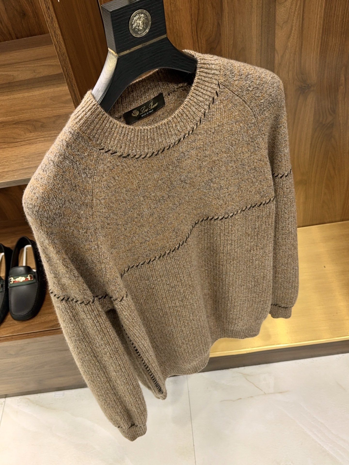 NO:660870,【Purely hand hooked thread!  Selection of high-quality special woven cashmere floral yarn saddle shoulder design ingot needle knitted round neck cashmere sweater] Craftsmanship outline special woven floral yarn ingot needle cashmere sweater - redefine the high-end sense of men's innerwear. Purely hand hooked thread, special woven cashmere, classic saddle shoulder, three-dimensional ingot needle. Scarce special spinning, new visual realm  Select high-quality cashmere from the golden cashmere-producing area, break through the traditional solid color restrictions, and use special woven floral yarn technology. The color transition is natural and soft, showing a texture and subtle luster like an oil painting. It is low-key and hidden in luxury, easily breaking the dullness of autumn and winter. Handmade temperature, advanced customization style  Refuse the rigidity of the machine and insist on pure hand-drawing craftsmanship. Every detail is carefully outlined by craftsmen, combined with the classic saddle shoulder design, to perfectly modify the shoulder lines. It not only retains the stiffness of formal wear, but also has the comfort and ease of knitting, which is the perfect balance between business and leisure. Classic stitching, soft and waxy touch  It adopts the retro ingot knitting method, and the surface texture is clear and three-dimensional, which enhances the airiness and warmth of the fabric. It feels as soft and skin-friendly as baby skin, and it is non-itchy when worn close to the body, allowing you to enjoy a cloud-like wearing experience in the cold winter. A good cashmere sweater is the 'hard currency' in a man's wardrobe. It is not only a piece of clothing, but also a silent expression of quality life. M-3XL, men's clothing, gold,  19860909【纯手工勾线！甄选优质特纺山羊绒花纱马鞍肩设计元宝针针织圆领羊绒衫】匠心勾勒·特纺花纱元宝针羊绒衫 —— 重新定义男士内搭的高级感.纯手工勾线、特纺山羊绒、经典马鞍肩、立体元宝针. 稀缺特纺,视觉新境 甄选源自黄金产绒区的优质山羊绒,突破传统纯色限制,采用特纺花纱工艺.色彩过渡自然柔和,呈现出如油画般的肌理质感与微妙光泽,低调中暗藏奢华,轻松打破秋冬沉闷. 手工温度,高级定制造型 拒绝机器的生硬,坚持纯手工勾线工艺.每一处细节都由匠人精心勾勒,结合经典马鞍肩设计,完美修饰肩部线条,既保留了正装的挺括感,又拥有针织的舒适自在,是商务与休闲的完美平衡. 经典针法,软糯触感 采用复古元宝针织法,表面纹理清晰立体,增强了面料的空气感与保暖性.触感如婴儿肌肤般软糯亲肤,贴身穿着无刺痒感,让您在寒冷冬日也能享受云端般的穿着体验. 一件好的羊绒衫,是男人衣橱里的“硬通货”.这不仅是一件衣服,更是对品质生活的无声表达.M-3XL,男装,gold, ,Women's clothing