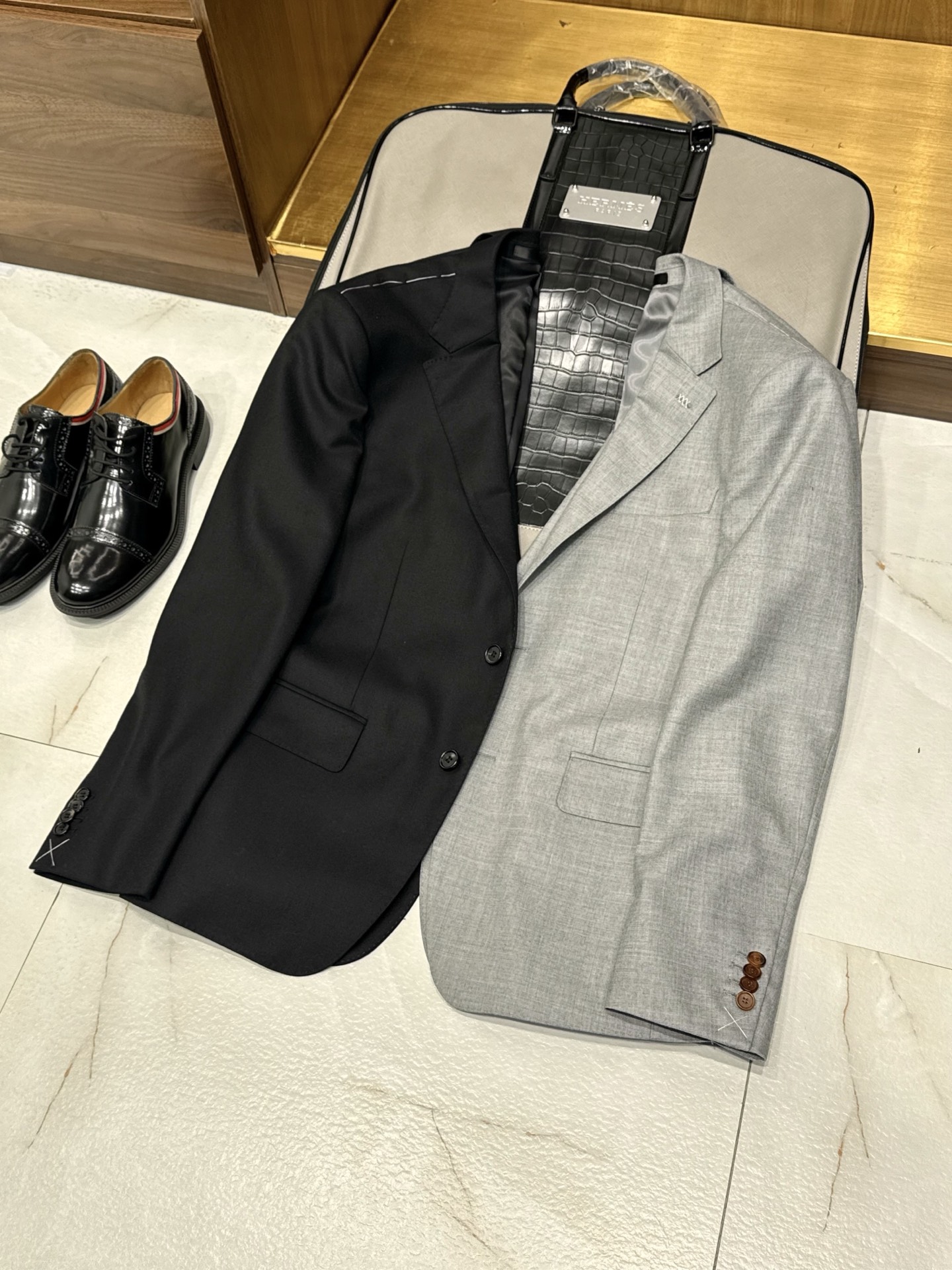 NO:660909,【Rare and exquisite product! Four Seasons 97 Wool 3 Linen Worsted Fabric Simple Commuting Flat Lapel Design Double Slit Suit】Rare and exquisite product·Four Seasons Commuting. 97 Wool + 3 Linen Worsted Flat Lapel Double Slit Suit. [Rare fabric · A suit that can breathe] Selection of 97 high-count wool + The golden blending ratio of 3 linen. Wool gives the fabric a crisp frame and skin-friendly delicacy, and the precious 3 linen not only injects a natural texture into the suit, but also significantly improves the breathability and wrinkle resistance. This is a true 'four-season style' that bids farewell to dullness and keeps you fresh at all times in business situations. [Classic version · Calm control] Notched lapel design The gold standard in the workplace, regardless of face shape, is both formal and approachable, perfectly suitable for business negotiations and daily commuting. The double slits in the back are ergonomic, no matter walking or sitting, there is no sense of restraint, showing a calm posture. The three-dimensional tailoring modifies the body line, straightens the shoulders and waist, and reshapes the upright aura of men. [Exquisite craftsmanship·See the real details for details] Refuse the roughness of the assembly line and adopt high-quality worsted craftsmanship. Flat lapels and exquisite button embellishments, every detail demonstrates the ultimate pursuit of quality. [Outfit suggestions] Business formal wear: wear a white shirt + tie + Oxford shoes, full aura. Business casual (Smart Casual) Wear alone trousers + Polo shirt / sweater, easy to switch weekend style. A good suit that can be worn for four seasons is a hard currency in a man's wardrobe. Scarce fabrics + classic tailoring help you look your best at every important moment. M-3XL light gray black, men's clothing, shirts, business suit, gold, ties,  19860909【稀缺臻品！四季款97羊毛3亚麻精纺面料简约通勤平驳领设计双开叉套装西装】稀缺臻品·四季通勤.97羊毛+3亚麻精纺平驳领双开叉套装.【稀缺面料 · 会呼吸的西装】 甄选97高支羊毛 + 3亚麻的黄金混纺比例.羊毛赋予了面料挺括的骨架与亲肤的细腻,而那珍贵的3亚麻,不仅为西装注入了自然的肌理感,更显著提升了透气性与抗皱性.这是一款真正的“四季款”,告别沉闷,让您在商务场合时刻保持清爽.【经典版型 · 从容驾驭】 平驳领设计 职场黄金标准,不挑脸型,既正式又具亲和力,完美适配商务谈判至日常通勤. 后中双开叉 符合人体工学,无论是行走还是坐下,皆无束缚感,尽显从容姿态. 立体剪裁 修饰身形线条,挺肩收腰,重塑男士挺拔气场.【匠心工艺 · 细节见真章】 拒绝流水线的粗糙,采用高品质精纺工艺.平整的驳头眼、精致的纽扣点缀,每一处细节都彰显着对品质的极致追求.【穿搭建议】 商务正装 内搭白衬衫+领带+牛津鞋,气场全开. 商务休闲（Smart Casual） 单穿西裤+Polo衫/针织衫,轻松切换周末格调. 一件能穿四季的好西装,是男人衣橱里的硬通货.稀缺面料+经典剪裁,助您在每一个重要时刻,都能展现最佳状态.M-3XL 浅灰 黑色,男装,shirts,business suit,gold,ties, ,Women's clothing