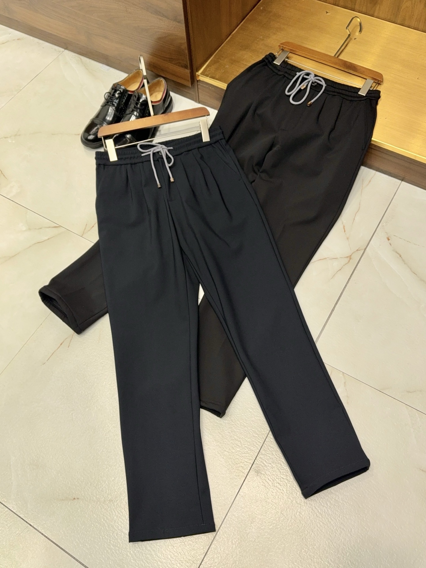 NO:660905,[How can we live without a pair of composite fleece pants in winter!  BC's drawstring cordials provide thickened fabric casual trousers] The wait is finally here!  BC's composite velvet drawstring casual pants are a must-have for keeping warm in winter. How can your winter wardrobe be without a pair of warm and non-bulky pants?  BC's drawstring casual trousers have high luxury genes and practical texture, which is a must-have for winter wear. It is made of thickened composite fabrics supplied by the brand. The outer layer is anti-wrinkle, wear-resistant, windproof and temperature-locking. The inner layer is compounded with super-soft velvet fabric. It is as delicate and skin-friendly as a cloud wrap. It can be worn directly without itching. The heat-storage lock is comparable to a portable small heater. It can easily resist freezing when worn alone in the cold winter in the north.  The classic drawstring waist design is super considerate, and the elasticity can be adjusted freely without tightening the waist and abdomen. It is suitable for various body types. With three-dimensional tailoring, the leg shape is more neat, without the bloated feeling of velvet pants. The fabric has been specially treated to be anti-static, non-stick to dust, and slightly anti-splash. Daily stains can be wiped away easily, and machine washing is not easy to pilling or lint.  Whether you wear it with a sweater and coat for commuting, or with a sweatshirt and sneakers for leisure, you can easily hold it in any scene. It combines the four advantages of warmth, comfort, versatility, and durability, allowing you to say goodbye to three layers inside and three outside, keeping warm in winter and fashionable, so you can close your eyes without stepping on the thunder!  48-56 next day arrival, men's clothing, chanel, sneakers, hoodie, sweatshirts, sweaters,  19860909【冬季怎能缺一条复合加绒裤！BC家抽绳款客供加厚面料休闲长裤】终于等到了！BC家复合加绒抽绳休闲裤,冬季保暖刚需款. 冬季衣橱怎能少一条保暖不臃肿的神裤！BC家这款抽绳休闲长裤,自带高奢基因与实用质感,堪称冬日穿搭刚需.采用品牌客供加厚复合面料,外层抗皱耐磨、防风锁温,内层复合超柔绒感面料,细腻亲肤如云朵包裹,直接贴穿无刺痒,蓄热锁温堪比随身小暖炉,北方寒冬单穿也能轻松抗冻. 经典抽绳腰头设计超贴心,自由调节松紧不勒腰腹,适配各种身材,搭配立体剪裁,修饰腿型更显利落,完全没有加绒裤的臃肿感.面料经特殊处理,抗静电不粘灰、轻微防泼溅,日常污渍一擦即净,机洗不易起球掉绒. 无论是通勤搭配毛衣大衣,还是休闲时配卫衣运动鞋,都能轻松hold住场景.一条集齐保暖、舒适、百搭、耐穿四大优势,让你告别里三层外三层,冬季保暖与时髦感兼得,闭眼入不踩雷！48-56隔天到货,男装,chanel,sneakers,hoodie,sweatshirts,sweaters, ,Women's clothing