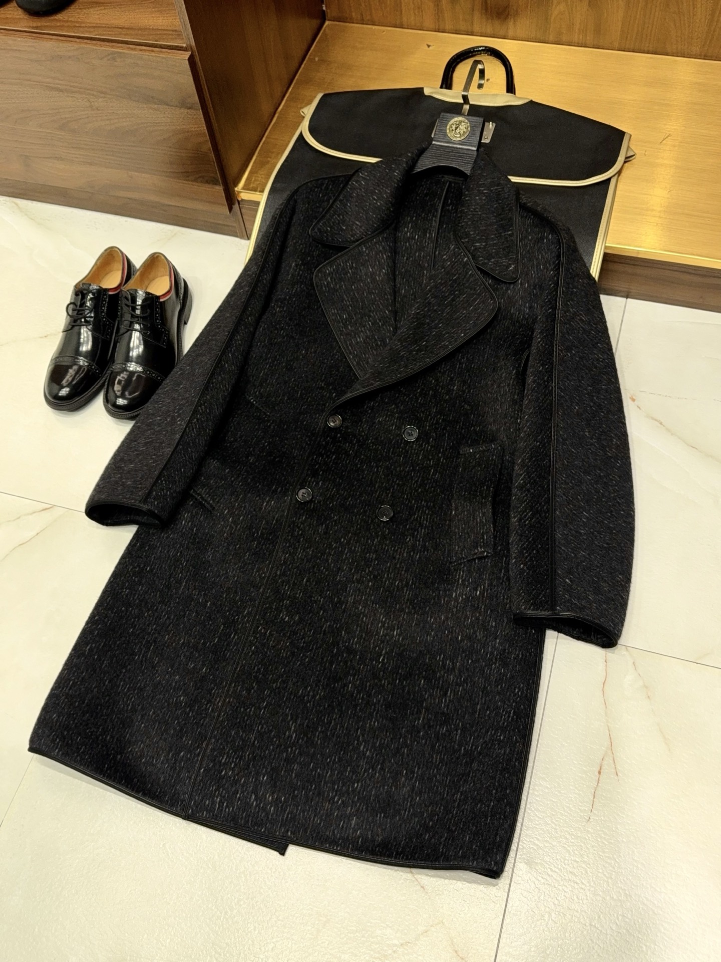 NO:662005,【LP family new product update!  Lambskin edging selects high-quality suli alpaca yarn craft woolen fabric with large lapel design long cashmere coat] LP family new autumn and winter products | Suli alpaca yarn long cashmere coat LP family has a new release!  This long cashmere coat is the ultimate answer to textured dressing in autumn and winter - it is made of high-quality floral yarn woolen fabric containing South American Suli alpaca wool, paired with lambskin binding and large lapels, blending high-end and practicality into every detail.  Fabric is the soul. Suli alpaca wool is known as the 'soft gold of the fiber world'. The hollow fiber structure has strong temperature locking ability. It is 30% warmer but 20% lighter than ordinary wool. It feels as smooth and shiny as silk; the floral yarn craftsmanship gives the fabric its own natural texture.  The texture is rich and not monotonous. It is matched with the delicate texture of cashmere blend, which is skin-friendly, pressure-free and not easy to pill. The lambskin edges are embellished on the cuffs and placket, and the delicate leather and wool collide to create a refined sense of layering, showing low-key luxury in every gesture.  The silhouette design hides an ingenious classic large lapel that modifies the shoulder and neck lines, elongates the proportions of the neck, and brings an elegant aura; the H-shaped long cut extends the body shape vertically, covering the crotch and hiding the flesh, and can also be worn by small people to give a tall and straight look; the loose and moderate silhouette combines warmth and freedom of movement, and is suitable for wearing with high-neck knitted or dresses, making it perfect for commuting, dating, and traveling.  An investment-grade item that can be worn for many years. It has the rare texture of Suli alpaca and the finishing touch of lambskin. It can wrap you up with warmth like a cloud in the cold winds of autumn and winter, and easily capture the relaxation and luxury of old money style. M-3XL, men's clothing, loro piana, skirts, sheepskin, gold,  19860909【LP家新品更新！小羊皮包边甄选优质含苏力羊驼毛花纱工艺毛呢面料大翻领设计长款羊绒大衣】 LP家秋冬新品｜苏力羊驼毛花纱长款羊绒大衣 LP家重磅上新！这款长款羊绒大衣,堪称秋冬质感穿搭的终极答案——甄选含南美苏力羊驼毛的优质花纱毛呢面料,搭配小羊皮包边与大气大翻领,把高级感与实用性揉进每一处细节. 面料是灵魂所在苏力羊驼毛被誉为“纤维界的软黄金”,空心纤维结构锁温力超强,比普通羊毛暖30却轻20,触感如丝绸般顺滑有光泽；花纱工艺让面料自带自然肌理,纹理层次丰富不单调,搭配羊绒混纺的细腻质感,亲肤无压还不易起球.小羊皮包边点缀袖口与门襟,细腻皮质与毛呢碰撞出精致层次感,举手投足间尽显低调奢华. 版型设计藏着巧思经典大翻领修饰肩颈线条,拉长颈部比例,自带优雅气场；H型长款剪裁纵向延伸身形,遮胯藏肉不挑身材,小个子也能穿出挺拔感；宽松有度的廓形兼顾保暖与活动自由度,内搭高领针织或连衣裙都适配,通勤、约会、旅行穿皆出彩. 一件能穿多年的投资级单品,既有苏力羊驼毛的珍稀质感,又有小羊皮包边的点睛设计,在秋冬寒风中给你云朵般的温暖包裹,轻松拿捏老钱风的松弛与高级.M-3XL,男装,loro piana,skirts,sheepskin,gold, ,Women's clothing