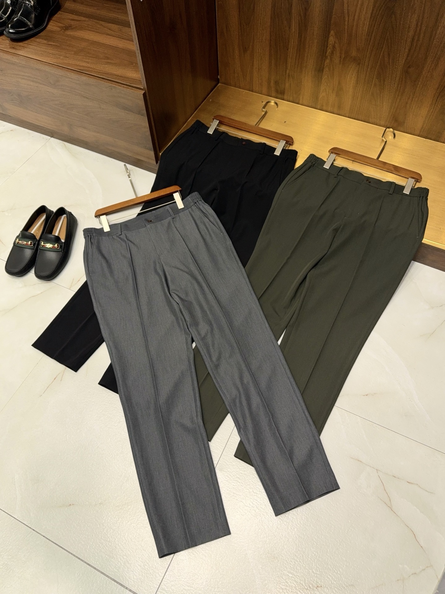 NO:775965,[New products released in early spring!  Selected acetate wool worsted fabrics, semi-elastic waistband design, super casual trousers and trousers] New products for early spring | Acetate wool worsted series reshape the new style of gentleman's clothing. Say goodbye to the heavy winter and the style and temperature of early spring, with this acetate wool worsted series, you can easily manage it.  Selected acetate wool worsted fabric, the warm texture of wool and the drape luster of acetate fiber are cleverly combined. It is soft and breathable against the skin, stiff and not easy to wrinkle. It is suitable for commuting in early spring, and it will not sweat or wrinkle after sitting for a long time. The semi-elastic waist casual trousers have a neat and super correct shape, which is not flattering to the body shape. The semi-elastic waist design combines the regularity of formal wear with the comfort of leisure, making it easy to wear and take off in daily life. It is neat and capable with leather shoes, and you can also unlock a casual tone when you step on sports shoes.  The trousers and jackets of the same series continue the advantages of fabrics, with clean and smooth lines and crisp shoulder lines that easily outline a straight figure. Whether it is a complete set to create a business commute look, or a single jacket mixed with sweatshirts and jeans, it can adapt to the needs of various scenes in early spring. Renewed in early spring, one piece is in place, allowing you to have both gentlemanly style and comfort. M-3XL, men's clothing, sneakers, hoodie, sweatshirts, jackets & coats,19860909【早春新品发布！精选含醋酸羊毛精纺面料半松紧腰腰头设计版型超正休闲长裤西裤】早春新品｜醋酸羊毛精纺系列 重塑绅装新格调. 告别冬日厚重,早春的风度与温度,由这套醋酸羊毛精纺系列轻松拿捏. 精选醋酸羊毛精纺面料,羊毛的温润质感与醋酸纤维的垂坠光泽巧妙融合,触肤柔软透气,挺括不易皱,早春通勤出行,久坐也不闷汗、不起褶. 半松紧腰休闲长裤,版型利落超正,不挑身形.半松紧腰头设计兼顾正装的规整与休闲的舒适,日常穿脱无束缚,搭配皮鞋利落干练,踩上运动鞋也能解锁随性腔调. 同系列西裤外套延续面料优势,线条剪裁利落流畅,肩线挺括不压肩,轻松勾勒挺拔身形.无论是整套搭配打造商务通勤造型,还是单件外套混搭卫衣、牛仔,都能适配早春多场景穿搭需求. 早春焕新,一件到位,让绅装风度与舒适自在兼得.M-3XL,男装,sneakers,hoodie,sweatshirts,jackets & coats,,Women's clothing