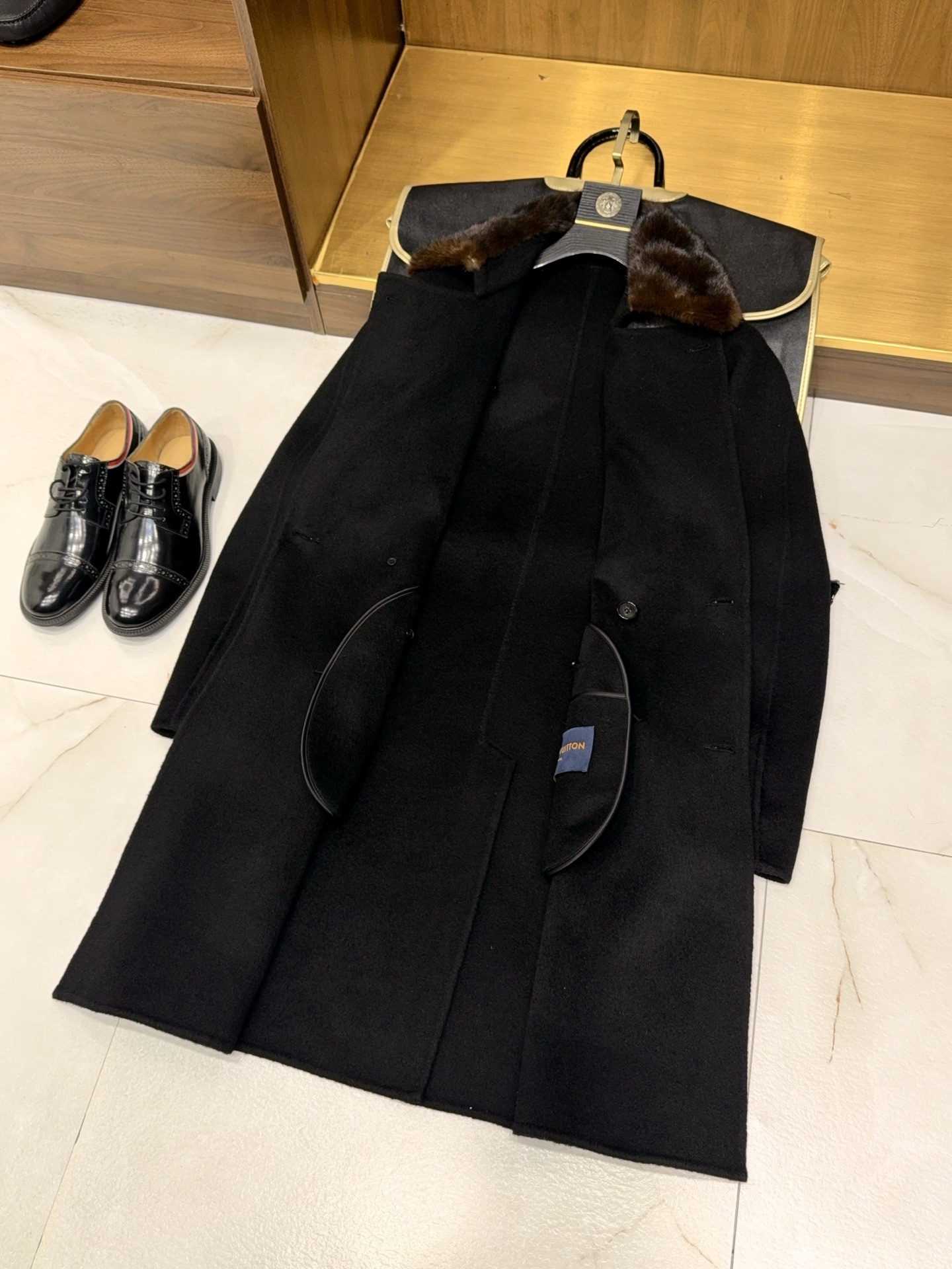 NO:662011,【Year-end great gift!  Luxurious imported mink fur collar with lambskin accessories, filled with light and warm 90% white goose down lining, long cashmere coat] Year-end special offer｜A palace-level long cashmere coat, luxurious and warm. The year-end finale is a long cashmere coat that can be passed down from generation to generation, tailor-made for high-end men to provide luxurious winter protection.  The top-grade cashmere fabric is selected, feels as soft and skin-friendly as clouds, and has an excellent drape feeling, showing a straight and elegant posture when walking. It is luxuriously equipped with an imported mink fur collar, with plump and plump hair peaks, a translucent luster, and a noble feel. It can protect you from wind and cold, and instantly enhances your style.  The lambskin accessories are made with exquisite workmanship, and the delicate texture and the softness of cashmere create a subtle collision. The metal buckles hide the craftsmanship and the details are full of extraordinary taste. The interior is filled with 90 white goose down liner, which is light and fluffy without a sense of weight. It has excellent temperature locking performance and can handle the cold temperature of -20℃. Warmth and style have never been so good.  The long silhouette is tailored to suit your body shape and can easily modify your body proportions. Whether it is a business meeting or a holiday trip, you can be full of aura. Year-end gift, if you miss it, wait another year, get it now and take control of the high-end winter wear!  M-3XL,men's clothing,sheepskin, 19860909【年终巨献！奢品进口水貂毛领搭配小羊皮配件填充轻盈保暖90白鹅绒内胆长款羊绒大衣】 年终巨献｜殿堂级长款羊绒大衣,奢暖双绝. 年终压轴臻品,一件足以传世的长款羊绒大衣,为高阶男士量身定制冬日奢护. 甄选顶级羊绒面料,触感如云朵般软糯亲肤,垂坠感堪称一绝,行走间尽显挺拔身姿与儒雅气度. 奢配进口水貂毛领,毛峰丰盈饱满,光泽感莹润透亮,自带贵气质感,防风御寒的同时,瞬间拉高造型格调. 小羊皮配件精工细作,细腻纹理与羊绒的柔软形成精妙碰撞,金属搭扣暗藏匠心,细节处尽显不凡品味. 内里填充90白鹅绒内胆,轻盈蓬松无负重感,锁温性能卓越,-20℃严寒也能从容应对,保暖与风度从未如此两全. 长款廓形剪裁,不挑身形,轻松修饰身材比例,无论是商务会晤还是假日出行,皆能气场全开. 年终礼遇,错过再等一年,即刻入手,执掌冬日高阶穿搭话语权！M-3XL,男装,sheepskin, ,Women's clothing