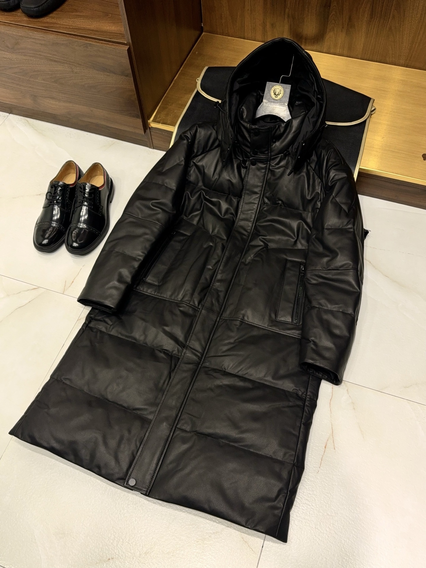 NO:662019,【Big launch!  Removable hood filled with 90% white duck down, ultra-soft and delicate imported calfskin long windbreaker style leather down jacket] New arrival, long windbreaker style leather down jacket, winter style top. 90% white duck down temperature lock + imported calfskin texture, removable hood can be worn multiple times, hardcore can keep out the cold and go out chicly!  Imported calfskin is selected as the body fabric. The leather is soft and delicate, with a high-grade matte luster and a delicate texture that is within reach, showing men's low-key luxury taste. After professional water-repellent treatment, it is more worry-free for daily wind and rain protection.  The interior is filled with 90% high-purity white duck down, which has high fluffiness and full down. Its temperature-locking performance is far superior to ordinary down. It warms the whole body instantly when worn, and it can handle cold temperatures of -10℃ calmly. The down is evenly distributed and does not clump, and the down will not run away after being worn for a long time, keeping the garment's crisp shape.  Classic long windbreaker style cut, neat lines modify the body shape, elongate the proportion of the legs, and bring aura when walking; with a removable hood design, one garment can be worn in multiple ways - wearing a hood is windproof and warm, suitable for commuting; taking off the hood instantly transforms into a business style, and can easily handle various occasions such as business banquets and dates.  The hardware accessories are all customized, with thick texture, smooth opening and closing, and the quality is highlighted in the details; hidden zipper + snap button double closure, more secure windproof, taking into account both practicality and beauty. One piece can unlock all winter dressing scenes, with both the tough texture of leather jackets and the hard-core warmth of down jackets. It is a must-have item for the handsome man's wardrobe in winter!  M-3XL,men's clothing,leather jacket,down jacket,cowhide,hats, 19860909【重磅推出！可脱卸帽填充90白鸭绒超柔软细腻进口小牛皮长款风衣式皮衣羽绒服】重磅上新,长款风衣式皮衣羽绒服 冬日型格顶配. 90白鸭绒锁温+进口小牛皮质感,可脱卸帽一衣多穿,硬核御寒也能潇洒出街！ 甄选进口小牛皮为衣身面料,皮质柔软细腻,自带高级哑光光泽,触手可及的细腻纹理,尽显男士低调奢华品味；经过专业防泼水处理,日常防风挡雨更省心. 内里填充90高纯度白鸭绒,蓬松度高、绒朵饱满,锁温性能远超普通羽绒,穿上即刻暖遍全身,-10℃严寒也能从容应对；羽绒分布均匀不结块,久穿不跑绒,保持衣身挺括版型. 经典长款风衣式剪裁,利落线条修饰身形,拉长腿部比例,行走间自带气场；搭配可脱卸连帽设计,一衣解锁多种穿法——戴帽防风保暖,适合通勤出行；脱帽秒变商务型格,轻松驾驭商务宴请、约会等多种场合. 五金配件均为定制款,质感厚重、开合顺畅,细节处彰显品质；隐藏式拉链+按扣双重闭合,防风更稳妥,兼顾实用性与美观度. 一件解锁冬日所有穿搭场景,既有皮衣的硬朗质感,又有羽绒服的硬核保暖,是型男衣橱的冬日必备单品！M-3XL,男装,leather jacket,down jacket,cowhide,hats, ,Women's clothing