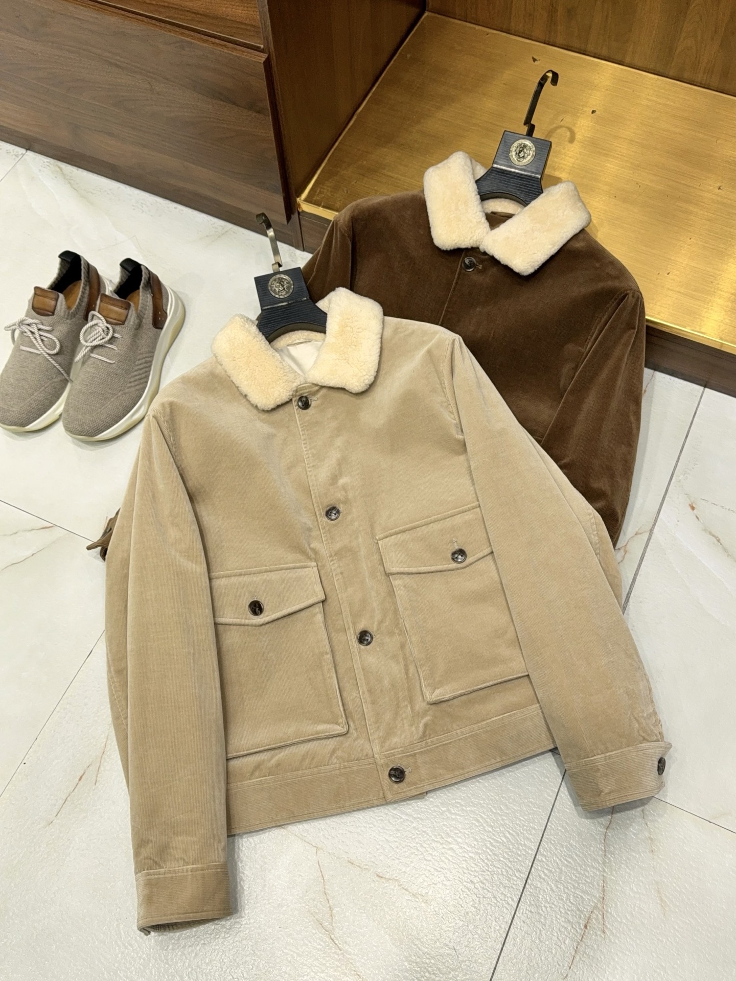 NO:677554,【Luxury lamb fur collar!  Retro corduroy fabric double pocket design, warm and fashionable workwear style jacket】Autumn and winter natal jacket!  The luxurious lamb fur collared corduroy workwear style is amazing. The hard currency in your autumn and winter wardrobe has been found!  This luxurious lamb fur collar corduroy work jacket combines warmth and retro fashion. Whoever wears it will look handsome!  Luxurious grade lamb wool collar, warm and noble. The collar is made of real soft and waxy lamb wool. It feels fluffy and does not scratch the skin. Cold wind does not come in at all, and it is super comfortable to wear close to the neck. The built-in luxury quality feeling can instantly upgrade the basic outfit to several levels, and it has a sense of luxury in a low-key manner. Retro corduroy fabric has a full texture.  Selected high-density corduroy fabric feels thick and crisp, has a retro texture, and is not prone to pilling and deformation. Whether it is daily commuting or outdoor travel, it can withstand the cold winds of autumn and winter, with both durability and appearance. Double-pocket workwear design, practical and cool  The classic workwear-style double-pocket layout not only allows you to easily store small items such as mobile phones and keys, but also adds a sense of layering and toughness to your outfit. The neat silhouette doesn't pick up on your body shape. Whether you wear it with a sweater or a turtleneck, you can wear it in a casual and effortless trendy style. In autumn and winter, if you don't want to wear bulky clothes but also want to look handsome, this jacket can be worn with your eyes closed. You can directly capture the retro workwear atmosphere when wearing it!  M-3XL next day delivery, men's clothing, hoodie, sweatshirts, jackets & coats, jackets & coats,19860909【奢品羊羔毛领！复古灯芯绒面料双口袋设计保暖又时尚工装款夹克外套】秋冬本命夹克！奢品羊羔毛领灯芯绒工装款太绝了. 秋冬衣柜里的硬通货找到了！这款奢品羊羔毛领灯芯绒工装夹克,把保暖和复古时髦焊在了一起,谁穿谁帅！ 奢品级羊羔毛领,保暖又显贵 领口是实打实的软糯羊羔毛,触感蓬松不扎肤,冷风完全灌不进来,贴颈穿着超舒服.自带的奢品质感,让基础穿搭瞬间提升好几个档次,低调中透着高级感. 复古灯芯绒面料,质感拉满 精选高密度灯芯绒面料,摸起来厚实挺括,自带复古肌理感,不容易起球变形.不管是日常通勤还是户外出行,都能抗住秋冬的小冷风,耐穿度和颜值双双在线. 双口袋工装设计,实用又潮酷 经典工装风双口袋布局,不仅能随手放手机、钥匙等小物件,还能增加穿搭的层次感和硬朗气质.利落版型不挑身形,不管是搭卫衣还是高领衫,都能穿出随性不费力的潮男范儿. 秋冬不想穿得臃肿又想帅出圈的,这件夹克闭眼冲就对了,穿上直接拿捏复古工装氛围感！M-3XL 隔天到货,男装,hoodie,sweatshirts,jackets & coats,jackets & coats,,Women's clothing