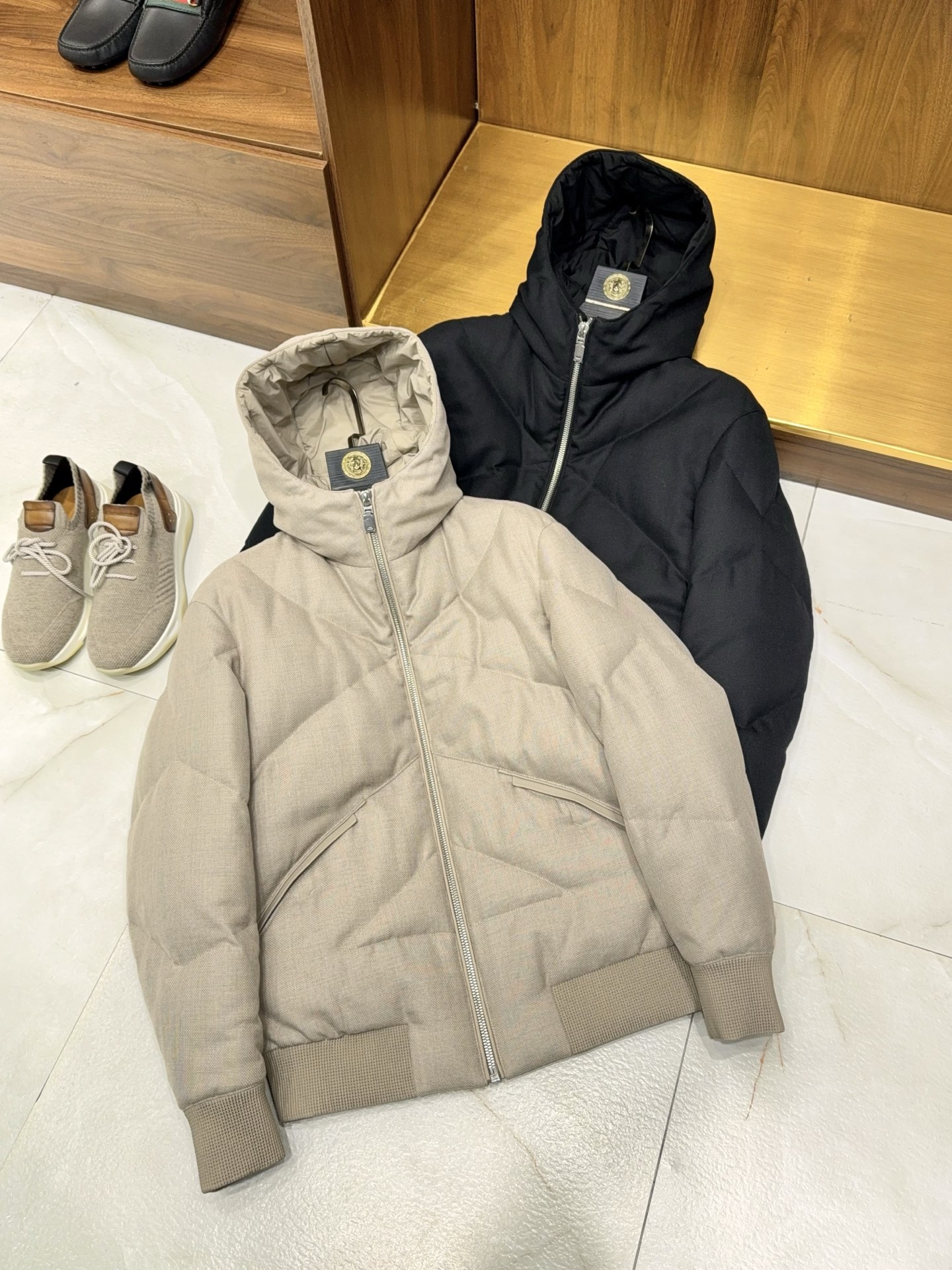 NO:677558,【Premium series!  The designer offers a down jacket made of wool ramie fabric, hooded design and spliced ​​with sheepskin lining filled with 90 white goose down jacket] The most luxurious down jacket in autumn and winter!  The designer wool ramie spliced ​​sheepskin is amazing. This down jacket from the Zhenpin series directly combines texture and warmth. It is the perfect autumn and winter outfit!  Wool and ramie fabrics are supplied by customers, with a high-end feel. Selected wool and ramie blended fabrics have a delicate texture, feel soft and breathable, and the upper body does not have the bloated feeling of ordinary down jackets. The retro and exquisite texture allows you to easily stand out in the crowd, and can hold the scene during daily commuting or gatherings. Sheepskin splicing design, luxury details can be seen in the details  The key parts of the body are spliced with sheep leather, which is soft and shiny. It collides with the wool and ramie fabric to create a unique sense of layering, which is tough yet refined. Every seam is delicate and neat, and the designer's ingenious details make the wearer feel unique. 90 white goose down lining + hooded design, maximum warmth retention  The inner liner is filled with 90% white goose down, which has high fill power and strong heat-locking properties. It can be worn in cold weather without looking bulky. The hooded version fits the line of the head, is windproof and neat. Whether it is worn with a sweater or a turtleneck, it can be worn with a casual and effortless sense of luxury. This piece combines luxurious fabrics, ingenious design and hard-core warmth. It is enough for your autumn and winter wardrobe!  M-3XL arrives next day, men's clothing, jackets & coats, sweaters, down jacket, sheepskin, hats,19860909【臻品系列！设计师款客供含羊毛苎麻面料连帽设计拼接绵羊皮内胆填充90白鹅绒夹克款羽绒服】秋冬顶奢羽绒服！设计师款羊毛苎麻拼接绵羊皮绝了. 臻品系列的这款羽绒服,直接把质感和保暖玩明白了,妥妥的秋冬穿搭王炸款！ 客供羊毛苎麻面料,高级感拉满 精选羊毛苎麻混纺面料,自带细腻肌理感,摸起来软糯透气,上身完全没有普通羽绒服的臃肿感.复古又精致的质感,让你在人群中轻松脱颖而出,日常通勤或聚会都能hold住场面. 绵羊皮拼接设计,细节见奢品 衣身关键部位拼接绵羊皮,皮质柔软有光泽,和羊毛苎麻面料碰撞出独特的层次感,硬朗又不失精致.每一处缝线都细腻工整,设计师款的匠心细节,穿的就是与众不同的格调. 90白鹅绒内胆+连帽设计,保暖力MAX 内胆填充90白鹅绒,蓬松度高且锁温性强,寒潮天穿也能暖意十足,还不会显得笨重.连帽版型贴合头部线条,防风又利落,不管是搭配毛衣还是高领衫,都能穿出随性不费力的高级感. 一件集齐面料奢感、设计巧思和硬核保暖,秋冬衣柜有它就够了！M-3XL 隔天到货,男装,jackets & coats,sweaters,down jacket,sheepskin,hats,,Women's clothing