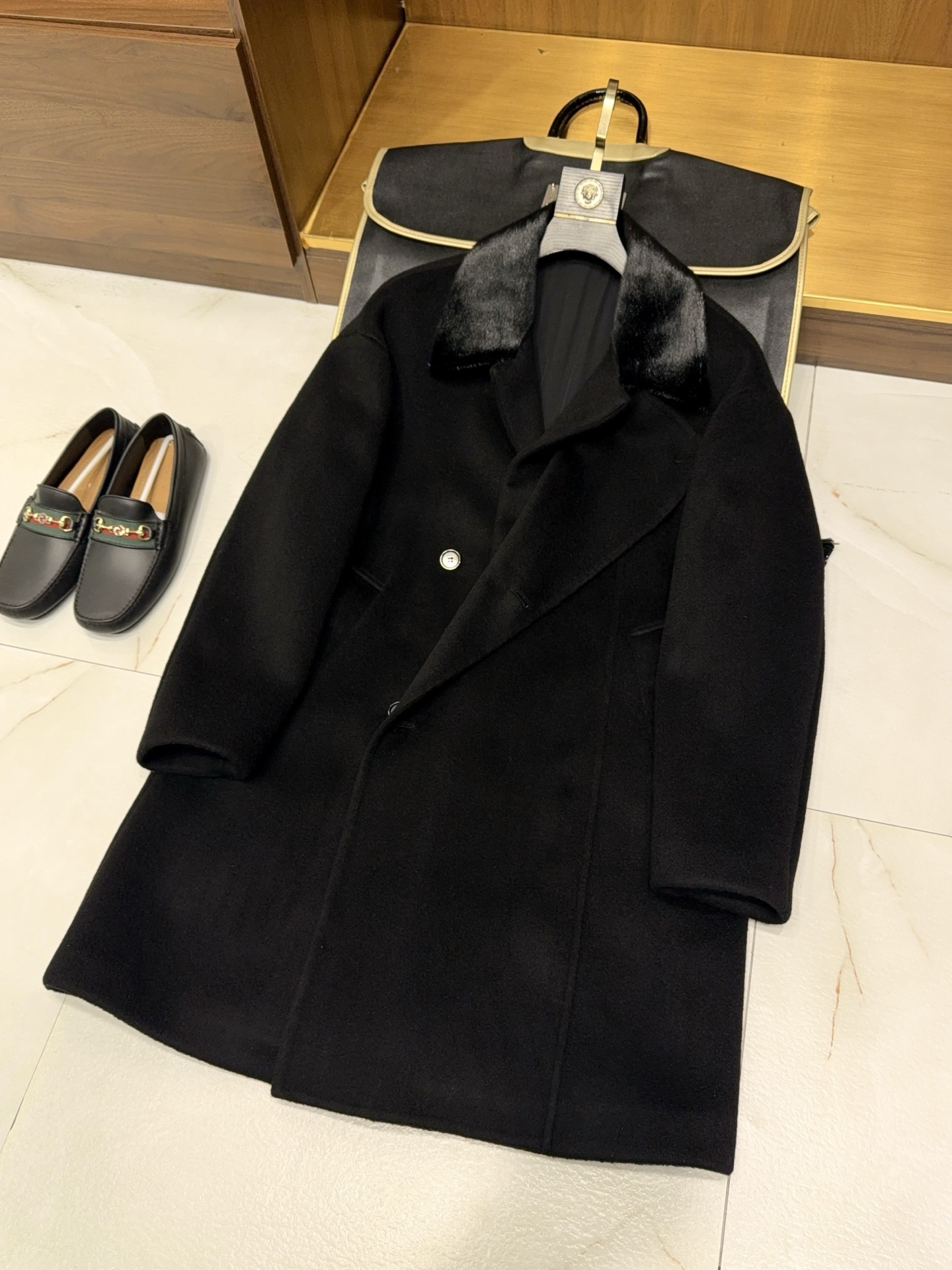 NO:677551,【Heavyweight year-end special offer!  Luxurious seal fur collar, selected high-quality cashmere, wool blended woolen fabric, double-breasted design, long woolen coat] the hottest item at the end of the year!  Luxurious seal fur collar, cashmere and wool blend double-breasted long woolen coat. The high-end jersey for autumn and winter is here!  This heavyweight long woolen coat directly enhances the texture and aura of the luxury brand, making it a benchmark of nobility when you wear it. The luxury seal fur collar adds a sense of elegance with just one click. The collar is made of high-quality seal fur, which is fluffy, rich and shiny. It sticks to the neck to keep you warm and does not scratch the skin, and the cold wind cannot penetrate at all. The built-in luxury gene allows ordinary inner wear to have a high-end texture, and you can tell it is different at a glance.  Cashmere and wool blended woolen fabrics provide both warmth and texture. Selected high-quality cashmere and wool blended fabrics are soft and delicate to the touch, thick and stiff, and not prone to pilling and deformation. The upper body has the softness and skin-friendly properties of cashmere, as well as the wear and wind resistance of wool. In autumn and winter, it has full warmth and can be worn easily to create a tall and straight figure, saying goodbye to bloat and drag. Double-breasted long design, full of aura and not picky on the body shape.  The classic double-breasted style has a retro British style, and the neat lines can modify the body proportions, and can be worn by tall or small people. The long cut just covers the buttocks, and when paired with a turtleneck and leather shoes, it can securely occupy the C position when commuting to dinner. It depends on it to support the scene at the end of the year. If you want to wear an effortless sense of luxury at the end of the year, this coat is the right one to wear with your eyes closed. It can be worn for several years and will never go out of style!  M-3XL, men's clothing, jackets & coats,19860909【重磅级年底巨献！奢品海豹毛领甄选优质羊绒羊毛混纺毛呢面料双排扣设计长款毛呢大衣外套】年底王炸款！奢品海豹毛领羊绒羊毛混纺双排扣长款毛呢大衣. 秋冬压轴的高端战袍来了！这款重磅级长款毛呢大衣,把奢牌质感和气场直接拉满,穿上就是行走的显贵标杆. 奢品级海豹毛领,贵气感一键拉满 领口甄选优质海豹毛,毛质蓬松丰盈且光泽感十足,贴颈保暖不扎肤,寒风根本钻不进来.自带的奢品基因,让普通内搭也能穿出高阶质感,一眼就能看出与众不同. 羊绒羊毛混纺毛呢面料,保暖与质感双在线 精选优质羊绒羊毛混纺面料,触感软糯细腻,厚实挺括不易起球变形,上身既有羊绒的柔润亲肤,又有羊毛的耐磨抗风性.秋冬穿着保暖性拉满,还能轻松穿出挺拔身形,告别臃肿拖沓. 双排扣长款设计,气场全开不挑身形 经典双排扣版型自带复古英伦范儿,利落线条能修饰身形比例,不管是高个子还是小个子都能驾驭.长款剪裁刚好遮住臀部,搭配高领衫和皮鞋,通勤赴宴都能稳占C位,年底撑场面全靠它. 年底想穿出不费力的高级感,这件大衣闭眼冲就对了,一件能穿好几年都不过时！M-3XL,男装,jackets & coats,,Women's clothing