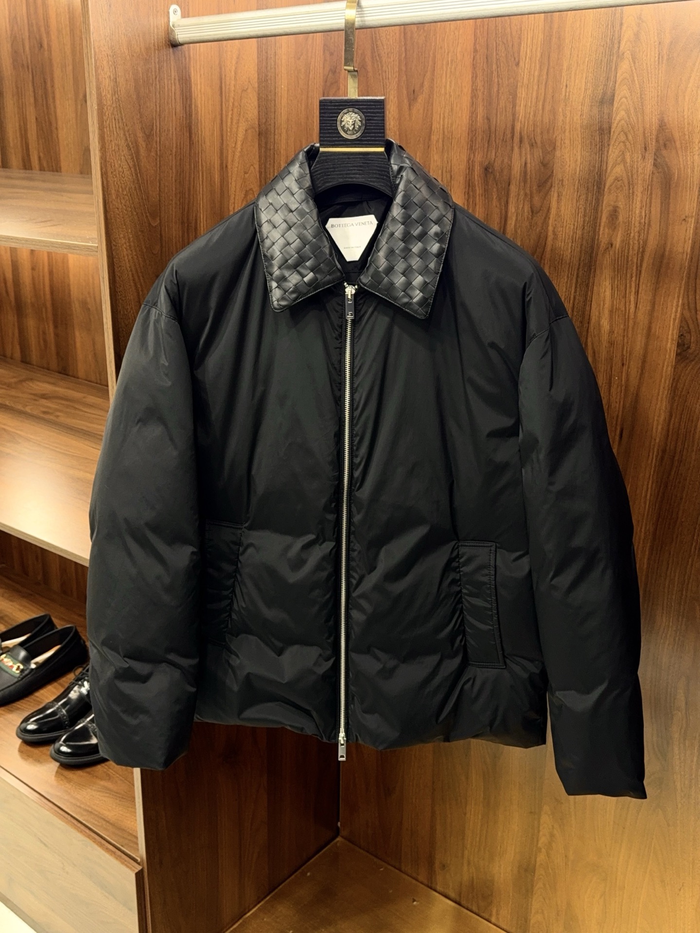 NO:714297,【Short style is now available!  BV’s classic sheepskin plaid pattern!  Imported polyester fiber fabric filled with 90% white goose down, lightweight, comfortable and warm, mid-length windbreaker style down jacket] Men's BV classic sheepskin woven plaid windbreaker style down jacket, a high-end fusion of elegance and warmth. When BV's iconic craftsmanship meets the urgent need for warmth in winter, this mid-length windbreaker style down jacket came into being. With the luxurious gene of leather weaving and the hard-core warmth of goose down filling, it redefines the high-end wearing paradigm for men in winter.  Imported high-quality sheep leather is selected as the core design carrier, and BV's classic woven plaid technology is continued. Every inch of the interwoven texture is hand-carved by craftsmen. The texture is tight and full without losing elasticity, breaking the heavy and dull texture of traditional leather and giving the body a flexible texture. The sheep leather has a soft and delicate touch like clouds. It is close to the skin and has no pressure. At the same time, the warm luster precipitates a unique retro texture when worn, showing a low-key and luxurious brand recognition in every gesture.  The outer fabric is made of imported polyester fiber, which has been treated with a special process to be windproof and anti-wrinkle. The texture is crisp and stylish. It can not only outline the neat silhouette of the windbreaker, but also resist the cold wind in winter. It can also keep the clothes dry and tidy in rainy and snowy weather. The interior is filled with 90% high-purity white goose down, and the down comes from the core of the goose belly.  The fluffiness of down is far higher than that of ordinary down. Each ounce of down contains millions of fine velvet threads, forming an efficient heat-locking air layer. The thermal insulation efficiency is 1.8 times that of ordinary duck down, but it is only one-sixth the weight of cotton clothing. It achieves a wearing experience of 'light as a feather, warm as a constant temperature cabin', and can calmly cope with sub-zero temperatures.  The mid-length style of the windbreaker is the finishing touch. The length is just right, covering the waist and hips to the mid-thigh. It modifies the body proportions while providing all-round thermal protection. It combines the elegance and neatness of the windbreaker with the practical warmth of the down jacket. Ingenuity is hidden in the details. The crisp lapels can be stood up or flat, switching between business and leisure atmosphere; invisible  The double fly placket with snap buttons and zipper enhances the temperature locking performance while maintaining visual simplicity; the side slit design adds a flexible atmosphere and shows a free and easy posture when walking. Pair it with slim-fitting trousers to create an elite look in the workplace, or pair it with jeans to create a casual and trendy masculine style. It can be easily held in various scenes such as commuting, dating, and outdoors.  It is not only a warm winter jacket, but also a textured item that perfectly integrates BV luxury brand craftsmanship, natural material advantages and modern dressing needs. It allows you to embrace the lightness and comfort of clouds in the cold winter, and with its unique woven plaid and windbreaker silhouette, it can become a style pioneer with its own radiance among the crowd. M-3XL arrives next day, Bottega Veneta - clothing, bottega veneta, bottega  veneta,jeans,jackets & coats,down jacket,sheepskin,19860909【短款出货了哦！BV家经典绵羊皮编制格纹！进口聚酯纤维面料填充90白鹅绒轻盈舒适保暖中长款风衣式羽绒服】男士BV经典绵羊皮编织格纹风衣式羽绒服,奢雅与暖度的高阶融合. 当BV标志性匠心邂逅冬日保暖刚需,这款中长款风衣式羽绒服应运而生,以皮革编织的奢感基因、鹅绒填充的硬核保暖,重新定义冬季男士高阶穿搭范式. 甄选进口优质绵羊皮为核心设计载体,延续BV经典编织格纹工艺,每一寸交织纹理均由匠人手工雕琢,纹路紧密饱满却不失弹性,打破传统皮革的厚重沉闷,赋予衣身灵动的肌理层次.绵羊皮自带云朵般柔软细腻的触感,贴肤无压的同时,温润光泽随穿着沉淀出独特的复古质感,举手投足间尽显低调奢华的品牌辨识度. 外层面料采用进口聚酯纤维,经特殊工艺处理后兼具防风抗皱属性,质感挺括有型,既能勾勒风衣的利落廓形,又能抵御冬日寒风侵袭,雨雪天气亦能保持衣身干爽整洁.内里填充90高纯度白鹅绒,绒朵源自鹅腹部核心部位,蓬松度远超普通羽绒,每盎司绒朵蕴含百万根细密绒丝,形成高效锁热空气层,保暖效率是普通鸭绒的1.8倍,却仅为棉服六分之一的重量,实现“轻如鸿毛,暖若恒温舱”的穿着体验,零下低温也能从容应对. 中长款风衣版型是点睛之笔,长度恰到好处覆盖腰臀至大腿中段,修饰身形比例的同时提供全方位保暖防护,兼具风衣的优雅利落与羽绒服的实用温暖.细节处暗藏巧思,挺括翻领可立可平,切换商务与休闲氛围；隐形按扣与拉链双重门襟,强化锁温性能的同时保持视觉简约；侧边开叉设计增添灵动气息,行走间尽显洒脱姿态,搭配修身西裤演绎职场精英范,或配牛仔裤打造随性潮男风,轻松hold住通勤、约会、户外等多元场景. 它不止是一件冬季保暖外套,更是将BV奢牌工艺、天然材质优势与现代穿搭需求完美融合的质感单品,让你在凛冽寒冬中,既能拥抱云朵般的轻盈舒适,又能凭借独特的编织格纹与风衣廓形,成为人群中自带光芒的格调先行者.M-3XL 隔天到货,葆蝶家-服装,bottega veneta,bottega veneta,jeans,jackets & coats,down jacket,sheepskin,,Women's clothing