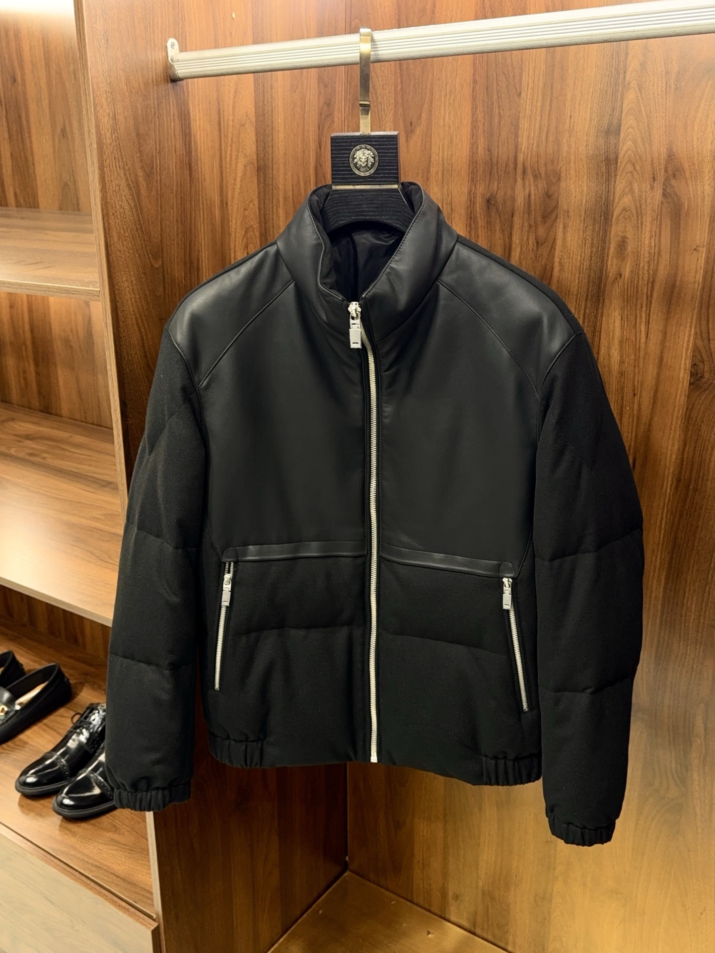 NO:714286,【Excellent products reappear!  Sheepskin spliced ​​woolen woolen stand-up collar design filled with 90% white goose down jacket style down jacket] The ultimate answer to high-end luxury wear in winter, this sheepskin spliced ​​down jacket has it!  The delicate texture of sheepskin, the retro texture of wool, coupled with the hard-core warmth of 90 white goose down, achieve the ultimate goal of 'resisting the cold with dignity'. Say goodbye to bloat and monotony, and bring your own advanced filters when going out in winter.  The splicing of materials is the biggest highlight, and you will know what 'texture hits' means when you wear it. It has selected A+ grade sheepskin, which is soft and delicate to the touch yet firm. You can feel the natural leather texture with your hands. It is wear-resistant and not easy to crack, and it can stay soft even in the cold winter in the north.  The texture can be wiped clean with a wet towel when it is dirty, and even lazy people can easily take care of it. The key parts are spliced with wool, and it has a retro style to adjust the body feel, making the leather tough and moist, and the visual hierarchy is instantly full, making it look noble from a distance and material up close.  There is no need to compromise on the thermal insulation configuration, the 90% white goose down filling is full of sincerity. The down is large and has online fluffiness, and the temperature locking effect is comparable to that of a thick down jacket. However, because the fabric is crisp and stylish, it does not look bloated at all, and it is light and burdenless to wear. The stand-up collar design can not only modify the neck line, elongate the body proportions, but also firmly lock in the warmth. No matter how strong the cold wind is, it cannot get into the collar, and it can warm the root of the neck without wearing an extra scarf.  The jacket style is simply the 'King of All Matches', regardless of body shape or scene. The short cut is just stuck at the hip bone position, automatically raising the waistline and elongating the legs. Small people will not be tall when wearing it, and a slightly chubby figure can easily hide fat.  The neat silhouette can be loosened or tightened. Boys can wear it cool and tough, while girls can wear it sweet and aura. Pairing it with a turtleneck sweater gives it a commuter elite look. Pair it with a sweatshirt and jeans for a casual and relaxed look. Even with a skirt, you can unlock the sweet-cool mix.  The details are full of ingenuity and neat splicing, smooth and durable hardware zippers, and windproof cuffs that fit the wrist. Every detail is worthy of careful inspection. No need to worry about matching, one piece can be used in various scenarios such as commuting, dating, weekend outings, etc. It can not only provide enough security in sub-zero temperatures, but also make you stand out in the crowd, truly realizing 'warmth and fashion without limits.'  This high-quality down jacket combines material, warmth and fit. It is definitely the 'ace of texture' in the winter wardrobe. It will not go out of style after being worn for several years. M-3XL will arrive the next day, men's clothing, hoodie, sweatshirts, skirts, jeans, jackets & coats, down jacket, sheepskin,19860909【臻品再现！绵羊皮拼接羊毛毛呢立领设计填充90白鹅绒夹克式羽绒服】冬日高奢穿搭的终极答案,被这件绵羊皮拼接羽绒服拿捏了！绵羊皮的细腻质感、羊毛毛呢的复古肌理,再加上90白鹅绒的硬核保暖,把“体面抗寒”这件事做到了极致,告别臃肿与单调,冬日出门自带高级滤镜. 材质拼接是最大亮点,上身就懂什么叫“质感暴击”.精选A+级绵羊皮,触感软糯细腻却不失挺括,上手能摸到自然的皮质纹理,耐磨不易爆皮裂皮,北方寒冬也能保持柔软质感,脏了用湿毛巾一擦就干净,懒人也能轻松打理.关键部位拼接羊毛毛呢,自带复古格调整体感,让皮质的硬朗多了几分温润,视觉层次瞬间拉满,远看显贵、近看有料. 保暖配置完全不用妥协,90白鹅绒填充诚意满满.绒朵大且蓬松度在线,锁温效果堪比厚羽绒服,但因为面料挺括有型,完全不会显得臃肿,穿在身上轻盈无负担.搭配立领设计,既能修饰颈部线条、拉长身形比例,又能牢牢锁住暖意,寒风再大也钻不进领口,不用额外搭围巾也能暖到脖子根. 夹克式版型简直是“百搭王者”,不挑身材不挑场景.短款剪裁刚好卡在髋骨位置,自动拉高腰线、拉长腿长,小个子穿也不会压身高,微胖身材能轻松藏肉.可松可紧的利落廓形,男生穿帅酷硬朗,女生穿甜飒有气场,内搭高领针织衫是通勤精英感,配卫衣牛仔裤是休闲松弛感,甚至搭半身裙都能解锁甜酷混搭风. 细节处尽显匠心工整的拼接走线、顺滑耐用的五金拉链、贴合手腕的防风袖口,每一处都经得起细看.不用费心搭配,一件就能hold住通勤、约会、周末出游等多种场景,既能在零下低温里提供足够安全感,又能让你在人群中脱颖而出,真正实现“保暖与时髦不设限”. 这件集材质、保暖、版型于一身的臻品羽绒服,绝对是冬日衣橱里的“质感王牌”,穿几年都不过时,闭眼入不亏.M-3XL 隔天到货,男装,hoodie,sweatshirts,skirts,jeans,jackets & coats,down jacket,sheepskin,,Women's clothing