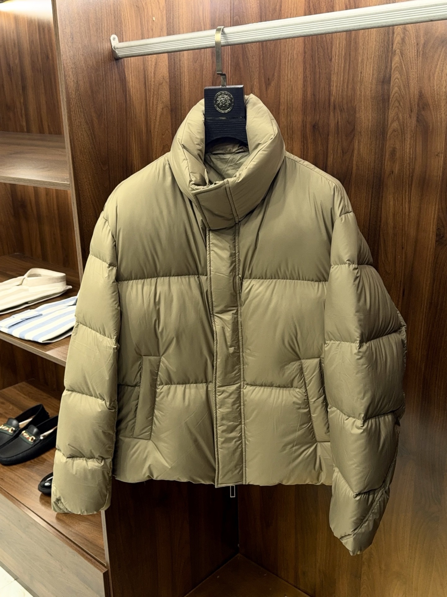 NO:720104,[Lightweight and warm 90 white duck down!  The down jacket has a weight of 200+ and a warmth factor of 200+. It is made of imported three-proof fabric and has a stand-up collar design and a zipper style down jacket. Find a treasure-level down jacket!  The core selling point is directly filled up, and you just need to close your eyes for the winter. 90 white duck down filling has solid thermal insulation power, a truly light and warm ceiling!  It is filled with high-purity 90 white duck down, with online fluffiness. The upper body is not pressed at all, and there is no weight-bearing feeling when walking. The weight of the down is directly increased to 200+, and it can hold it even at minus ten degrees in the north. It is more than enough to survive the winter in the south. The warmth factor is directly maximized, and people who are afraid of the cold finally don’t have to wrap it up in rice dumplings. Imported three-proof fabric is resistant to fabrication and easy to care for. The outer layer is imported three-proof fabric, which is waterproof, anti-fouling and anti-oil stains!  Don’t panic if you splash milk tea or rain every day. Just wipe it off with a tissue. You don’t have to worry about getting your clothes wet when you go out on a snowy day. The fabric feels smooth and textured, and it doesn’t look bloated. It is paired with a slim cut to keep you warm while maintaining neat lines. The stand-up collar + zipper design hits the mark with details. The stand-up collar design is perfect for people who are afraid of the cold!  The windproof effect is full, and you can protect your neck without the need for an extra scarf. The zipper is smooth and non-stuck, and it is easy to put on and take off, making it suitable for daily commuting and outdoor travel. The overall shape is not body-selective, whether it is worn with jeans or casual pants, it can be worn in casual or light commuting styles. The core of choosing a down jacket for winter is warmth + good wear + durability. This one directly welds the three key points!  200+ down-filled 90% white duck down ensures warmth, three-proof fabric solves the management problem, and the stand-up collar zipper design takes into account both practicality and appearance, so you won’t step into thunder when you close your eyes. M-3XL arrives the next day, men’s clothing, jeans, down jacket,19860909【轻盈保暖90白鸭绒！充绒克重200+保暖系数拉满选用进口三防面料立领设计拉链款羽绒服】挖到宝级羽绒服！核心卖点直接拉满,过冬刚需党闭眼冲. 90白鸭绒填充 保暖力实打实 真正的轻盈保暖天花板！填充的是高纯度90白鸭绒,绒朵蓬松度在线,上身完全不压身,走路都无负重感.充绒克重直接给到200+,北方零下十几度也能hold住,南方过冬更是绰绰有余,保暖系数直接拉满,怕冷星人终于不用裹成粽子 进口三防面料 抗造又好打理 外层是进口三防面料,防水防污防油渍真的绝！日常溅到奶茶、雨水都不用慌,用纸巾一擦就干净,下雪天出门也不怕湿衣.面料摸起来顺滑有质感,还不会显臃肿,搭配修身剪裁,保暖的同时还能保持利落线条 立领+拉链设计 细节戳中需求 立领设计太懂怕冷人了！防风效果拉满,不用额外围围巾也能护住脖颈.拉链顺滑不卡顿,穿脱方便,日常通勤、户外出行都适配.整体版型不挑身材,不管是搭牛仔裤还是休闲裤,休闲或轻通勤风格都能驾驭 过冬选羽绒服,核心就是保暖+好穿+耐造,这款直接把三个关键点焊死！200+充绒的90白鸭绒保证保暖,三防面料解决打理难题,立领拉链设计兼顾实用性与颜值,闭眼入不踩雷.M-3XL 隔天到货,男装,jeans,down jacket,,Women's clothing