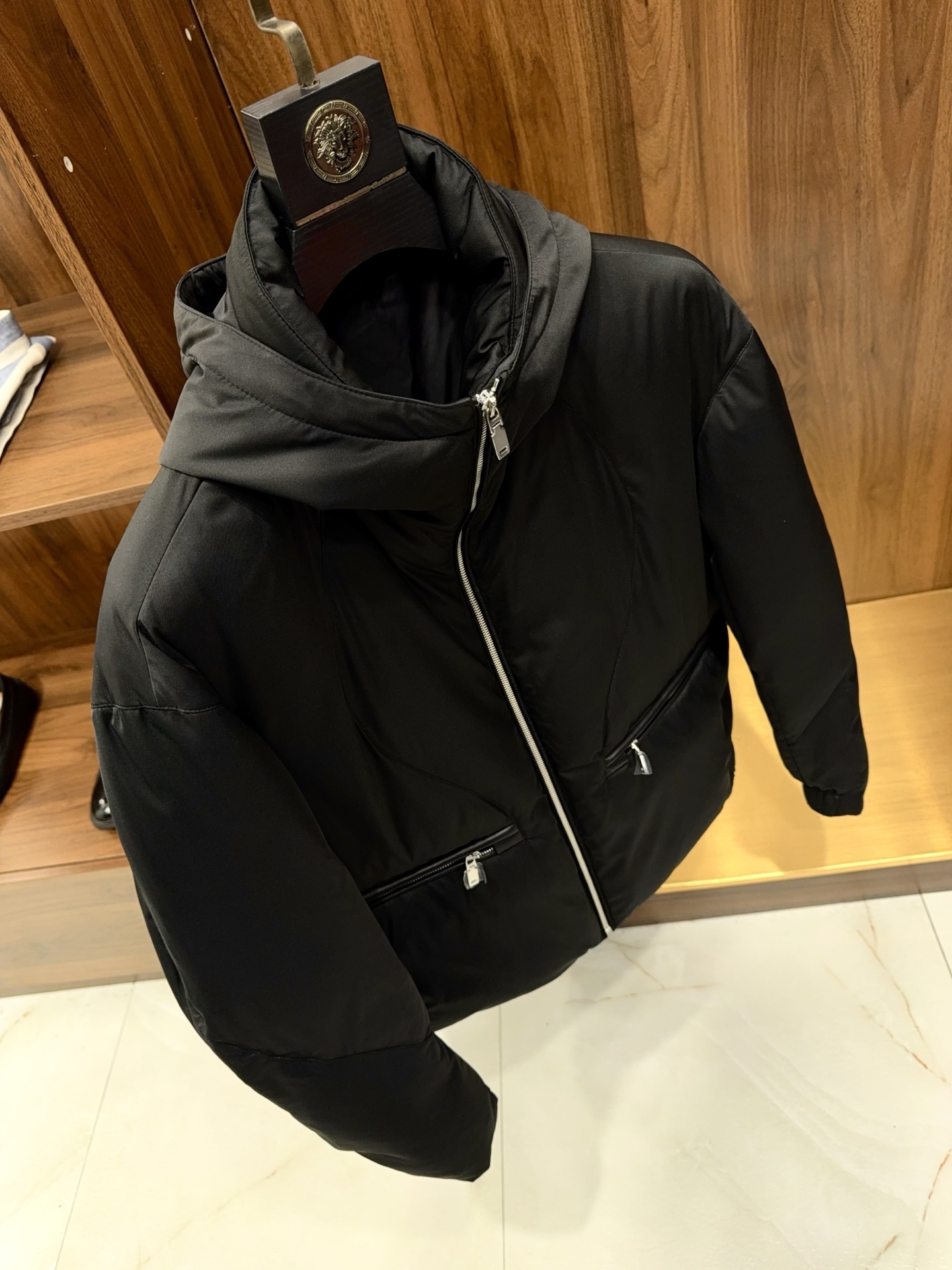 NO:720099,【Luxury goose down series!  Mulberry silk fabric with sheepskin accessories, zippered stand-up collar, warm 90% white goose down down jacket] Luxurious winter, mulberry silk + sheepskin 90% white goose down down jacket is really decent. I am really impressed by the material configuration of this luxury goose down jacket!  Mulberry silk fabric + sheepskin accessories are filled with white goose down, which welds winter warmth and luxury to the body. The outer layer is made of mulberry silk blended fabric, which has a delicate luster visible to the naked eye. It feels silky and soft, without the roughness of ordinary down jackets, and has a sense of low-key luxury. The key is that it is extremely breathable. Even if the temperature difference between indoor and outdoor is large, it will not be sticky with sweat, giving both style and comfort.  The stand-up collar design understands the needs of winter. The height is just right to protect the neck from the wind without looking bulky. The neat lines directly bring out the spirit. The zipper and some accessories are made of high-quality sheep leather, which is soft and tough to the touch. The warm texture of the leather and the silky smoothness of the mulberry silk create a clever collision. Every detail is full of luxury quality.  The core is filled with 90% white goose down, with online fill power. The upper body is light and has no weight-bearing feeling, but it can easily withstand severe cold and can hold the temperature of sub-zero temperatures in the north. The locking process is very good, and the velvet will not run away and clump, and it can stay fluffy and stylish for a long time after being worn.  The style is neat and not flattering on your body shape. The short cut is just stuck at the waistline, visually increasing the proportion to make the legs longer. Wear it with a turtleneck sweater and trousers for daily commuting, and you will become an urban elite in an instant. Wear it with jeans and leather boots for casual weekends, which adds a sense of relaxation, and can be worn in many scenes.  There are no superfluous fancy designs, and they all rely on top-quality materials and exquisite craftsmanship. This is the core essence of the old money style - warm but not bulky, high-end but not ostentatious. It is decent enough to have this piece in your winter wardrobe. 48-56 will arrive the next day, men's clothing, boots, jeans, sweaters, down jacket, sheepskin,19860909【奢品鹅绒系列！含桑蚕丝面料搭配绵羊皮配饰拉链款立领保暖90白鹅绒羽绒服】奢级过冬,桑蚕丝+绵羊皮 90白鹅绒羽绒服才是真体面. 被这件奢品鹅绒服的材质配置狠狠拿捏了！桑蚕丝面料+绵羊皮配饰白鹅绒填充,把冬日保暖与高级感焊死在身上. 外层是桑蚕丝混纺面料,上手是肉眼可见的细腻光泽,摸起来丝滑软糯,完全没有普通羽绒服的粗糙感,自带低调奢感.关键是透气性绝了,哪怕室内外温差大,也不会闷汗粘身,兼顾风度与舒适度. 立领设计太懂冬日需求,恰到好处的高度既能挡风护颈,又不会显得臃肿,利落线条直接拉满精气神.拉链和局部配饰选用优质绵羊皮,触感柔软有韧性,皮质的温润质感与桑蚕丝的丝滑形成巧妙碰撞,细节处全是奢品质感. 核心填充90白鹅绒,蓬松度在线,上身轻盈无负重感,却能轻松抵御严寒,北方零下气温也能稳稳hold住.锁绒工艺做得很到位,不会跑绒结块,穿多久都能保持蓬松有型. 版型是不挑身材的利落款,短款剪裁刚好卡在腰线位置,视觉上拉高比例显腿长.日常通勤内搭高领毛衣+西裤,秒变都市精英；周末休闲配牛仔裤+皮靴,又多了份松弛感,多场景穿搭都不违和. 没有多余花哨设计,全靠顶级材质和精湛工艺说话,这才是老钱风的核心要义——保暖不臃肿,高级不张扬,冬日衣柜有这一件就够体面.48-56隔天到货,男装,boots,jeans,sweaters,down jacket,sheepskin,,Women's clothing