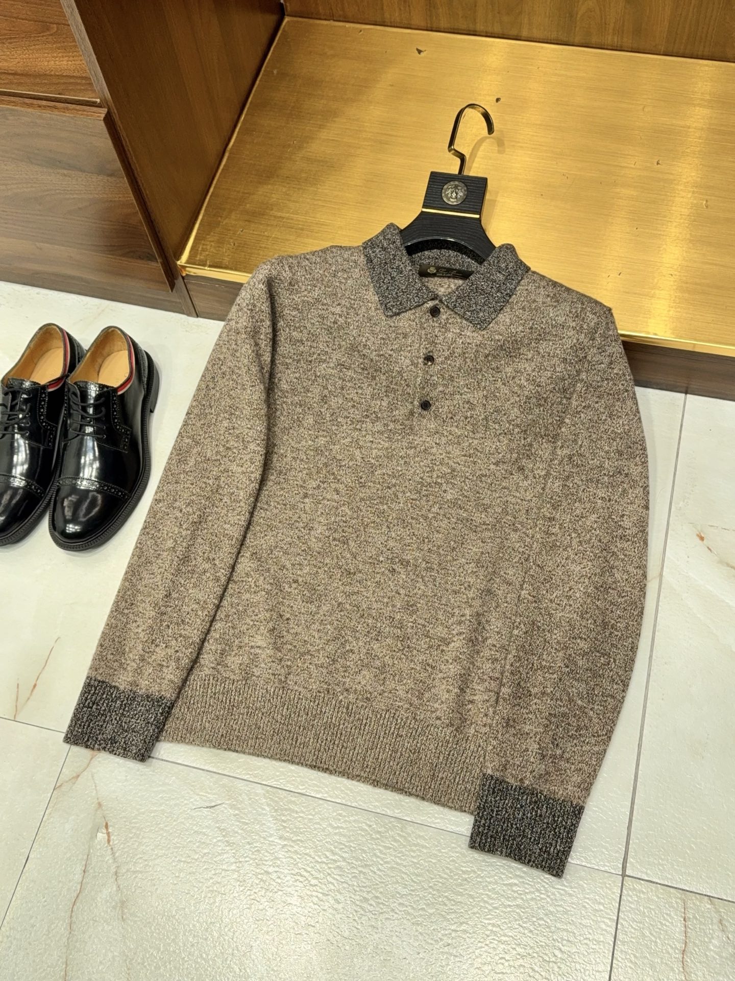 NO:720103,【Select high-quality yarn!  The floral yarn craftsmanship has been twisted multiple times to create a contrasting effect. The three-button design lapel POLO cashmere sweater] The texture is godlike | The floral yarn cashmere POLO is the code for the high-end sense of autumn and winter. This floral yarn cashmere POLO really hits the aesthetic mark!  High-quality cashmere yarn is selected and twisted multiple times to create natural contrasting colors. The three-button lapel design strikes the right balance between sophistication and relaxation.  High-quality cashmere yarn is the core of the texture. It is soft and skin-friendly, and does not feel itchy when worn close to the body. Its warmth retention is not inferior to that of thick sweaters, but it is more stiff than ordinary cashmere sweaters. The multi-twisted floral yarn craftsmanship is a plus. It is not a deliberate contrasting color splicing, but the gradient texture of the yarn itself. It is low-key and durable, and the better it is, the more flavorful it is, avoiding the monotony of solid color POLO.  The lapel design is classic and unobtrusive, and the right collar height modifies the neck line, making it look neat and neat. The three buttons can be opened and closed freely, and when buttoned, it has a restrained business feel. Unbuttoning two buttons adds a casual and casual look, suitable for different scenes. The collar and cuffs are reinforced and locked to prevent them from deforming after long-term wear. The quality is evident in the details.  The fit is not tight, it can outline the body lines without restricting movement, and can be easily controlled by fat figures. Paired with trousers for daily work, it will be a commuting elite style, while paired with jeans or casual pants, it will be relaxed for everyday use. It can be worn alone as a base layer. It has to be a versatile and versatile style for autumn and winter wardrobes.  There are no unnecessary decorations, and the fabric craftsmanship and pattern speak for themselves. It is low-key and has a high-end feel. Whether it is daily commuting or leisure travel, it can instantly upgrade the quality of your outfit. M-3XL arrives next day, men's clothing, jeans, sweaters,19860909【甄选优质纱线！花纱工艺经多次强捻纱打造撞色效果三粒扣设计翻领POLO羊绒衫】质感封神｜花纱羊绒POLO 秋冬高级感密码 被这件花纱羊绒POLO狠狠戳中审美！甄选优质羊绒纱线,经多次强捻工艺打造自然撞色,三粒扣翻领设计,把精致与松弛感平衡得恰到好处. 优质羊绒纱线是质感核心,上手软糯亲肤,贴身穿无刺痒感,保暖性完全不输厚毛衣,却比普通羊绒衫更具挺括度.多次强捻的花纱工艺太加分,不是刻意的撞色拼接,而是纱线本身自带的渐变肌理,低调耐看,越品越有味道,避免了纯色POLO的单调感. 翻领设计经典不挑人,恰到好处的领高修饰颈部线条,显得利落精神.三粒扣开合自由,扣上是内敛商务感,解开两颗又多了份随性休闲,适配不同场景.领口和袖口做了加固锁边处理,久穿不易变形,细节处见品质. 版型是不紧绷的合身款,既能勾勒身材线条,又不会束缚活动,微胖身材也能轻松驾驭.日常搭配西裤就是通勤精英风,配牛仔裤或休闲裤则是松弛感日常,单穿打底都出彩,秋冬衣柜的万能百搭款非它莫属. 没有多余装饰,全靠面料工艺和版型说话,低调中透着高级感,不管是日常通勤还是休闲出游,都能让穿搭质感瞬间升级.M-3XL 隔天到货,男装,jeans,sweaters,,Women's clothing