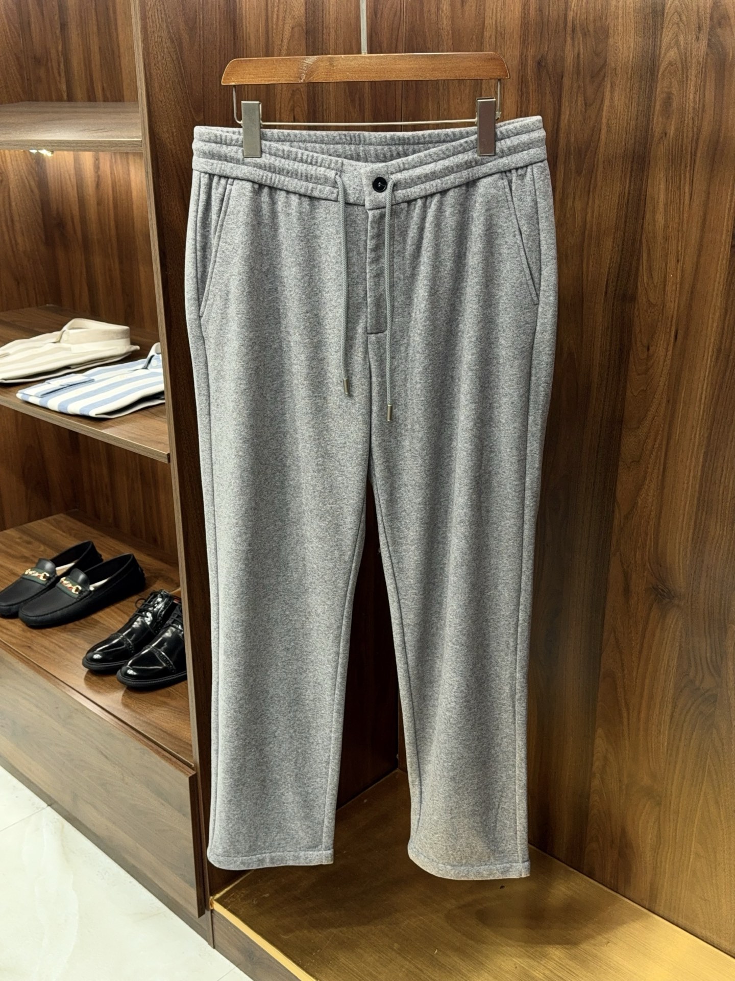 NO:720101,[Produced by LP!  Braided lambskin leather label drawstring style with sheep wool fabric, fashionable and simple, old money style and versatile casual pants] LP’s old money style pants | Sheep wool + woven lambskin, so versatile that it can be matched to the gods. Anyone who really understands luxury products will understand that the simplicity of LP’s is the top luxury!  These drawstring casual pants made of sheep wool have the right low-key texture of the old money style. They can be worn for daily commuting and casual dates. You can close your eyes without stepping on the thunder.  The essence is the fabric, which is made of high-quality sheep and wool blends. It is soft and delicate on the hand, without the roughness of ordinary wool. It is close to the skin and does not sweat. It has a natural drape, and the upper body is neat and not soft. You can feel the smooth luster of the fabric when you walk. If you look closely, you can see the delicate texture. The sense of luxury is hidden in the details. The thickness is just right for autumn and winter wear, and the warmth is online. There is no pressure to wear it alone in the early winter in the north, and it can be worn into the deep winter in the south.  The design fully implements the old-money aesthetic of 'less is more', with no unnecessary fancy decorations, but a sense of luxury in every detail. The woven lambskin leather label on the back waist is the finishing touch. The pure hand-weaving process gives the leather a three-dimensional texture, a warm and flexible touch, which not only creates brand recognition, but is not ostentatious, and exudes nobility in a low-key manner.  The waist drawstring design is very practical. The elastic waistband and textured drawstring can freely adjust the tightness to adapt to different body shapes, but also have more slack than ordinary trousers, making it easier to sit for long periods of time. The straight and slightly loose version can be called a 'body modification artifact'. The thighs are slightly loosened and not tight, and the trousers are straight downwards, which can quietly hide the small shortcomings of thick legs and uneven legs, visually elongate the legs, and make the legs appear taller and slimmer.  The wiring is neat and meticulous, the double pockets on both sides of the trousers are both practical and beautiful, and the inner hemming is clean and neat, fully in line with the craftsmanship standards of luxury products. The classic solid color design (black, gray, and khaki are available) is full of versatile attributes and can be easily adapted to various tops.  Pair it with a high-collar knitted jacket + a short jacket, which is the casual feel of urban elites; with a white shirt + loafers, it is not out of place for business commuting; even with a simple sweatshirt + white shoes, you can wear it with a relaxed and high-end daily feel, truly wearing one pair of pants multiple times, revitalizing the entire wardrobe.  The core of the old money style has never been the accumulation of logos, but the accumulation of materials and craftsmanship. These LP casual pants are made of the warmth of sheep wool, the exquisiteness of lambskin, and the versatility to match any occasion. They have become the most worry-free and tasteful existence in the autumn and winter wardrobe. 48-56 will arrive the next day, men's clothing, loro piana, loafers, hoodie, sweatshirts, jackets & coats, shirts, sheepskin,19860909【LP家出品！编织小羊皮皮标抽绳款含绵羊毛面料时尚简约老钱风的味道百搭休闲裤】LP家老钱风神裤｜绵羊毛+编织小羊皮 百搭到封神. 真正懂奢品的人都懂,LP家的简约才是顶级奢华！这条含绵羊毛的抽绳休闲裤,把老钱风的低调质感拿捏得恰到好处,日常通勤、休闲约会都能穿,闭眼入不踩雷. 面料是精髓所在,精选高品质绵羊毛混纺材质,上手柔软细腻,没有普通羊毛的粗糙感,贴身穿亲肤不闷汗.自带自然垂坠感,上身利落不软塌,行走间能感受到面料的顺滑光泽,细看还有细腻纹理,高级感藏在细节里.秋冬穿厚度刚好,保暖性在线,北方初冬单穿也无压力,南方能穿到深冬. 设计上完全贯彻“少即是多”的老钱美学,没有多余花哨装饰,却在细节处尽显奢感.后腰的编织小羊皮皮标是点睛之笔,纯手工编织工艺让皮质呈现出立体肌理感,触感温润柔韧,既做了品牌辨识度,又不张扬浮夸,低调中透着贵气. 腰部抽绳设计太实用,弹力腰头搭配质感抽绳,既能自由调节松紧,适配不同身形,又比普通西裤多了份松弛感,久坐不勒腰.直筒微宽松版型堪称“身材修饰神器”,大腿处微放量不紧绷,裤型顺直向下,能悄悄藏住腿粗、腿不直的小缺点,视觉上拉长腿型,显高显瘦效果拉满. 走线工整细致,裤身两侧双插口袋兼顾实用性与美观,内里包边干净利落,完全符合奢品的工艺标准.经典纯色设计（黑、灰、卡其三色可选）,百搭属性拉满,轻松适配各种上衣 内搭高领针织+短款夹克,是都市精英的休闲感；配白衬衫+乐福鞋,商务通勤也不违和；甚至搭简单的卫衣+小白鞋,都能穿出松弛又高级的日常感,真正做到一裤多穿,盘活整个衣柜. 老钱风的核心从不是堆砌logo,而是材质与工艺的沉淀.这条LP家休闲裤,用绵羊毛的温润、小羊皮的精致,加上不挑场合的百搭属性,成为秋冬衣柜里最省心也最显品味的存在.48-56隔天到货,男装,loro piana,loafers,hoodie,sweatshirts,jackets & coats,shirts,sheepskin,,Women's clothing