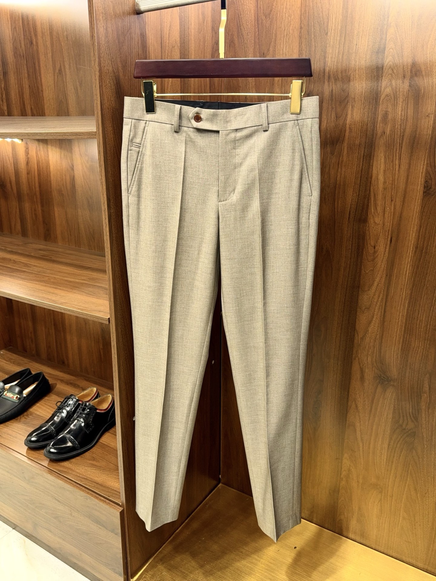 NO:779763,[Classic five-pocket design!  Select high-quality 70% wool fabrics with a full drape and a full-length design, simple and comfortable casual trousers】Classic five-pocket casual trousers, 70% wool drape king. This classic five-pocket casual trousers is made of 70% high-quality wool blend fabric, which perfectly combines the texture of formal wear with the practicality of casual pants. It has full drape and neat shape. It is a must-have item for business casual and daily travel.  The core fabric is a high-quality blend with a 70% wool ratio, which not only retains the delicate touch and high-grade drape of wool, but also improves the wrinkle resistance and durability of the fabric through scientific blending. The upper body has natural drape lines.  The hem of the trousers is flexible when walking, and it is not easy to wrinkle and bulge when sitting for a long time. It can be kept neat and tidy without frequent ironing. The fabric is breathable and skin-friendly, so it is comfortable and not stuffy when worn alone in spring and autumn. It is not bulky when worn under long johns in winter, and can be worn in all seasons.  The trousers adopt a simple and slim-fitting micro-straight design, with a mid-waist cut that fits ergonomics, does not press the waist, does not block the crotch, and modifies the waist, abdomen and leg lines, making it very friendly to all body types. The classic five-pocket design is the finishing touch, inheriting the practical genes of denim workwear. The two front diagonal pockets, the coin pocket inside the right front pocket and the two rear welt pockets combine beauty and practicality. It is easy and convenient to store mobile phones, keys, wallets and other small items in daily life, breaking the functional limitations of traditional trousers.  The details are full of craftsmanship. The trousers line is made of high-temperature pressing technology, which is straight and straight, visually elongating the proportion of the legs, making the legs look taller and more spirited. The waistband is equipped with a classic button + invisible zipper design, which is flat and firm, and can be put on and taken off smoothly. The length of the trouser legs is precisely controlled, just enough to expose the upper, and can be worn with leather shoes, loafers, and white shoes. The simple version without unnecessary decoration is suitable for all kinds of tops and can be worn in any scene.  Pair with a shirt + casual suit to create a relaxed business and commuting style; pair with a sweater + white shoes to unlock a weekend casual atmosphere; pair with a T-shirt + denim jacket to show a casual and comfortable look. Combining the high-end texture of wool, the practicality of five pockets and the versatility of simple pants, it is a good quality item that can be worn in men's wardrobes for many years. (Dark gray light gray khaki) 30-38, men's clothing, loafers, wallets, jackets &  coats,shirts,tees,t-shirt,business suit,19860909【经典五口袋设计！甄选优质含70羊毛面料垂感度拉满裤型设计简约舒适休闲西裤】经典五口袋休闲西裤 70羊毛垂感王者. 这款经典五口袋休闲西裤,甄选70优质羊毛混纺面料,将正装的质感与休闲裤的实用性完美融合,垂感拉满且裤型利落,是商务休闲与日常出行的刚需单品. 核心面料采用70羊毛配比的高品质混纺,既保留了羊毛的细腻触感与高级垂坠感,又通过科学混纺提升了面料的抗皱性与耐用度.上身自带自然垂坠线条,行走间裤摆灵动不拖沓,久坐不易起褶鼓包,无需频繁熨烫也能保持整洁利落.面料透气亲肤,春秋单穿舒适不闷,冬季内搭秋裤也不臃肿,四季实穿性拉满. 裤型采用简约修身微直筒设计,中腰剪裁贴合人体工学,不压腰、不卡裆,修饰腰腹与腿部线条,对各种身材都十分友好.经典五口袋设计是点睛之笔,传承牛仔工装的实用基因,两个前斜插袋、右前袋内侧的零钱袋搭配两个后嵌线袋,兼顾美观与实用性,日常放置手机、钥匙、钱包等小物件轻松便捷,打破传统西裤的功能局限. 细节处尽显匠心工艺,裤线采用高温压烫工艺,笔直挺拔,视觉上拉长腿部比例,显高又精神.腰头搭配经典纽扣+隐形拉链设计,平整牢固,穿脱顺滑；裤脚长度经过精准把控,刚好露出鞋面,搭配皮鞋、乐福鞋、小白鞋皆可.无多余装饰的简约版型,适配各种上衣,不挑穿搭场景. 一裤多穿的实用性拉满,搭配衬衫+休闲西装,打造松弛感商务通勤风；搭配针织衫+小白鞋,解锁周末休闲氛围感；搭配T恤+牛仔外套,尽显随性自在.兼具羊毛的高级质感、五口袋的实用性与简约裤型的百搭性,是男士衣橱里能穿多年的质感好物.（深灰 浅灰 卡其）30-38,男装,loafers,wallets,jackets & coats,shirts,tees，t-shirt,business suit,,Women's clothing