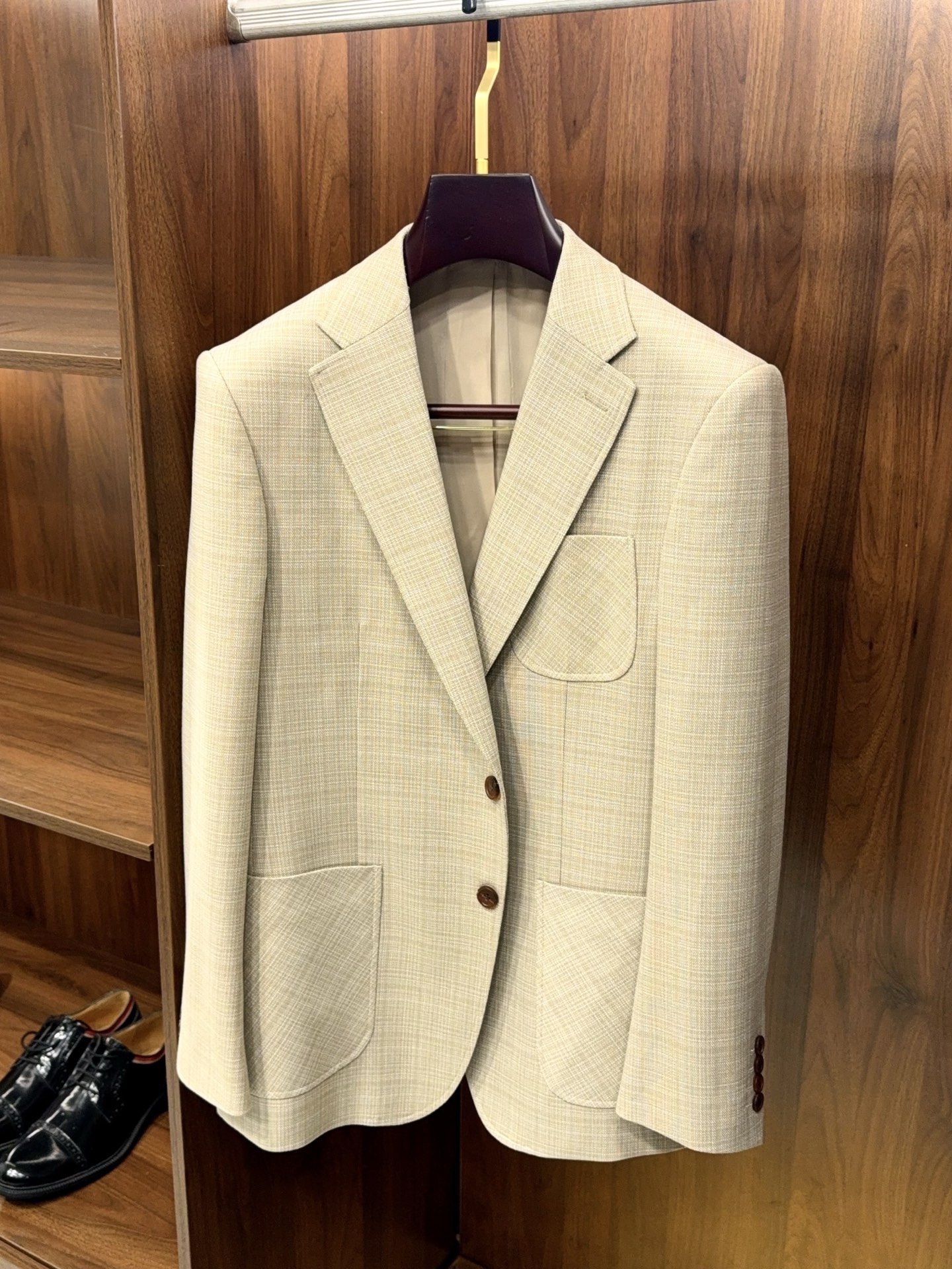 NO:779768,【Full texture!  Selection of 26 fashionable colors for customers, including linen high-density woven breathable fabric, large pocket design, old money style flat lapel casual single suit】Old money style casual single suit, textured summer king. This old money style casual single suit focuses on high-end texture and comfortable wearing experience, and is the core item to create a relaxed texture in spring and summer.  The fabric is made of high-density linen blended material supplied by customers, which has a delicate and rich texture, and a texture upgrade that is visible to the naked eye. The addition of linen ingredients makes the fabric extremely breathable, absorbs moisture and dissipates heat quickly, and can stay fresh and non-sticky even in hot weather, making it very comfortable to wear. The high-density weaving process ensures the stiffness of the fabric and is not easy to collapse. It still looks stylish when you pick it up and wear it. It is not easy to pill when worn for a long time, and it is wear-resistant and durable.  The design perfectly interprets the essence of low-key luxury in the old money style. The classic notch lapel design has clean lines without exaggeration, which modifies the face and brings a stable aura. The single suit style is not restrained, and the loose and moderate tailoring is suitable for various body shapes without being tight.  It's not procrastinating, but it's laid-back yet exquisite. The large pocket design is the overall highlight. The large patch pocket on the front is simple and practical in shape. It can not only store small items, but also adds a sense of casualness and layering to the overall outfit, breaking the stereotype of traditional suits.  Color selection is the finishing touch, with 26 years of fashionable colors selected, covering earth tones. Whether it is classic beige, khaki, or unique dark green, it can be easily integrated into daily wear. Low-saturation colors are mainly used, high-end and durable, and can easily control a variety of styles regardless of skin color or occasion.  The pattern has been carefully optimized, with the dropped shoulder design weakening the shoulder width and adapting to various shoulder shapes; the length is moderate, not weighing down the height, and visually elongating the proportions. The single-row, single-button design makes it easy to put on and take off, and the daily fastening is more neat. The cuffs are not decorated too much, keeping it simple and elegant, and perfectly consistent with the overall old-money style.  It can be worn in a wide range of scenarios. Pair it with a solid color T-shirt and casual pants or jeans for a casual daily commuting style. Pair it with a shirt and khaki pants to instantly transform it into an elegant business casual style. It can even be worn alone as an outer wear, with a suspender or vest underneath, suitable for vacations, parties and other occasions. One piece can handle many styles, and it is a treasure item in the wardrobe that has both practicality and texture. M-3XL (khaki olive green)  apricot), men's clothing, jeans, shirts, tees, t-shirt, business suit,19860909【肌理感十足！甄选26时尚颜色客供含亚麻高密织透气面料大口袋设计老钱风味道平驳领休闲单西装】老钱风休闲单西装 肌理感夏日王者. 这款老钱风休闲单西装,主打高级肌理感与自在穿着体验,是春夏季节打造松弛质感的核心单品. 面料选用客供高密织亚麻混纺材质,自带细腻丰富的肌理纹路,肉眼可见的质感升级.亚麻成分的加入让面料透气性极佳,吸湿散热快,即使高温天气也能保持清爽不粘身,穿着舒适度拉满.高密织造工艺保证了面料的挺括度,不易软塌,随手拿起穿着依旧有型,久穿不易起球,耐磨耐造. 设计上完美诠释老钱风低调奢华的精髓.经典平驳领设计,线条利落不夸张,修饰脸型同时自带稳重气场.单西装款式不设束缚,宽松有度的剪裁适配各种身形,不紧绷不拖沓,慵懒中透着精致.大口袋设计是整体亮点,前幅大贴袋造型简约实用,既能收纳随身小物,又为整体穿搭增添了工装随性与层次感,打破传统西装的刻板印象. 色彩选择是点睛之笔,精选26年时尚颜色,涵盖大地色系.无论是经典的米色、卡其色,还是独特的墨绿色都能轻松融入日常穿搭.低饱和度色系为主,高级耐看,不挑肤色不挑场合,轻松驾驭多种风格. 版型经过精心优化,落肩设计弱化肩宽,适配各种肩型；衣长适中,不压身高,视觉上拉长比例.单排单扣设计,穿脱方便,日常扣合更显利落.袖口无过多装饰,保持简约大气,与整体老钱风调性完美统一. 穿搭场景广泛,内搭纯色T恤,下配休闲裤或牛仔裤,就是随性自在的日常通勤风；内搭衬衫,搭配卡其裤,秒变优雅商务休闲风；甚至可单穿作为外搭,内搭吊带或背心,适配度假、聚会等多种场合.一件搞定多种风格,是衣橱里实用性与质感并存的宝藏单品.M-3XL（卡其 橄榄绿 杏色）,男装,jeans,shirts,tees，t-shirt,business suit,,Women's clothing