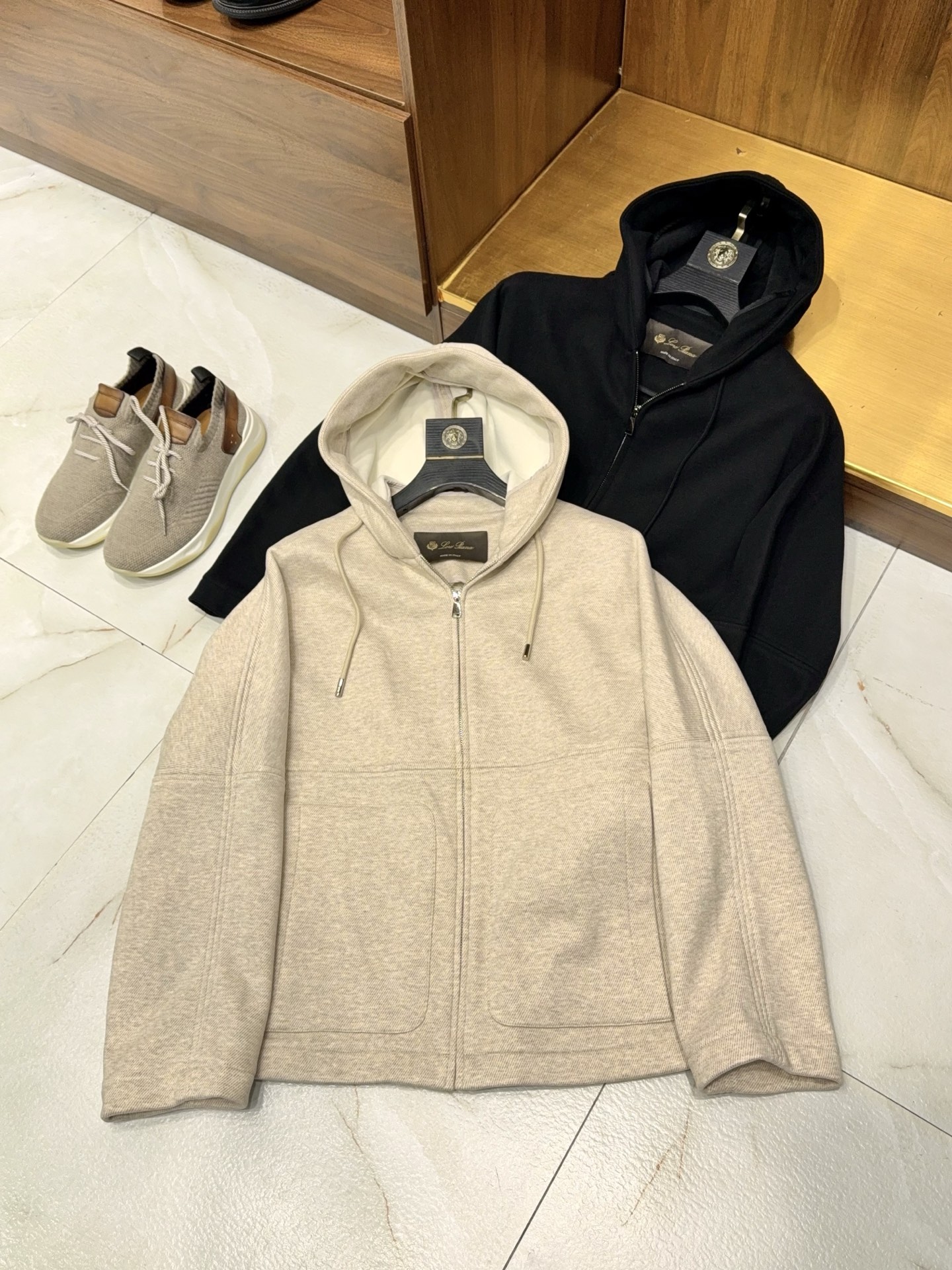 NO:778509,【Belated love!  Seikoly crafted hooded style, imported custom-supplied fabric, large pocket design, trendy zipper style sweatshirt] Belated love!  Hooded sweatshirt with fabrics supplied by imported customers. The loose ceiling made by heavy industry brings the trendy style into daily hard-core sweatshirt. Core fabrics | Imported customer-supplied, hard-core resistant fabrics  We select custom-made fabrics imported from customers and are not common currency in the market. The fabric density is extremely high, and it feels solid and crisp on the hand, saying goodbye to softness and drag. It has excellent anti-wrinkle and wear-resistant properties, and it is not easy to deform and pill even if it is strenuous exercise or daily rubbing. It retains the original texture of the fabric, balances breathability and warmth, and can be worn alone to keep warm in spring and autumn. It can be worn as an inner layer in winter. It is cold-resistant and stiff. It is a quality item that can be worn for many years. Design Highlights | Belated refinement and trendy style  The hooded style modifies the lines of the shoulders and neck, enhances energy, brings age-reducing vitality, and breaks the dull feeling. The large pocket design is both functional and ornamental, and the oversized patch pocket has a three-dimensional shape, which is warm and comfortable when inserted, instantly making you look fashionable on the street. Seiko custom-made brand zippers, the zipper process is silky and smooth, and the texture is crisp. Every opening and closing is a reflection of quality, and the details can withstand close scrutiny. Wearing experience | Unfettered sense of freedom  The cut is loose and moderate, the upper body is not tight, and the movement is free and unrestricted. The fabric has a slight sinewy feel, which can well support the body shape and create a casual and uninhibited silhouette. Whether it is daily commuting, outdoor travel or gatherings with friends, it can be easily controlled, comfortable and handsome. Wearing scenarios | A versatile outfit that can be worn multiple times. Pair it with overalls or ripped jeans for street fashion, and sneakers, full of energy.  For daily commuting, wear a shirt or POLO shirt inside and a jacket outside. It has clear layers, smart and casual. The casual materials at home are skin-friendly and durable, making you feel comfortable at home. It is not degrading to go downstairs to pick up express delivery. The so-called 'late love' is just waiting for you who know better about quality. This sweater is better in details and fabric. It perfectly integrates fashionable style and practical wear. Buy it with your eyes closed without stepping on the thunder. M-3XL (khaki)  black),men's clothing,hoodie,sweatshirts,jeans,jackets & coats,shirts,hats,19860909【迟来的爱！精工细做连帽款进口客供面料大口袋设计潮范儿十足拉链款卫衣】迟来的爱！进口客供面料连帽卫衣. 重工打造的松弛感天花板,把潮范儿穿进日常的硬核卫衣. 核心面料｜进口客供,硬核抗造 甄选进口客供定制面料,非市面普通通货.面料密度极高,上手触感扎实挺括,告别软塌拖沓.具备优异的抗皱耐磨属性,即使剧烈运动、日常揉搓也不易变形起球.保留面料原生纹理,透气性与保暖性平衡,春秋单穿保暖,冬季作为内搭叠穿,抗寒又挺括,是一件能穿多年的品质单品. 设计亮点｜迟来的精致与潮范 连帽款型修饰肩颈线条,提升精气神,自带减龄活力,打破沉闷感. 大口袋设计功能性与观赏性兼备,超大贴袋造型立体,插手温暖舒适,瞬间拉满街头潮范儿. 精工拉链定制品牌拉链,拉合过程丝滑顺畅,质感清脆,每一次开合都是品质的体现,细节经得起近距离推敲. 穿着体验｜无束缚的自在感 宽松有度的剪裁,上身不紧绷,活动自由无束缚.面料自带轻微的筋骨感,能很好地支撑身形,营造出随性不羁的廓形.无论是日常通勤、户外出行还是好友聚会,都能轻松驾驭,舒适与帅气兼得. 穿搭场景｜一衣多穿的万能搭 街头潮搭搭配工装裤或破洞牛仔裤,脚踩板鞋,活力满满. 日常通勤内搭衬衫或POLO衫,外搭夹克,层次分明,干练又随性. 居家休闲材质亲肤耐穿,宅家舒适感拉满,下楼取快递也不失体面. 所谓“迟来的爱”,只为等到更懂品质的你.这件卫衣胜在细节,赢在面料,把潮范儿与实穿度完美融合,闭眼入手不踩雷.M-3XL（卡其 黑色）,男装,hoodie,sweatshirts,jeans,jackets & coats,shirts,hats,,Women's clothing