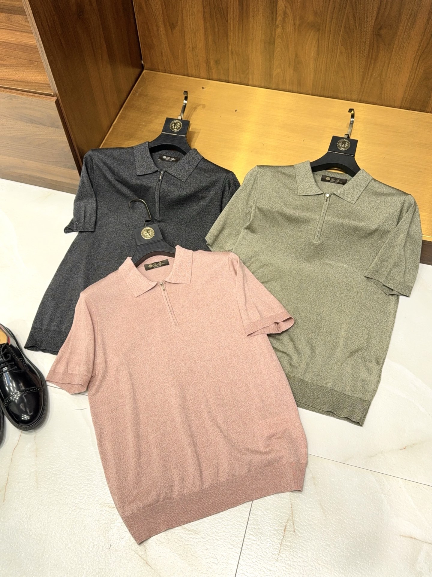 NO:782707,【Imported floral yarn!  LP's zipper style is silky, delicate and cool. Lyocell worsted wool lapel short-sleeved POLO shirt] Imported floral yarn LP Lyocell worsted wool lapel POLO shirt. Imported floral yarn series, LP homologous zipper style, Lyocell and worsted wool gold blend, with its own high-end texture, it is a must-have item for men to enhance their texture in summer. Core fabric | Coolness and texture coexist  Imported floral yarns are selected, using lyocell + worsted wool worsted process. The advantages of the two high-end fibers complement each other. Lyocell brings a silky and delicate touch. The upper body feels cool immediately, cool but not ice, which is suitable for high temperatures in summer. Worsted wool gives clothes stiffness and texture, avoids softness, and enhances moisture absorption and breathability. It is not stuffy and sticky after long-term wear, taking into account comfort and quality. Detailed design | Exquisite and practical.  The classic lapel style neatly modifies the neckline and enhances the spirit; the LP homologous custom zipper is fully smooth, opens and closes smoothly without lag, and the texture is far superior to ordinary zippers; the fit is not tight, and there is no restriction in movement. The straight version is highly tolerant to the body, hiding the flesh and making the body look slimmer. Whether it is daily commuting or casual gatherings, it can be well-proportioned. Wearing scenes｜Easily adaptable to many occasions  Pair it with trousers for business commuting, which is calm and professional, and the details show taste; pair it with jeans or casual trousers for casual daily life, which is refreshing and casual, and suitable for various life scenes; for light social occasions, the texture is online, unobtrusive but with a sense of high-end, low-key and noble. Quality and care | Durable and easy to care for  The blending process improves wrinkle resistance, making it less prone to wrinkles when stored, making it easy to carry; the fine texture highlights the quality, is not easy to pill, and maintains the shape after long wear; it can be gently hand washed in cold water to avoid exposure to the sun, extending the life of the clothes, and making daily care easy and worry-free.  Choose POLO in summer, don't just go for basic comfort. This imported floral Lyocell wool model balances coolness, texture and texture, and the upper body has a sense of luxury, adding texture to summer wear. M-3XL, men's clothing, loro piana, jeans, T-shirt, gold,19860909【进口花纱纱线！LP家拉链款丝滑细腻凉爽莱赛尔精纺羊毛精纺纱线翻领短袖POLO衫】进口花纱LP款莱赛尔精纺羊毛翻领POLO衫. 进口花纱系列,LP同源拉链款,莱赛尔与精纺羊毛黄金混纺,自带高级肌理感,是夏季男士提升质感的刚需单品. 核心面料｜凉感与质感并存 甄选进口花纱纱线,采用莱赛尔+精纺羊毛精纺工艺,两种高端纤维优势互补莱赛尔带来丝滑细腻的触感,上身即刻感知凉爽,凉而不冰,适配夏季高温；精纺羊毛赋予衣物挺括度与肌理感,避免软塌,同时增强吸湿透气能力,久穿不闷黏,兼顾舒适与品质感. 细节设计｜精致与实用兼具 经典翻领版型,利落修饰颈线,提升精气神；LP同源定制拉链,顺滑度拉满,开合丝滑不卡顿,质感远超普通拉链；合身剪裁不紧绷,活动无束缚,直身版型对身材包容度高,藏肉显瘦,无论是日常通勤还是休闲聚会,都能拿捏得体分寸. 穿着场景｜多场合轻松适配 商务通勤搭配西裤,沉稳专业,细节处显品味；休闲日常配牛仔裤或休闲西裤,清爽随性,适配多种生活场景；轻社交场合质感在线,不张扬却自带高级感,低调显贵. 品质与打理｜耐穿易打理 混纺工艺提升抗皱性,收纳不易起皱,方便携带；细腻肌理感凸显品质,不易起球,久穿保持版型；可冷水轻柔手洗,避免暴晒,延长衣物寿命,日常打理轻松省心. 夏季选POLO,别只图基础舒适.这件进口花纱莱赛尔羊毛款,把凉感、肌理与质感做到平衡,上身就是高级感,为夏季穿搭添质感.M-3XL,男装,loro piana,jeans,T-shirt,gold,,Women's clothing