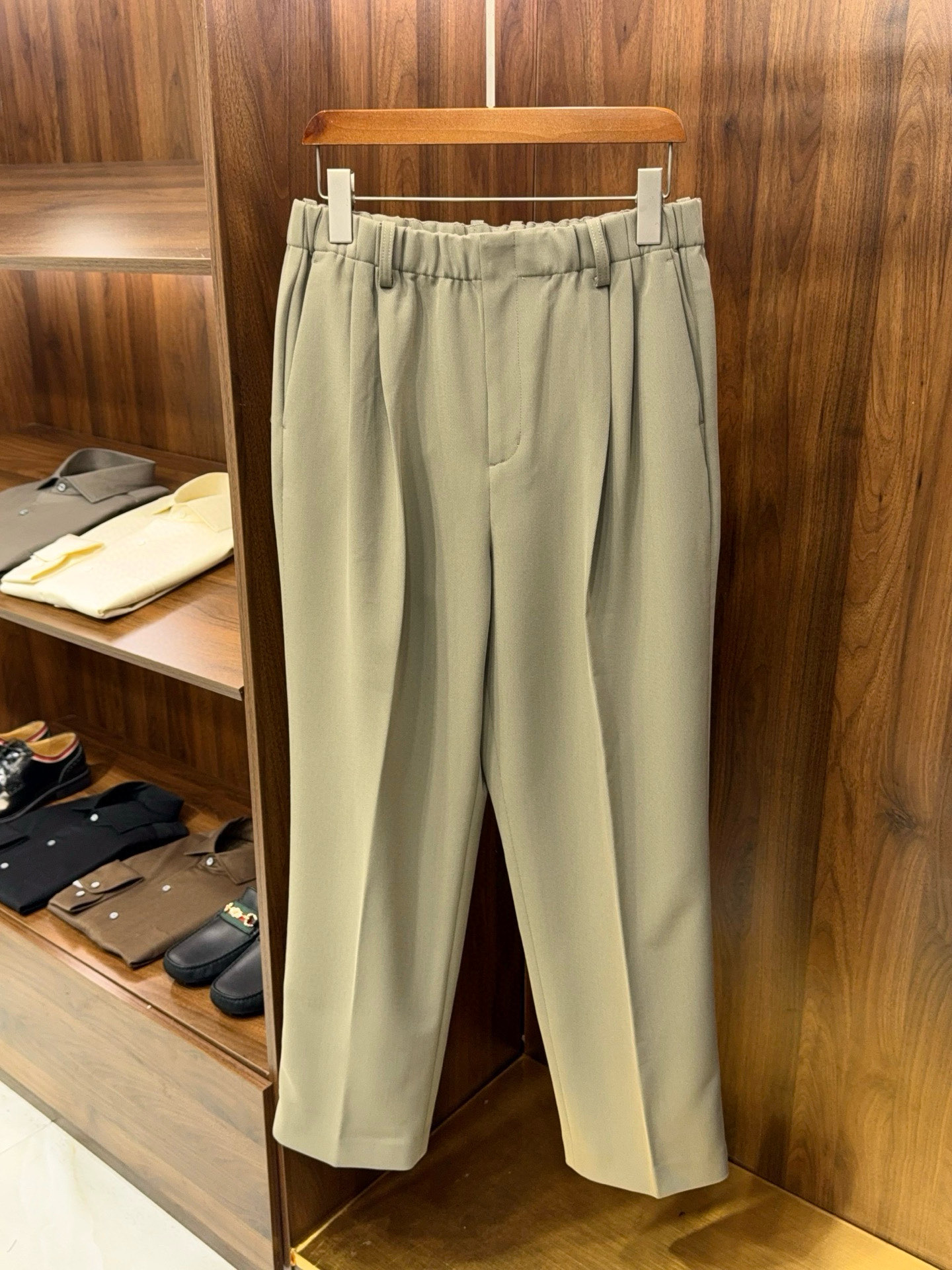 NO:779758,[Trendy micro wide version design! Non-restrictive double-fold modified trousers with super drape and wool fabric elastic waist design and micro-wide casual trousers] Men's micro-wide casual trousers, wool drape + double-pleat modification, unlocking the unrestricted trend. When business formality collides with daily relaxation, these micro-wide casual trousers provide the perfect answer! The selected wool-containing fabric has a delicate luster and a cloud-like drape. The pants have a neat shape and do not stick to the skin when walking. The wrinkles fall smoothly and maintain a decent silhouette at all times. The core highlight is the trendy micro-wide tailoring, which is neither tight nor procrastinating. It has just the right amount of looseness to accommodate various body shapes. It is paired with a double-pleat three-dimensional modification design to quietly optimize the proportions of the leg shape, making you look taller and slimmer without any effort. The innovative elastic waist design is a plus, bid farewell to the restrictive feeling of traditional trousers, making it comfortable for long periods of sitting, commuting, and traveling, taking into account both comfort and style. Whether paired with a shirt to create a light business look, or with a T-shirt for casual everyday life, they can stand out with their ultra-drape texture and neat trousers shape. Without having to worry about matching, you can easily grasp the trendy aesthetics of contemporary men - decent and unassuming, comfortable and not casual. This pair of slightly wide casual trousers, which combines appearance and practicality, can give you a high-end look in all seasons! M-3XL black khaki, men's clothing, shirts, tees, t-shirt,19860909【新潮微阔版设计！不束缚双摺修饰裤型超垂感含羊毛面料松紧腰头设计微阔休闲西裤】男士微阔休闲西裤,羊毛垂感+双褶修饰 解锁无束缚新潮. 当商务正式感与日常松弛感碰撞,这条微阔休闲西裤给出完美答案！精选含羊毛面料,自带细腻光泽与云朵般垂坠感,行走间裤型利落不贴肤,褶皱一垂即顺,时刻保持体面轮廓. 新潮微阔版剪裁是核心亮点,不紧绷不拖沓,恰到好处的宽松度包容各种身形,搭配双褶立体修饰设计,悄悄优化腿型比例,显高显瘦不费力.创新松紧腰头设计太加分,告别传统西裤的束缚感,久坐、通勤、出行都自在,兼顾舒适与格调. 无论是搭配衬衫打造轻商务造型,还是配T恤解锁休闲日常,都能凭借超垂质感与利落裤型脱颖而出.不用费心搭配,就能轻松拿捏当代男士的新潮审美——体面不张扬,舒适不随意,这条集颜值与实用于一身的微阔休闲西裤,承包你四季的穿搭高级感！M-3XL黑色 卡其,男装,shirts,tees，t-shirt,,Women's clothing