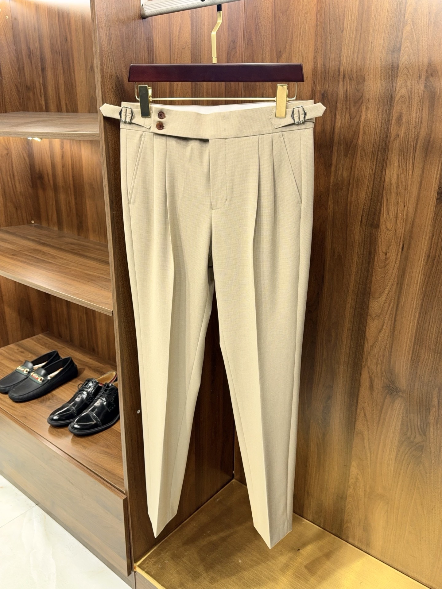 NO:821256,[Italian advanced customized version!  Containing wool acetate fabric, double-button Naples sword buckle waist design, not tight or restrictive, two-pleat tailored casual trousers] Spring and summer new Italian high-end custom-made wool acetate double-button trousers, two-pleat artifact. This is a truly know-how Italian customized trousers, integrating texture, craftsmanship and comfort, perfectly interpreting the word 'decent'.  The fabric is made of a high-grade blend of wool and acetate fiber, which has a delicate luster and excellent drape. The wool gives the fabric a stiff and anti-wrinkle quality, which makes it easy to walk without knee bags for long periods of time. The acetate fiber adds a silky and cool feeling, making the upper body smooth and skin-friendly. It will not be stuffy during summer commuting, showing a high-end texture.  The core of the craftsmanship is equipped with a Neapolitan sword buckle waistband, paired with an exquisite double-button design, completely bidding farewell to the restrictive feeling of traditional trouser loops and belts. The waistline is neat and slender, visually showing the straight and slender golden ratio, making it easy to put on and take off while showing a noble look, and the details are full of customized style.  The classic two-pleat cut on the pattern is the key to comfort. The double pleats on the front naturally open up the space, are not tight, do not restrict the waist, and do not restrict movement. They perfectly accommodate the waist and hip lines, making every step easy. At the same time, the three-dimensional structure of pleated pants modifies the shape of the legs, creating a slender and smooth wearing effect.  Whether it is daily business commuting or weekend casual gatherings, these trousers can be easily worn. Paired with a pair of loafers or derby shoes, you can instantly transform into an Italian gentleman. Pair it with a simple Polo shirt or sweater for a casual and relaxed look.  Real high-quality trousers are never just about looking good, but also about the balance of comfort and decency. This Italian-style high-end customized trousers allows you to be calm and stylish in any occasion. It is an indispensable and powerful item in a man's wardrobe. M-3XL, men's clothing, loafers, gold,19860909【意式高级定制版！含羊毛醋酸纤维面料双扣那不列斯宝剑扣腰头设计不紧绷不束缚两褶裁剪休闲西裤】春夏新款意式高阶定制 羊毛醋酸双扣西裤 两褶神器.这是一条真正懂行的意式定制西裤,集质感、工艺与舒适度于一体,完美诠释“体面”二字. 面料采用羊毛与醋酸纤维高级混纺,自带细腻光泽与出色垂坠感.羊毛赋予面料挺括抗皱的品质,久坐不起膝包,行走利落；醋酸纤维则增添丝滑凉感,上身顺滑亲肤,夏日通勤亦不闷热,尽显高级质感. 工艺核心搭载那不列斯宝剑扣腰头,搭配精致双扣设计,彻底告别传统裤袢与腰带的束缚感.腰头线条利落修长,视觉上更显挺拔修长的黄金比例,穿脱方便又显贵气,细节处尽显定制级格调. 版型上经典两褶剪裁是舒适度的关键.前片双褶自然撑开空间,不紧绷、不勒腰、不束缚活动,完美包容腰臀线条,让每一次迈步都轻松自在.同时通过褶裤的立体结构,修饰腿型,营造出修长垂顺的穿着效果. 无论是日常商务通勤,还是周末休闲聚会,这条西裤都能轻松驾驭.搭配一双乐福鞋或德比鞋,即刻变身意式绅士；内搭简约Polo衫或针织衫,又具休闲松弛感. 真正的高品质西裤,从来不止于好看,更在于舒适与得体的平衡.这件意式高阶定制西裤,让你在任何场合都从容有型,是男士衣柜里不可或缺的实力单品.M-3XL,男装,loafers,gold,,Women's clothing