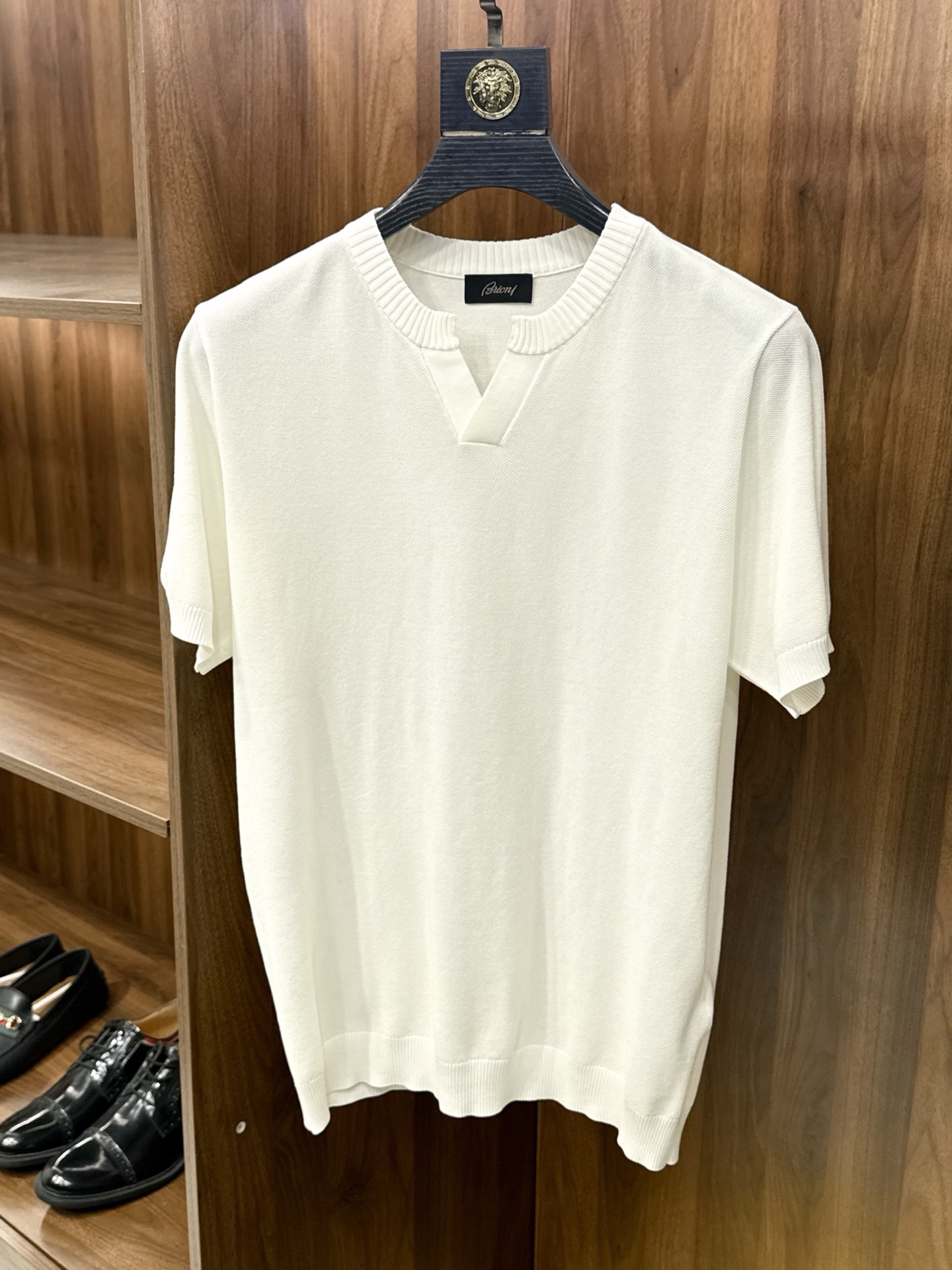 NO:776014,【New product release!  Classic Henry V-neck design with linen mulberry silk fiber yarn pique mesh knitting technology knitted short-sleeved T-shirt] New product launch | Old money style Henry neck knitted short-sleeves, wearing a sense of luxury on the body. Classic Henry V-neck design, neat small slits modify the neck line, and can also quietly lengthen the proportion of the neck without picking up the face shape. It is more layered than a round neck, and more restrained and elegant than a V-neck. It can be held in daily commuting or leisure.  The fabric is made of linen + mulberry silk blended yarn. The natural linen brings a breathable and sweat-wicking texture, and the mulberry silk gives it a delicate luster and skin-friendly touch. It is not sweaty when worn close to the body in summer, has a cooling buff, and is not easy to deform after long-term wear. Using pique mesh knitting technology, the surface forms a fine and breathable mesh structure, which is more visually textured. It also enhances air circulation, dries quickly after sweating, avoids stickiness, and balances the crisp and drapey feeling.  Simple solid color version, regardless of body shape or matching, it is refreshing and neat when worn alone, and it also has a sense of atmosphere when layered with shirts or jackets. It is a basic high-end item that can be worn for a long time, suitable for men who pursue texture and comfort. M-3XL, men's clothing, jackets & coats, shirts, T-shirts, tees, t-shirts,19860909【新品发布！经典亨利V领设计含亚麻桑蚕丝纤维纱线珠地网眼针织工艺针织短袖T恤】新品首发｜老钱风亨利领针织短袖,把高级感穿在身上. 经典亨利V领设计,利落小开叉修饰颈部线条,不挑脸型还能悄悄拉长脖颈比例,比圆领更有层次,比V领更克制优雅,日常通勤或休闲都能hold住. 面料上选用亚麻+桑蚕丝混纺纱线,天然亚麻带来透气排汗的肌理感,桑蚕丝赋予细腻光泽与亲肤触感,夏天贴身穿不闷汗,自带凉感buff,久穿也不易变形. 采用珠地网眼针织工艺,表面形成细密透气的网眼结构,视觉上更有肌理层次,同时增强空气流通性,出汗后快速干爽,避免黏腻感,兼顾挺括感与垂坠感. 简约纯色版型,不挑身材不挑搭配,单穿清爽利落,叠穿衬衫或外套也很有氛围感,是能穿很久的基础款高级感单品,适合追求质感与舒适的男士.M-3XL,男装,jackets & coats,shirts,T-shirt,tees，t-shirt,,Women's clothing