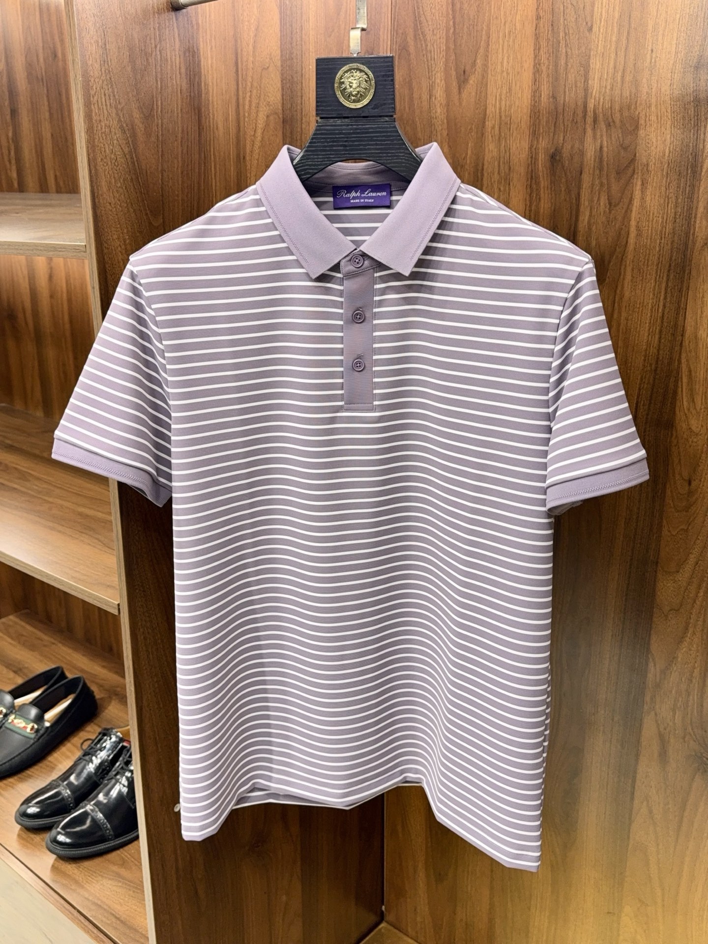 NO:776019,[Sea Soul Shirt Contrast Color Stripes!  Purple label series high-density woven summer cool fabric three-button lapel short-sleeved POLO shirt] Purple label series, classic sea soul style contrast striped POLO shirt, unlocks the sense of summer luxury. New products are online!  Inject the soul of retro sea shirts into modern POLO styles, and use contrasting stripes to redefine the refreshing and style of summer men's wear. It belongs to the high-end texture of the Purple Label series and can be recognized at a glance. Design highlights  The classic three-button lapel, the neat and crisp collar shape modifies the neck line, which can be suitable for both business occasions and casual outings. The iconic sea soul contrasting stripes, using low saturation color matching, are unobtrusive but self-recognizable. The horizontal stripes visually modify the body shape, making you look slimmer and energetic, suitable for commuting or vacation. Fabric core  The exclusive high-density summer cooling fabric of the Purple Label series has been optimized through multiple processes to have a delicate touch and skin-friendly feel, as well as excellent breathability and moisture removal. The fabric has a higher density and is not easily deformed and wrinkled. It is not sweaty when worn close to the body in summer, and has a slight cooling feeling. Say goodbye to stickiness and heat, stay dry and comfortable for a long time, and can handle high temperature weather with ease. Craftsmanship details  Precision knitting technology makes the connection of stripes more even and delicate, and the edges are neatly routed, making it durable and washable and not easy to fall off. The ribbed edges on the cuffs and hem fit the body shape without being tight, allowing for free movement without restraint. It also enhances the firmness of the silhouette and maintains neat lines even after long-term wear. Wearing scenarios  Wear it alone with casual pants or shorts for a refreshing and youthful look; wear it with a light suit or linen jacket to instantly transform into a business casual style, suitable for workplace meetings, weekend dates, vacations and other scenes. The classic and timeless sea soul stripes, coupled with the quality endorsement of the Purple Label series, are a must-have summer item worth buying, allowing you to wear comfortable and decent even on hot days. M-3XL, men's clothing, shorts, jackets & coats, T-shirt, business  suit,19860909【海魂衫撞色条纹！紫标系列高密织夏日凉爽面料三粒扣翻领短袖POLO衫】紫标系列,经典海魂风撞色条纹POLO衫,解锁夏日高级感. 新品上线！将复古海魂衫的灵魂注入现代POLO版型,用撞色条纹重新定义夏日男士穿搭的清爽与格调,属于紫标系列的高端质感,一眼就能认出. 设计亮点 经典三粒扣翻领,利落挺括的领型修饰脖颈线条,既能hold住商务场合的得体,也能适配休闲出街的随性.标志性海魂撞色条纹,采用低饱和度配色,不张扬却自带辨识度,横向条纹视觉上修饰身形,显瘦又显精神,不管是通勤还是度假都适配. 面料核心 紫标系列专属高密织夏日凉爽面料,经过多道工艺优化,触感细腻亲肤,同时具备优异的透气排湿性.面料密度更高,不易变形起皱,夏天贴身穿不闷汗,自带微微凉感,告别黏腻闷热,长时间保持干爽舒适,应对高温天气也从容. 工艺细节 精密针织工艺让条纹衔接更均匀细腻,边缘走线工整,耐穿耐洗不易脱线.袖口与下摆的罗纹收边,贴合身形不紧绷,活动自如无束缚,同时强化版型挺括感,久穿也能维持利落线条. 穿搭场景 单穿搭配休闲裤或短裤,是清爽减龄的少年感穿搭；外搭轻薄西装或亚麻外套,秒变商务休闲风,适配职场会议、周末约会、度假出游等多种场景.经典不过时的海魂条纹,加上紫标系列的品质背书,是值得入手的夏日刚需单品,让你在高温天也能穿得舒适又体面.M-3XL,男装,shorts,jackets & coats,T-shirt,business suit,,Women's clothing