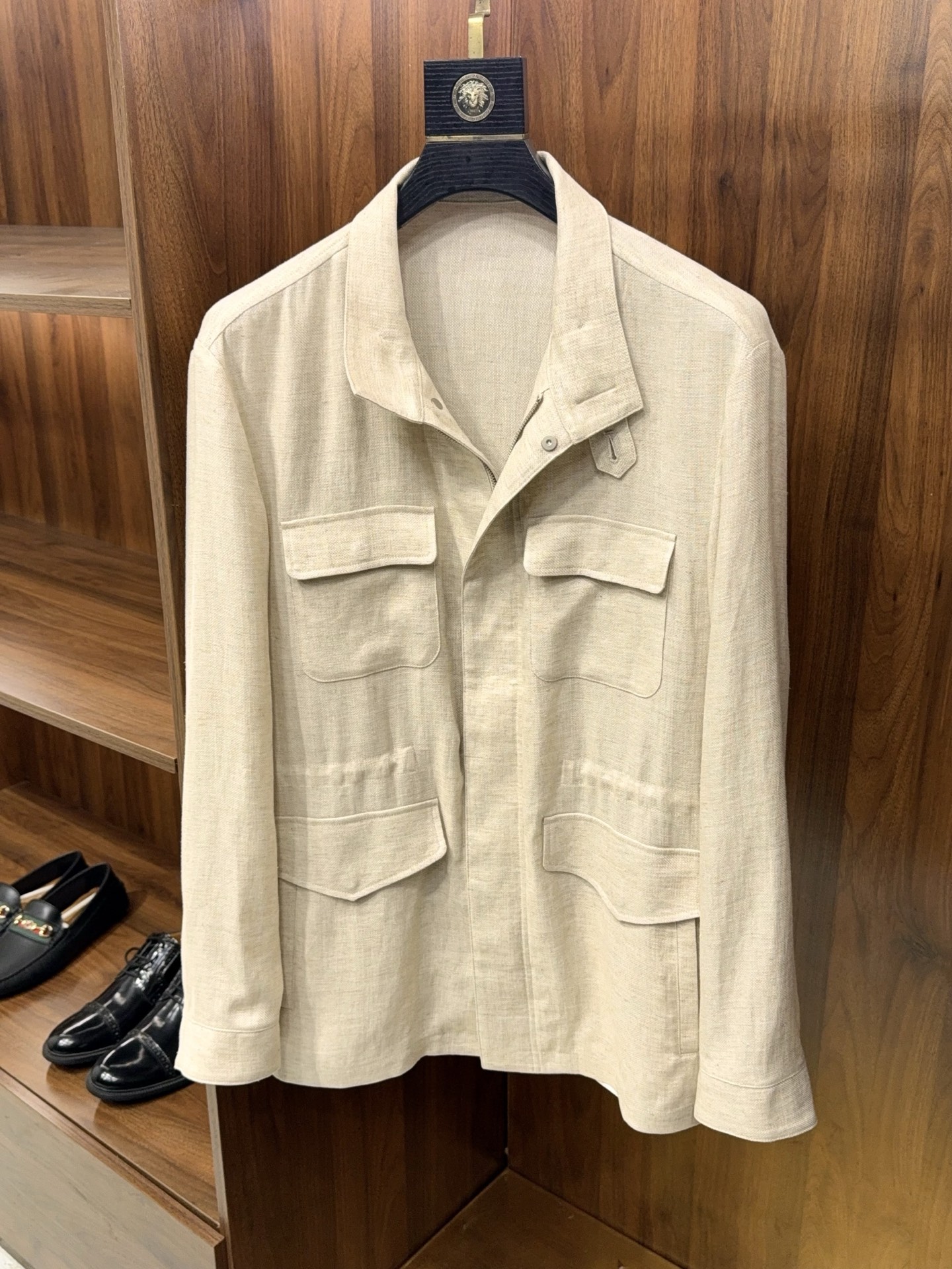 NO:776010,【The taste of old money style!  The stand-up collar workwear four-pocket design includes a mid-length windbreaker style coat made of linen lyocell fiber fabric] New product release, the old-money style stand-up collar workwear windbreaker unlocks the sense of luxury for summer commuting. The essence of old-money style is hidden in the relaxed and moderate silhouette and delicate texture. This stand-up collar workwear windbreaker uses a minimalist design to interpret the advanced dressing philosophy. It is unobtrusive but has its own recognition. It is an indispensable textured item in men's wardrobe.  The stand-up collar design neatly modifies the neck line, making it more capable than the lapel, and is suitable for various scenes of business commuting and daily leisure; the four-pocket layout takes into account both practicality and aesthetics, with the large pocket carrying a casual attitude and the small pocket storing personal details. The toughness of workwear elements and the elegance of old money style are perfectly integrated, breaking the limitations of monotonous dressing.  The fabric is a blend of linen and lyocell fibers. Linen has natural breathability properties and can quickly wick away moisture without being stuffy. Lyocell gives the clothes a soft and drapey texture that is skin-friendly and anti-wrinkle. The blending process takes into account the advantages, making the upper body light and unburdened. It can maintain a refreshing body feel even when worn in summer, and is not easily deformed after long-term wear, taking into account both appearance and durability.  The mid-length version is suitable for a variety of body types, accurately modifies the body proportions, and hides the muscles to make you slim and show off your aura. The solid color design is simple and high-end, and you don’t have to choose a matching style. Wearing it alone can highlight the texture. It can be worn with a simple T-shirt or sweater, or with a casual suit on the outside to create a layered look. Whether it is commuting to work, traveling on weekends, or light business occasions, it can be easily controlled and worn in a calm and unhurried old-money style.  From pattern design to fabric selection, every detail highlights the sense of quality. No need for complicated matching, one piece can enhance the overall texture of the outfit and become the texture of men's summer outfits. M-3XL (shipped next day), men's clothing, jackets & coats, tees, t-shirts, business suits,19860909【老钱风的味道！立领工装四口袋设计含亚麻莱赛尔纤维面料中长款风衣式外套】新品发布,老钱风立领工装风衣,解锁夏日通勤高级感. 老钱风的精髓,藏在松弛有度的版型与细腻质感里.这款立领工装风衣,以极简设计诠释高级穿搭哲学,不张扬却自带辨识度,是男士衣橱里不可或缺的质感单品. 立领设计利落修饰脖颈线条,比翻领更显干练,适配商务通勤与日常休闲多种场景；四口袋布局兼顾实用与美学,大口袋承载随性态度,小口袋收纳随身细节,工装元素的硬朗感与老钱风的优雅感完美融合,打破单调穿搭局限. 面料甄选亚麻与莱赛尔纤维混纺材质,亚麻自带天然透气属性,快速排汗不闷湿,莱赛尔赋予衣物柔软垂坠的质感,亲肤又抗皱.混纺工艺兼顾优势,上身轻盈无负担,即使夏季穿着也能保持清爽体感,久穿不易变形,兼顾颜值与耐用度. 中长款版型适配多种身材,精准修饰身形比例,藏肉显瘦又显气场.纯色设计简约高级,不挑搭配风格,单穿可凸显质感,内搭简约T恤或针织衫,外搭休闲西装也能打造层次穿搭.无论是通勤办公、周末出行还是轻商务场合,都能轻松驾驭,穿出从容不迫的老钱风格调. 从版型设计到面料选择,每一处细节都彰显品质感,无需复杂搭配,一件就能提升整体穿搭质感,成为男士夏季穿搭的质感担当.M-3XL（隔天出货）,男装,jackets & coats,tees，t-shirt,business suit,,Women's clothing