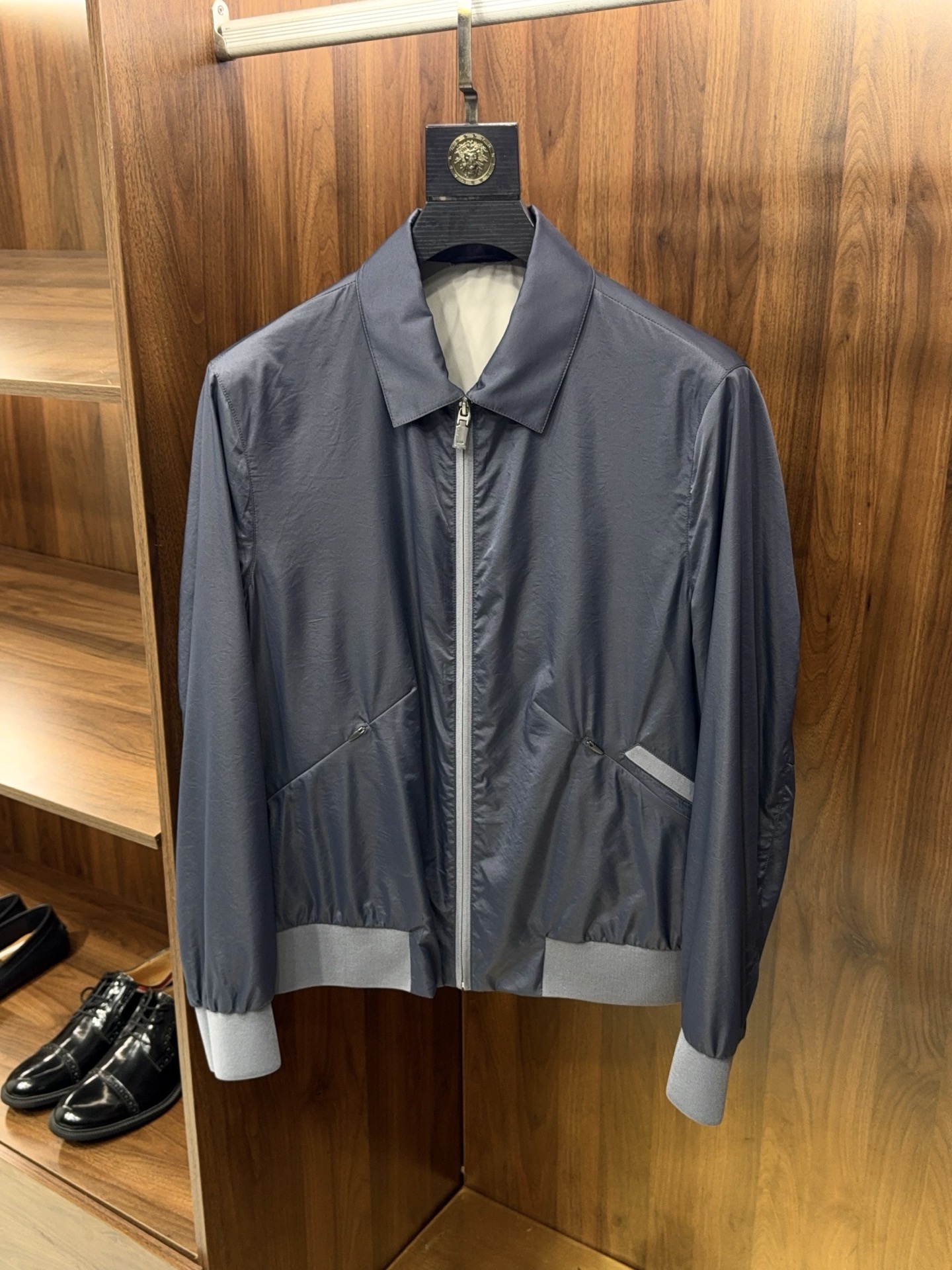 NO:776001,【Djiake provides fabrics!  Jacket with lapel zipper, super soft and silky material, sheepskin lining and mulberry silk lining] Fabrics supplied by D Home | Mulberry silk lining, sheepskin lining jacket. This men's heavy new product is made of D's original customer-supplied fabrics. The overall feel is super soft and silky, and the upper body has a high-grade drape. It is different from ordinary jackets on the market. The light luxury texture is visible at a glance. It is an autumn and winter jacket that combines class and practicality in the men's wardrobe.  The version adopts a neat lapel and a simple zipper design. It is crisp and stylish for daily wear, regardless of body shape or age, and is suitable for commuting, business, and leisure. The zipper is convenient and quick to open and close, and the lapel shape modifies the neck line. The overall style is simple and elegant, without unnecessary complicated designs. It is low-key and exquisite, making it versatile and durable.  The details of the workmanship are exquisite, and the edges of the body are all edged with sheepskin. The leather is fine and flexible, wear-resistant and not easy to break, which improves the overall sophistication and durability. You can feel the full high-end craftsmanship when you first touch it. The lining is spliced with mulberry silk, which is skin-friendly, breathable, warm and smooth. It is comfortable and not stuffy when worn next to the body. The warmth and skin feel are far better than ordinary linings. The upper body is warm and not cold in autumn and winter, giving you a light and luxurious experience.  The fabric is soft and silky yet stiff, resistant to wrinkles and deformation, making daily care easy and convenient. The overall tailoring is well-fitted and not tight, allowing you to wear it freely. Whether you wear it with a shirt for a business look, or with a knitted sweater or T-shirt for a casual look, you can easily manage it.  This jacket is made of high-end fabrics, exquisite craftsmanship and practical fit to create a high-quality men's jacket. Whether it is kept for yourself or given as a gift, it is very respectable. It has both light luxury texture and practicality. It is a high-end men's clothing item not to be missed this season.19860909【D家客供面料！翻领拉链款超柔软丝滑材质绵羊皮包边内里拼接桑蚕丝夹克款外套】D家客供面料｜桑蚕丝内里绵羊皮包边夹克外套 本期男装重磅新品,采用D家原厂客供面料打造,整体手感超柔软丝滑,上身自带高级垂坠感,区别于市面普通夹克,轻奢质感一眼可见,是男士衣橱里兼具档次与实穿性的秋冬外套. 版型选用利落翻领搭配简约拉链设计,日常穿挺括有型,不挑身材与年龄,通勤、商务、休闲多场景适配.拉链开合方便快捷,翻领造型修饰颈部线条,整体简约大气,没有多余繁杂设计,低调中透着精致质感,百搭耐看不挑人. 细节做工堪称考究,衣身边缘全部采用绵羊皮包边处理,皮质细腻柔韧,耐磨不易破损,提升整体精致度与耐用性,上手就能感受到满满的高端工艺.内里拼接桑蚕丝,亲肤透气、温润顺滑,贴身穿着舒适不闷,保暖性与肤感远超普通内里,秋冬上身温润不冰凉,轻奢体验拉满. 面料柔软丝滑却不失挺括度,不易起皱、不易变形,日常打理轻松方便.整体剪裁合身不紧绷,穿着活动自如,无论是搭配衬衫打造商务造型,还是搭配针织衫、T恤走休闲路线,都能轻松驾驭. 这件夹克以高端面料、精湛工艺与实穿版型,打造男士高品质外套,不管是自留还是送礼都很有面子,轻奢质感与实用性兼备,是这个季节不容错过的高端男装单品.M-3XL（隔天出货）,迪奥-服装,dior,dior,jackets & coats,jackets & coats,shirts,tees，t-shirt,sheepskin,,Women's clothing