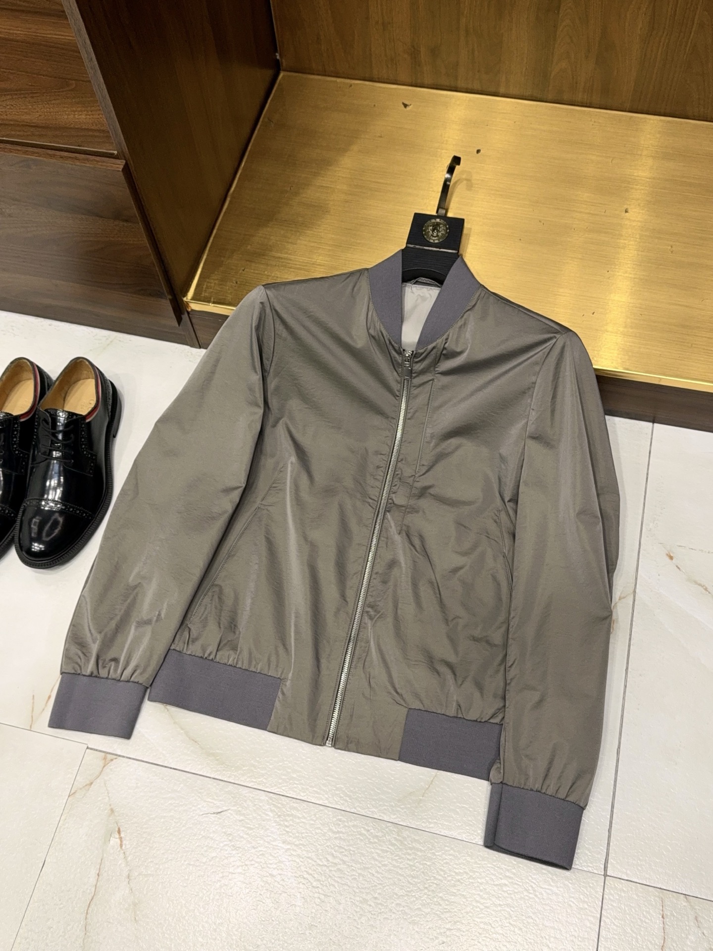 NO:775996,【Djiake provides fabrics!  Stand-up collar zipper style super soft silky material with sheepskin lining and spliced mulberry silk jacket] New men's wear, high-end mulberry silk jacket with fabrics provided by D's customers. This issue's heavy new men's jacket uses fabrics originally supplied by D's customers. The texture and shape are at the same high-end level, and the upper body has a low-key luxury feel. It can be easily controlled whether it is daily commuting, business occasions or casual outings. It is a durable and elegant item in the wardrobe.  The jacket adopts a neat stand-up collar design with a simple zipper version, which modifies the neck line and is not picky about the face shape or figure. It is easy to put on and take off and the overall shape is more sophisticated. It is different from ordinary lapel jackets. It has a more simple and high-end tone, making it versatile and easy to wear.  The fabric feels super soft and silky, is skin-friendly and does not press on the body, and the upper body is light and unburdened. It bids farewell to the heavy feeling of traditional jackets and is more comfortable to wear in spring and autumn. The details are made of exquisite sheepskin binding technology, which has a delicate texture and is wear-resistant, improving the overall sophistication. Every detail can withstand scrutiny.  The lining is spliced with mulberry silk material, which is skin-friendly, breathable, moisturizing and nourishing. It has a high-grade matte luster and is soft and smooth when worn next to the body. Its breathability and skin-friendly properties are far superior to ordinary linings. It takes into account both appearance and practicality. It is not prone to sweating or abrasion on the skin when worn for a long time.  The overall shape is crisp and stylish, not loose or tight, and can well modify the body shape, making you look slimmer and taller. The simple and elegant design has no unnecessary decoration, and the sense of high-end is hidden in the fabric and craftsmanship. It is a classic style that will not go out of style for many years. Whether it is paired with a shirt, a sweater or a simple T-shirt, it can be worn with a low-key and luxurious texture. It is the first choice jacket for mature men to improve their dressing taste. Close your eyes and avoid stepping on thunder. M-3XL  Next day shipping, Dior-clothing, dior, dior, jackets & coats, jackets & coats, shirts, tees, t-shirt, sheepskin,19860909【D家客供面料！立领设计拉链款超柔软丝滑材质绵羊皮包边内里拼接桑蚕丝夹克款外套】新品男装,D家客供面料 高级感桑蚕丝夹克外套. 本期重磅新品男装夹克外套,采用D家原厂客供面料,质感与版型同步高端线水准,上身自带低调奢感,不管是日常通勤、商务场合还是休闲出街,都能轻松驾驭,是衣橱里耐穿又提气质的刚需款. 外套采用利落立领设计搭配简约拉链款版型,修饰颈部线条,不挑脸型与身材,穿脱方便且整体造型更显精神干练,区别于普通翻领外套,多了几分简约高级的腔调,百搭不挑人. 面料触感超柔软丝滑,亲肤不压身,上身轻盈无负担,告别传统外套的厚重感,春秋季穿着舒适度拉满.细节处采用精致绵羊皮包边工艺,质感细腻耐磨,提升整体精致度,每一处细节都经得起推敲. 内里拼接桑蚕丝材质,亲肤透气、温润养肤,自带高级哑光光泽,贴身穿柔软顺滑,透气性与亲肤性远超普通内里,兼顾颜值与实用性,长期穿着不易闷汗、不磨皮肤. 整体版型挺括有型,不松垮不紧绷,能很好修饰身形,显瘦显挺拔.简约大气的设计没有多余装饰,高级感藏在面料与工艺里,属于穿很多年都不过时的经典款. 无论是搭配衬衫、针织衫还是简约T恤,都能穿出低调奢华的质感,是成熟男士提升穿搭品味的优选外套,闭眼入不踩雷.M-3XL 隔天出货,迪奥-服装,dior,dior,jackets & coats,jackets & coats,shirts,tees，t-shirt,sheepskin,,Women's clothing