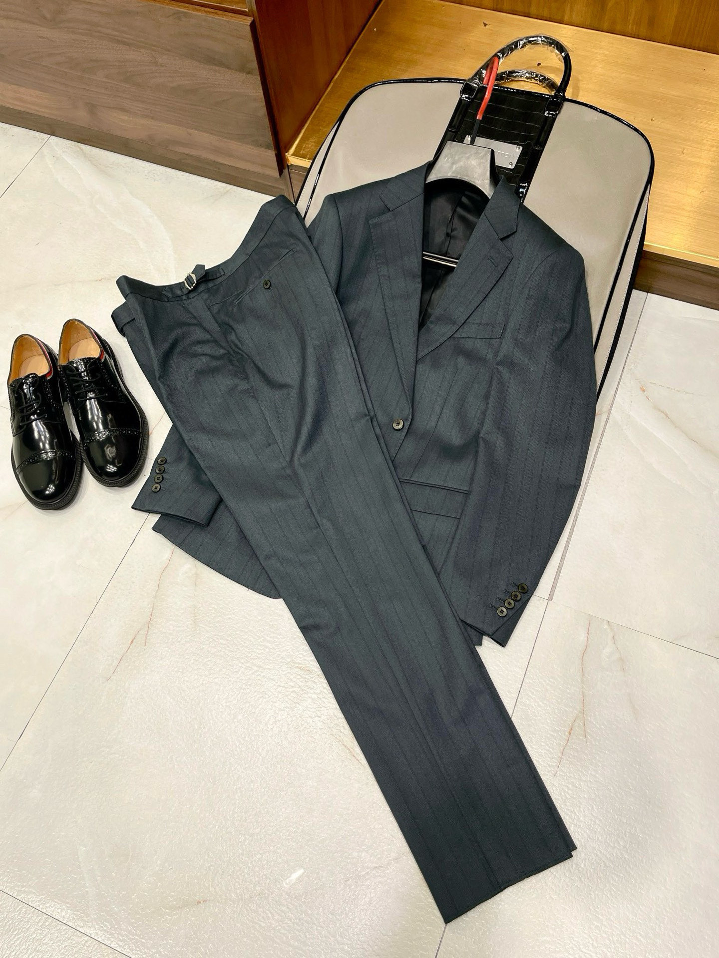 NO:776038,【Donkey’s premium product!  Customer-supplied yarn-dyed wool vertical stripe fabric, versatile flat lapel design for commuting, paired with natural South American palm fruit button suit suit] Complete set Let us experience the unique charm of this Lujia Zhenpin suit suit. It combines nature, classics and fashion, and is specially created for you who pursue excellent quality and unique style. Fabric and texture  This suit is made of customer-supplied yarn-dyed wool fabric, which has a soft and delicate feel and excellent gloss. The natural properties of wool give this suit excellent warmth and breathability, allowing you to maintain comfort and elegance in autumn and winter. The vertical stripe design not only adds visual layering, but also subtly modifies the body lines, allowing you to show confidence and style in business or leisure situations. Natural South American palm fruit buckles  It is particularly worth mentioning that this suit is decorated with natural South American palm fruit buttons. These fruit buttons not only have unique texture and color, but also contain the charm and vitality of nature. They add a different style to this suit, making your outfit more personalized and unique. Notched lapel design  As a classic collar type of a suit, the notch lapel collar shows a calm and restrained temperament. The notch lapel collar design of this suit is simple and elegant, with smooth lines, which can well bring out your face shape and temperament. Whether it is a business negotiation or a casual gathering, it can make you the center of attention. Colors and Patterns  The vertical striped fabric design not only makes this suit visually slimmer, but also adds a bit of business atmosphere. At the same time, the customer-supplied yarn-dyed fabric makes the color more uniform and the pattern more delicate, showing a distinctive sense of quality. Versatile for commuting This suit is not only suitable for business occasions, but also for daily commuting. Whether paired with a simple shirt or a casual T-shirt, it can easily control various styles. At the same time, its versatile characteristics also make it a must-have item in the wardrobe, allowing you to easily cope with various occasions. Buying suggestions  With its high-quality fabric, unique design and versatile features, this Lvjia Zhenpin suit has become an ideal choice for those who pursue high-quality life and unique style. Whether it is used for business occasions or daily commuting, it can make you exude unique charm and taste. Friends who like it may wish to act quickly and add it to your wardrobe!  M-3XL,men's clothing,louis vuitton,louis vuitton,shirts,tees,t-shirt,business suit,19860909【驴家臻品！客供色织羊毛竖条纹面料通勤百搭平驳领设计搭配自然南美棕榈果实扣套装西装】整套搭配 让我们一同感受这款驴家臻品西装套装的独特魅力,它融合了自然、经典与时尚,专为追求卓越品质与独特风格的您打造. 面料与质感 这款西装套装选用客供色织羊毛面料,手感柔软细腻,光泽度极佳.羊毛的天然属性赋予了这款西装出色的保暖性和透气性,让您在秋冬季节也能保持舒适与优雅.竖条纹的设计不仅增添了视觉上的层次感,还巧妙地修饰了身材线条,让您在商务或休闲场合都能展现出自信与风采. 自然南美棕榈果实扣 特别值得一提的是,这款西装套装采用了自然南美棕榈果实扣作为装饰.这些果实扣不仅具有独特的纹理和色泽,还蕴含着大自然的韵味与生命力.它们为这款西装增添了一抹别样的风情,让您的着装更加个性与独特. 平驳领设计 平驳领作为西装的经典领型,展现出沉稳与内敛的气质.这款西装套装的平驳领设计简洁大方,线条流畅,能够很好地衬托出您的脸型与气质.无论是商务洽谈还是休闲聚会,它都能让您成为全场瞩目的焦点. 色彩与图案 竖条纹的面料设计不仅让这款西装套装在视觉上更加显瘦,还增添了几分商务气息.同时,客供色织的面料使得色彩更加均匀,图案更加细腻,展现出与众不同的品质感. 通勤百搭 这款西装套装不仅适合商务场合,也适合日常通勤.无论是搭配简洁的衬衫还是休闲的T恤,都能轻松驾驭各种风格.同时,其百搭的特性也使得它成为衣橱中的必备单品,让您轻松应对各种场合. 购买建议 这款驴家臻品西装套装以其高品质的面料、独特的设计以及百搭的特性,成为了追求高品质生活与独特风格的您的理想选择.无论是作为商务场合的着装还是日常通勤的搭配,它都能让您散发出独特的魅力与品位.喜欢的朋友们不妨赶快行动,将它收入您的衣橱中吧！ M-3XL,男装,louis vuitton,louis vuitton,shirts,tees，t-shirt,business suit,,Women's clothing