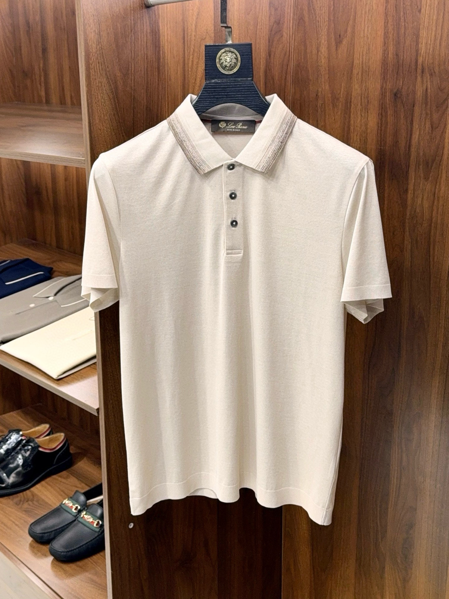 NO:776033,[Boss, you are here!  Business casual commuting style yarn-dyed fabric with unique gradient knitted collar design lapel short-sleeved POLO shirt] Dear elite men, please focus on this!  When a busy business schedule intersects with daily leisure time, this POLO shirt is an excellent partner for you to cope with various occasions. We select yarn-dyed fabrics, and each yarn has been dyed with ingenuity. The color is not only long-lasting and bright, but also presents a natural and delicate texture, highlighting your low-key and elegant taste. Under the light, the slight color change, low-key luxury, can help you easily stand out regardless of business negotiations or casual gatherings.  The unique gradient knitted collar design is the finishing touch of this POLO shirt. The gradient effect is natural and smooth, extending from the collar to the shoulders, adding agility and fashion to the classic POLO shirt, showing your keen sense of quality and trends in the details. The knitting process is soft and skin-friendly, and fits the curve of the neck, bringing an extremely comfortable wearing experience, without any sense of restraint even if worn for a long time.  The classic lapel paired with short-sleeved design perfectly balances business formality and casual ease. The lapel is simple and neat, showing a man's capable temperament; the short sleeves add a sense of casualness and ease. Whether you wear trousers to attend a business meeting or casual pants to stroll the streets, they complement each other and easily switch between different life scenes. Wearing this, you are not only a model of dress, but also a spokesperson of confidence and taste. Every time you appear on the stage, you can exude the unique charm of a mature man. M-3XL (Light Apricot)  blue), men's clothing, T-shirt,19860909【老总您来了！商务休闲通勤款色织面料独特渐变针织衣领设计翻领短袖POLO衫】各位精英男士们,目光请聚焦于此！当忙碌的商务日程与日常休闲时光交织,这款POLO衫就是您游刃有余应对各种场合的绝佳拍档. 我们精选色织面料,每一根纱线都经过匠心独运的染色工艺,色彩不仅持久亮丽,更呈现出自然细腻的质感,彰显您低调而高雅的品味.在光线下,微微的色泽变化,低调奢华,无论商务洽谈还是休闲聚会,都能助您轻松脱颖而出. 独特渐变针织衣领设计,是这款POLO衫的点睛之笔.渐变效果自然流畅,从领口延伸至肩部,为经典的POLO衫增添了一份灵动与时尚,在细节处展现您对品质和潮流的敏锐捕捉.针织工艺柔软亲肤,贴合颈部曲线,带来极致舒适的穿着体验,即使长时间佩戴也毫无束缚感. 经典翻领搭配短袖设计,完美平衡了商务的正式与休闲的自在.翻领简洁利落,展现男士干练气质；短袖则增添了一份随性与洒脱,无论是搭配西裤出席商务会议,还是身着休闲裤漫步街头,都相得益彰,轻松切换不同生活场景. 穿上它,您不仅是着装的典范,更是自信与品味的代言人.每一次登场,都能散发出成熟男士的独特魅力.M-3XL（浅杏 蓝色）,男装,T-shirt,,Women's clothing