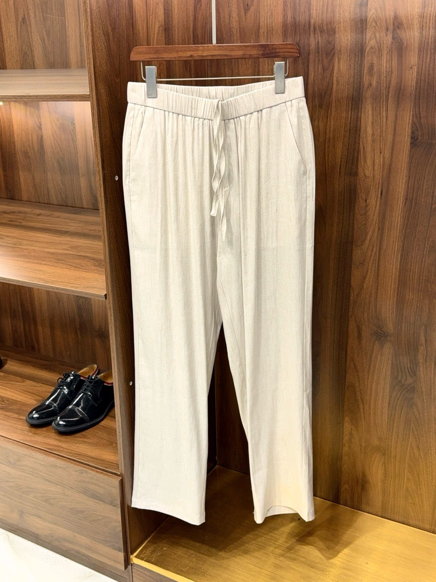 NO:776029,[Cool slightly wide-leg pants for summer!  LP's drawstring elastic waist style trousers and casual trousers containing 53.1 linen fiber fabric】Summer cool tips | LP men's linen casual trousers. In the hot summer, are you still worried about the trousers being stuffy and not breathable?  LP's drawstring elastic waist slightly wide-leg casual pants containing 53.1 linen fiber are your savior!  1. Fabric: Made of high-quality 53.1 linen fiber, these pants have excellent breathability. When you wear them in summer, you will feel as if a breeze is caressing your legs, quickly absorbing moisture and perspiration, keeping your skin dry, and saying goodbye to hot and sticky weather. Natural fibers are skin-friendly and comfortable, non-irritating to the skin, and can be worn by sensitive skin. The fabric also has a good sense of drape, making you walk casually and casually, showing the elegance of men.  2. Designed with a drawstring elastic waist, it is easy and convenient to put on and take off without worrying about the wrong size. Whether it is a slight gain after exercise or a change in daily diet, the waist can be adjusted to a comfortable waist at any time to accommodate various body changes. The slightly wide leg version is another highlight, and the effect of modifying the leg shape is first-class. Whether you have X-shaped legs, O-shaped legs, or a star with thick legs, you can instantly have straight and long legs, and easily create a neat and straight posture. 3. It is also a versatile tool to match!  Pair it with a simple white T and a pair of casual sneakers to create a refreshing summer casual style, suitable for shopping and traveling. Put on a simple shirt and pair with a pair of leather shoes to instantly switch to a light business style, making commuting to the workplace a breeze. This summer, wear these casual pants from LP to easily enjoy coolness and fashion!  M-3XL (available next day) black khaki, men's clothing, loro piana, shirts,19860909【夏日清凉微阔腿裤！LP家抽绳松紧腰款含53.1亚麻纤维面料长裤休闲裤】夏日清凉秘籍 | LP男士亚麻休闲裤. 在炎炎夏日,还在为裤子闷热不透气而烦恼？LP家这款含53.1亚麻纤维的抽绳松紧腰微阔腿休闲裤,就是你的救星！ 一、面料53.1亚麻纤维的优质面料,让这条裤子透气性绝佳.夏日穿上它,仿佛有微风轻拂双腿,快速吸湿排汗,保持皮肤干爽,告别闷热黏腻.天然纤维,亲肤舒适,对皮肤无刺激,敏感肌也能放心穿.面料还具有良好的垂坠感,走起路来潇洒随性,尽显男士优雅气质. 二、设计抽绳松紧腰设计,穿脱轻松便捷,无需担心尺码不合.不管是运动后微微发福,还是日常饮食变化,都能随时调整到舒适的腰围,包容各种身材变化.微阔腿版型是它的又一亮点,修饰腿型效果一流,不管你是X型腿、O型腿,还是腿粗星人,都能瞬间拥有笔直大长腿,轻松打造出利落挺拔的身姿. 三、搭配它还是个百搭神器！搭配简约白T,脚蹬一双休闲板鞋,就是清爽的夏日休闲风,适合逛街、出游.换上一件简约的衬衫,再配上一双皮鞋,瞬间切换到轻商务风格,职场通勤也不在话下. 这个夏天,穿上LP家这款休闲裤,轻松享受清凉与时尚！M-3XL（隔天到货）黑色 卡其,男装,loro piana,shirts,,Women's clothing