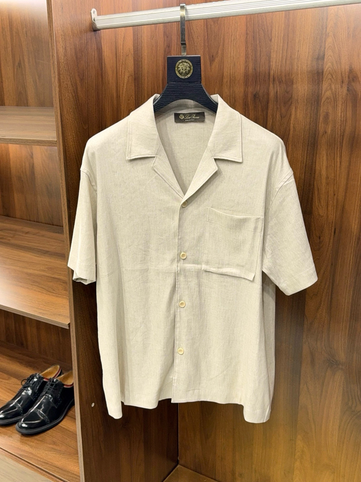 NO:776024,【Retro simple style!  Cuban collar design, slightly wide version, casual pocket style short-sleeved shirt with linen fiber] A retro gentleman’s summer love letter!  The Cuban collared linen shirt unlocks a lazy and high-end feel. When the retro wave meets minimalist aesthetics, this Cuban collared short-sleeved shirt is the code for walking atmosphere. The slightly wide version cleverly accommodates the body shape, is not loose or restrictive, and is full of freedom and ease in raising hands and feet.  The classic Cuban collar design at the neckline breaks the rules with neat right-angle tailoring, removing the restraints of the tie and revealing the delicate collarbone line. It not only has the lazy style of a tropical vacation, but also hides the elegant details of a gentleman. The selected linen fiber fabric has a natural breathable texture with cooling properties, which brings the slightest coolness in the hot summer. The slightly wrinkled texture adds a retro charm, and every inch tells the story of the precipitation of time.  The asymmetrical pocket design on the chest is both practical and stylish. You can easily place sunglasses and cards, and it can inadvertently become the finishing touch of your outfit. Whether you wear it with khaki casual pants for a stroll on the street, or with white linen shorts to go to the beach, you can easily manage commuting, vacation, dating and other diverse scenes, perfectly blending retro style and modern simplicity. M-3XL (arranged in about 3 days), men's clothing, shorts, shirts, T-shirts, ties,19860909【复古简约风！古巴领设计微阔版型含亚麻纤维休闲口袋款短袖衬衫】复古绅士的夏日情书！古巴领亚麻衬衫,解锁慵懒高级感. 当复古浪潮邂逅极简美学,这件古巴领短袖衬衫便是行走的氛围感密码.微阔版型巧妙包容身形,不松垮亦不拘束,抬手投足间尽是随性洒脱. 领口处经典古巴领设计,以利落直角剪裁打破常规,褪去领带束缚,露出精致锁骨线条,既有热带度假的慵懒风情,又暗藏绅士的考究细节.精选含亚麻纤维面料,天然的透气肌理自带降温属性,在燥热夏日带来丝丝沁凉,微皱质感更添复古做旧韵味,每一寸都诉说着时光沉淀的故事. 胸前不对称口袋设计,兼具实用性与造型感,可随手放置墨镜、卡片,不经意间成为穿搭点睛之笔.无论是搭配卡其色休闲裤漫步街头,还是配白色亚麻短裤奔赴海边,都能轻松驾驭通勤、度假、约会等多元场景,让复古格调与现代简约完美交融.M-3XL（3天左右安排发）,男装,shorts,shirts,T-shirt,ties,,Women's clothing