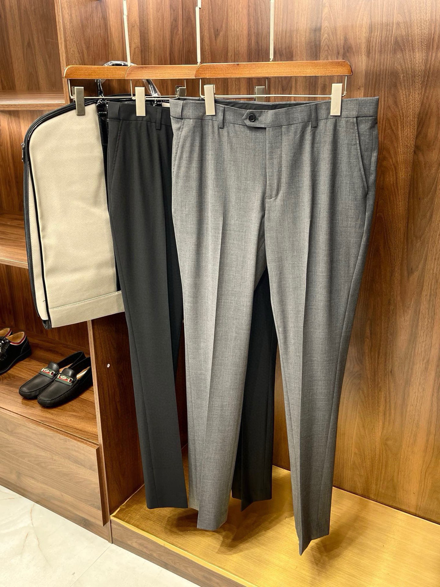 NO:775991,【New products on sale!  Spring and summer light and mature gentry suit with practical tone and practical commuting gun lapel worsted wool suit] The whole set is matched with the spring and summer light and mature gentry suit, showing a unique wearing style and applicable occasions. This suit adopts a gun lapel design, showing stability and strength, suitable for business and formal occasions. At the same time, its light and mature style also makes it easy to match in daily casual occasions. Whether you are attending a business meeting or a casual party, this suit can make you the focus.  This suit is made of high-quality worsted wool fabric, which has been treated with fine craftsmanship to make it soft, comfortable and breathable. Wool has natural warmth and elasticity, making your wearing experience more comfortable. In addition, wool also has good wrinkle resistance and recovery properties, allowing your suit to always maintain a crisp appearance.  For suit matching, this spring and summer light and sophisticated gent's suit can be matched with a variety of items. You can choose to match it with a shirt, T-shirt or sweater according to the occasion. In terms of color, you can choose a shirt or accessories with a similar color to the suit to create a simple and fashionable look. In addition, choose suitable trousers and shoes  It is also the key to matching. This suit is suitable for business pants or casual pants. For shoes, you can choose leather shoes or casual shoes. Choose according to the occasion and personal preference. M-3XL, men's clothing, sweaters, shirts, tees, t-shirt, business  suit,19860909【新品发售！春夏轻熟绅装有腔调实用通勤枪驳领精纺羊毛套西】整套搭配春夏轻熟绅装,展现出独特的穿着风格和适用场合.这款套西采用枪驳领设计,展现出稳重与力量,适合商务和正式场合.同时,其轻熟的风格也使其在日常休闲场合也能轻松搭配.无论您是出席商务会议还是休闲聚会,这款套西都能让您成为焦点. 这款套西选用高品质的精纺羊毛面料,经过精细工艺处理,柔软舒适,透气性好.羊毛具有天然的保暖性和弹性,使您的穿着体验更为舒适.此外,羊毛还具有良好的抗皱性和恢复性,使您的套西始终保持挺括的外观. 对于西装搭配,这款春夏轻熟绅装套西可以与多种单品进行搭配.您可以根据场合选择搭配衬衫、T恤或毛衣.在颜色方面,可以选择与套西颜色相近的衬衫或配饰,以打造简约而时尚的造型.此外,选择合适的裤装和鞋子也是搭配的关键.这款套西适合搭配商务裤或休闲裤,鞋子则可以选择皮鞋或休闲鞋,根据场合和个人喜好进行选择.M-3XL,男装,sweaters,shirts,tees，t-shirt,business suit,,Women's clothing