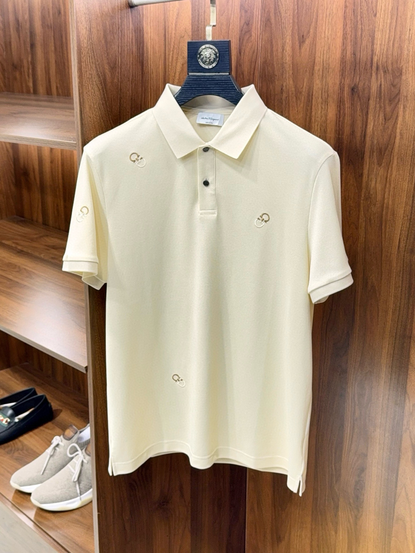 NO:775986,[SF family three-dimensional horseshoe buckle embroidery!  Imported high-density pique mesh fabric, simple design, a must-have lapel short-sleeved POLO shirt for elite wardrobes] Elite style, all in the details - men's SF three-dimensional horseshoe buckle embroidered POLO shirt. In the hot summer, a high-quality POLO shirt is the secret weapon for men to stay fresh and elegant. Today we bring you this SF men's lapel short-sleeved POLO shirt, which is simple but not simple, interpreting the fashion attitude of the elite class.  The fabric is perfect for luxurious cooling. The imported high-density pique mesh fabric and fine weaving process give the clothes excellent breathability and soft touch. Every time you wear it, it feels like a breeze, quickly dissipating the stuffiness and stickiness. The tight weave ensures that the fabric is not easy to deform and wrinkle, and maintains a crisp shape for a long time. Whether it is a business negotiation or a casual gathering, it can help you maintain a neat image.  With unique ingenuity, the three-dimensional embroidery on the chest and the exquisite three-dimensional horseshoe buckle embroidery are like the finishing touch. The delicate embroidery thread outlines the brand's classic logo, with rich layers and full three-dimensional effect, highlighting the low-key luxury texture, injecting soul into the entire POLO shirt, and inadvertently revealing the wearer's extraordinary taste and persistent pursuit of quality.  Simple design, classic timeless and concise lapel design, smooth and natural lines, modifying the neck line, showing a man's capable temperament. The cuffs and hem are exquisitely trimmed, and the details highlight the quality. The overall style is simple and elegant, abandoning complicated decorations, but embodying exquisite craftsmanship in every cut and sewing. It can be easily matched with all kinds of trousers and shorts, making it an indispensable and versatile item in the wardrobe of elite men.  A must-have in your wardrobe, it can be worn in many scenarios to attend business meetings and show professionalism and poise; put it on casual pants and walk on the streets or attend weekend parties, and still show your casualness. It is a powerful partner for daily commuting and an elegant role in social occasions. A POLO shirt can meet your dressing needs in various life scenes and easily interpret the diverse charms of men.  Owning this SF POLO shirt means having a pursuit of quality life and a precise grasp of fashion. It is not only a piece of clothing, but also a symbol of your identity and taste, adding infinite style to your summer wear. M-3XL (black, apricot, ancola red), men's clothing, fendi, shorts, T-shirt,19860909【SF家立体马蹄扣刺绣！进口高密织珠地网眼面面料简约设计精英衣柜必备翻领短袖POLO衫】精英格调,尽在细节——男士SF家立体马蹄扣刺绣POLO衫 夏日炎炎,一件高品质的POLO衫,便是男士们保持清爽与风度的秘密武器.今天为您带来这款SF家男士翻领短袖POLO衫,简约而不简单,诠释精英阶层的时尚态度. 面料至臻,奢享清凉采用进口高密织珠地网眼面料,细密编织工艺,赋予衣物卓越的透气性与柔软触感.每一次穿着,都像有微风轻拂,迅速驱散闷热与黏腻.紧密的织法确保面料不易变形、起皱,长久维持挺括版型,无论是商务洽谈还是休闲聚会,都能助您保持利落形象. 匠心独运,立体刺绣胸口处,精致的立体马蹄扣刺绣,宛如点睛之笔.细腻的绣线勾勒出品牌经典标识,层次丰富,立体感十足,彰显低调奢华质感,为整件POLO衫注入灵魂,不经意间流露出穿着者的不凡品味与对品质的执着追求. 简约设计,经典永恒简洁的翻领设计,线条流畅自然,修饰颈部线条,尽显男士干练气质.袖口与下摆的精致收边处理,细节之处彰显品质.整体风格简约大气,摒弃繁杂装饰,却在每一处剪裁与缝制中体现精湛工艺,可轻松搭配各类长裤、短裤,是精英男士衣柜中不可或缺的百搭单品. 衣橱必备,多场景适配穿上它,出席商务会议,尽显专业稳重；换上休闲裤,漫步街头或参加周末聚会,又能展现随性自在.它是日常通勤的得力伙伴,也是社交场合的优雅担当,一件POLO衫,满足您多种生活场景的着装需求,轻松演绎男士的多元魅力 . 拥有这件SF家POLO衫,就是拥有了一份对品质生活的追求,对时尚的精准把握.它不仅仅是一件衣服,更是您身份与品味的象征,为您的夏日穿搭增添无限风采.M-3XL（黑色 杏色 安可拉红）,男装,fendi,shorts,T-shirt,,Women's clothing