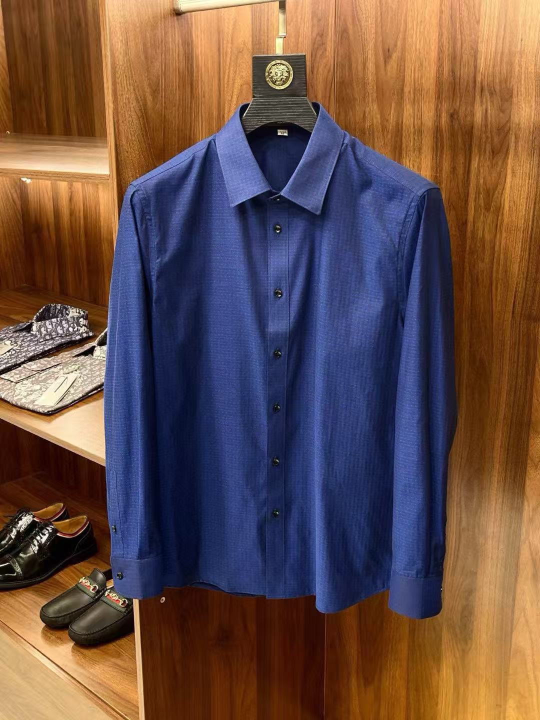 NO:775981,【LP jacquard series products! A must-have item in men's wardrobe, a square-neck long-sleeved shirt made of super soft special fabrics] A short-sleeved men's shirt with Zhenzang yarn-dyed three-dimensional texture decoration! Trading company channels are rare and available on the official website simultaneously! A typical representative of the ultimate luxury consumer goods, a high-end brand full of high-end sense and long historical charm. It always captures people's hearts with its unique French-style design. This model continues the brand's classic heritage and is a must-have collection for every elegant man's wardrobe! This shirt is made of carefully selected imported high-count cotton materials supplied by customers. The fabric texture is fine, smooth and shiny, with rich feel and visual sense. Its breathability and wearing comfort are very superior. It is an irreplaceable high quality of ordinary cotton fabrics! A formal business-type solid-color shirt specially designed for commuting. The basic white color can be compatible with various matching needs in your wardrobe. It can easily cope with various rigorous formal occasions. It is fully decorated with three-dimensional textured jacquard. It will always inadvertently highlight the high-end luxury and extraordinary style, and it has a perfect balance of low-key and taste! Basic and regular cut design, the upper body is tall and capable, exuding unique charm! Size: 39-43, men's clothing, loro piana, shirts, T-shirt,19860909【LP提花系列产品！男人衣柜必备单品超柔特供面料方领长袖衬衫】一款臻藏色织立体纹理装饰短袖男士衬衫！贸易公司渠道稀出,同步官网发售！ 极致奢华消费品典型代表,充满高级感与悠久历史韵味的高端品牌,总是以独特的法式风格设计来俘获人心,此款则是延续了品牌的经典传承,各位优雅男士的衣橱里必备的典藏臻品！ 本款衬衫用心甄选客供进口高支棉材质打造,面料质地细密平滑而有光泽,手感和视觉感丰富,透气性与着穿舒适度都非常优越,是普通棉质面料无可替代的高品质！ 一款专为通勤装扮打造的正装商务型纯色衬衫,基础的白色可兼容你衣櫉里各种搭配需求,轻松应对各种严谨正式的场合着装礼仪全副立体纹理提花点缀,总会在不经意间凸显高奢气场与不凡格调,将低调与品味拿捏的相当到位！基础常规的版型裁剪设计,上身挺拔干练、散发着独特的魅力！ 尺码:39-43,男装,loro piana,shirts,T-shirt,,Women's clothing