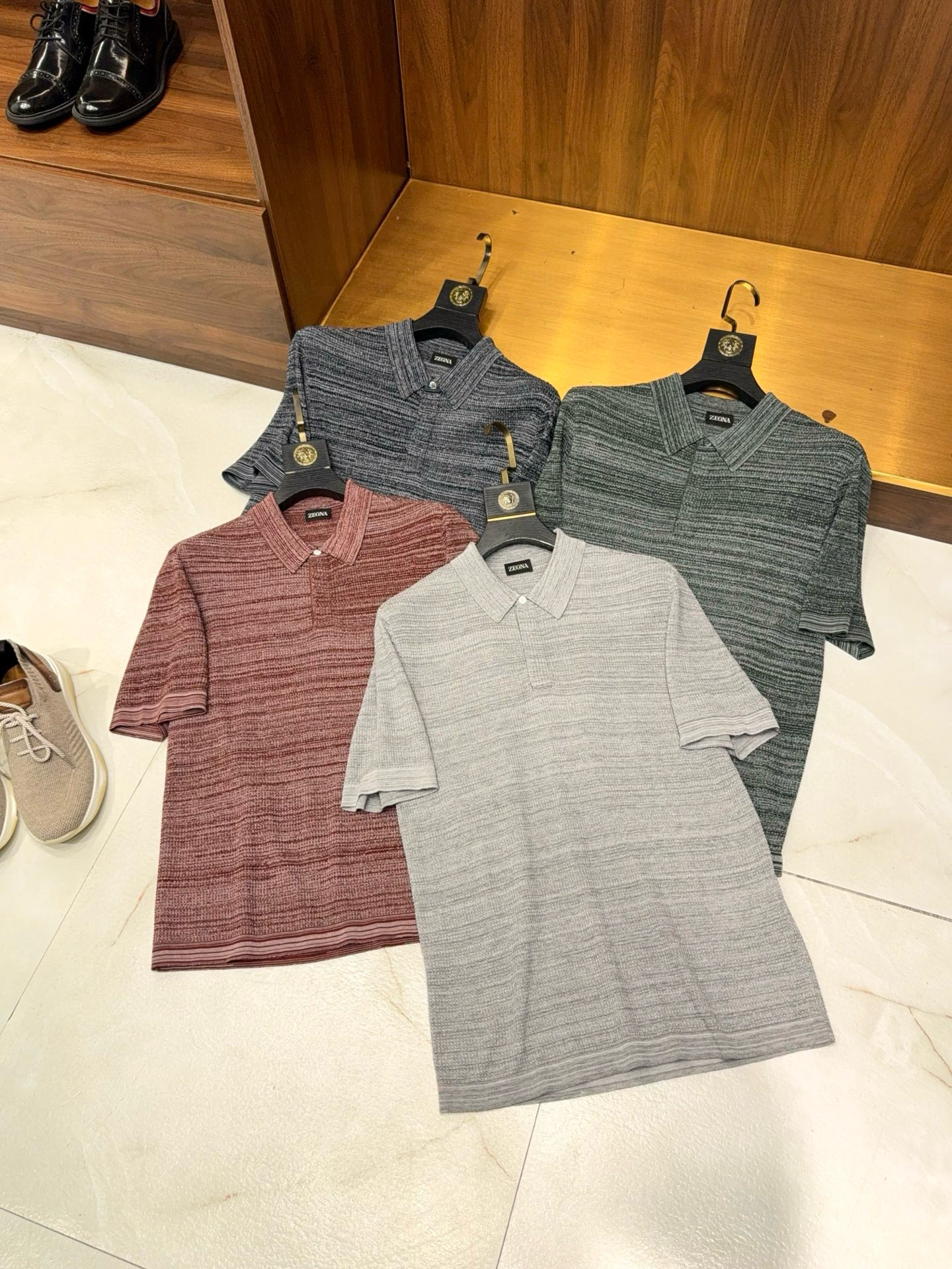 NO:773700,Popular items continue to be popular [Select high-quality strong twisted AB yarn-dyed yarn-dyed retro texture EZ family’s unique collar and placket design lapel short-sleeved POLO shirt] Retro new chapter, texture and style | EZ men’s strong-twisted AB yarn-dyed yarn-dyed POLO shirt  When the classic POLO silhouette meets craftsmanship, EZ's short-sleeved POLO shirt reshapes the summer dressing aesthetics of urban men with retro texture and innovative details. Selected strong-twisted AB yarns are interwoven to give the fabric a unique texture at the yarn level - two different colored yarns are wrapped with strong twisting technology to weave a natural undulating texture. From a distance, it appears to be a calm tone, but from a close-up view, there are rich layers of color collisions. The light and shadow flow around the hands and feet, giving it a low-key sense of luxury.  The body of the garment adopts yarn-dyed weaving technology. Different from ordinary dyed fabrics, the warp and weft yarns are dyed first and then woven, so that the retro plaid or texture pattern is natural on the cloth, and it is not easy to fade and deform after long-term washing. The most eye-catching thing is the curved warp collar, placket and lapel designed exclusively by EZ.  After dozens of adjustments to the style, it fits the neck line without losing its stiffness; there is a hidden ingenuity in the placket, a combination of customized metal buttons and matte textured webbing, and neat lines in the retro style. It not only retains the elegant genes of the POLO shirt, but also injects modern minimalist aesthetics.  The slim cut combines comfort and style, and the micro-elastic fabric allows for freedom of movement, whether it is a business meeting, a weekend date, or outdoor leisure. It can be easily controlled whether it is a business meeting, a weekend date, or outdoor leisure. From retro cafes to urban streets, this POLO shirt uses unique craftsmanship details and elegant design to interpret the effortless sense of luxury, making every wearer a walking texture label. M-3XL (gray blue red green) ships next day, T-shirt,19860909爆款继续延续【甄选优质强捻AB纱色织复古纹理EZ家独特衣领门襟设计翻领短袖POLO衫】复古新章,质感型格｜EZ男士强捻AB纱色织POLO衫 当经典POLO廓形邂逅匠心工艺,EZ这款短袖POLO衫以复古肌理与创新细节,重塑都市男士的夏日穿搭美学.精选强捻AB纱交织,在纱线层面赋予面料独特质感——两种不同色纱以强捻工艺缠绕,织就天然起伏的纹理,远看是沉稳色调,近观藏着层次丰富的色彩碰撞,举手投足间光影流转,自带低调高级感. 衣身采用色织工艺,不同于普通染色面料,经纬纱线先染后织,让复古格纹或肌理图案在布面浑然天成,久洗不易褪色变形.最令人眼前一亮的当属EZ独家设计的衣领门襟翻领弧度经过数十次版型调整,贴合颈部线条又不失挺括；门襟处暗藏巧思,定制金属纽扣与哑光质感织带组合,复古格调中透出利落线条,既保留POLO衫的优雅基因,又注入现代极简美学. 修身剪裁兼顾舒适与型格,微弹面料让行动自如,无论是商务会议、周末约会还是户外休闲,都能轻松驾驭.从复古咖啡馆到都市街头,这件POLO衫以独特的工艺细节与考究设计,诠释不费力的高级感,让每个穿着者都成为行走的质感标签.M-3XL（灰色 蓝色 红色 绿色）隔天出货,,T-shirt,,Men's clothing