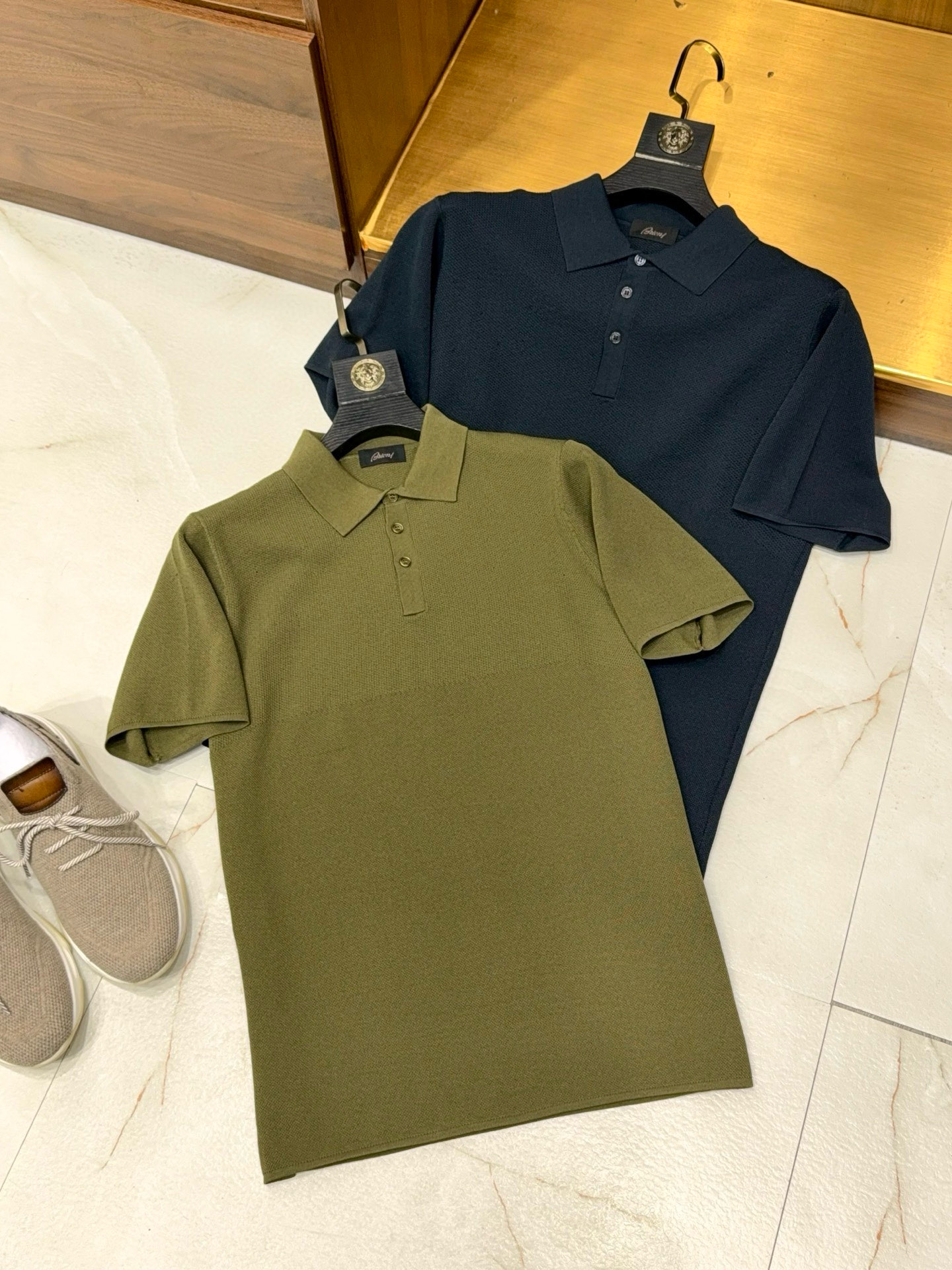 NO:773698,The hot hits continue [Creating luxury products! Select imported yarn, pique mesh stitching and hollow jump stitching technology, double slit design, lapel short-sleeved knitted POLO shirt] Create a luxury product! The summer darling of men's wardrobe. When the sun becomes hot and the summer fashion stage quietly opens, an excellent short-sleeved knitted POLO shirt becomes a must-have item for men to show their taste and style. Today, we will reveal to you the unique charm of this imported yarn, which combines pique mesh stitching and hollow jump stitch technology, and has a double-slit design. 1. Imported yarn, the source of quality This POLO shirt is carefully selected from imported yarns, and every fiber contains the promise of top quality. These yarns are known for their delicate and tough characteristics, which not only give the clothes a soft and smooth touch, making the clothes feel like they are being blown by a gentle breeze when worn close to the body, but also have excellent wear resistance. Even if they are worn and washed frequently, they can maintain their shape and texture for a long time and are not easy to pill or deform, making every time you wear them as comfortable and decent as a new purchase. 2. Pique mesh stitching, pioneer in breathability Woven with pique mesh stitching, the surface of the fabric shows evenly distributed concave and convex textures, forming a unique mesh structure. This structure greatly improves the breathability of the clothing, just like countless micro vents. , in the summer, it can quickly discharge the heat and moisture emitted by the body, keeping you dry and comfortable at all times, saying goodbye to stuffiness and stickiness. Compared with ordinary fabrics, pique mesh fabric is better in breathability, allowing you to feel refreshed and comfortable whether after intense exercise or under the scorching sun. 3. Hollow jump stitch technology, fashionable finishing touch The clever use of hollow jump stitch technology adds a unique fashion flavor to this POLO shirt. In specific parts, the jump stitch is used to form exquisite hollow patterns, such as delicate artistic patterns, which are looming under the light and shadow, breaking the monotony of traditional POLO shirts and highlighting the wearer's unique fashion taste and personality pursuit. This process is not only a symbol of beauty, but also further enhances the breathability of the clothing, making the overall wearing experience more cool and comfortable. 4. Double slit design, a casual choice. The double slit design is another highlight of this POLO shirt. The slits on both sides of the hem allow you to move more freely and without restraint, whether you are walking, running or sitting down, without feeling tight. At the same time, the slit design adds a casual and natural style to the clothing, making it chic in casual occasions. It can also show a unique fashion attitude in business and casual matching, and can easily cope with various occasions. 5. Lapel design, classic inheritance The classic lapel design is an eternal symbol of men's elegance. The lapel line of this POLO shirt is simple and smooth, crisp and stylish, not easy to deform, and can perfectly fit the neck line, showing a neat and elegant temperament. Whether it is paired with formal pants to attend a business meeting, or combined with casual shorts to enjoy weekend time, the lapel can add points to the overall look, highlighting the mature, stable and confident charm of a man. This men's short-sleeved knitted POLO shirt has become the best choice for men's summer wardrobe due to the high-quality texture of imported yarn, the unique combination of pique mesh stitching and hollow jump stitch technology, as well as the careful design of double slits and lapels. Wearing it, in the hot summer, you can not only enjoy a cool and comfortable wearing experience, but also show your unique fashion taste and confident style, becoming the focus of everyone's attention. M-3XL (Navy Blue) pickle green) shipped next day, shorts, T-shirt,19860909爆款延续【奢品缔造！甄选进口纱线珠地网眼针法加镂空跳针工艺双开叉设计翻领短袖针织POLO衫】奢品缔造！男士衣橱的夏日宠儿. 当阳光变得炽热,夏日的时尚舞台悄然拉开帷幕,一款卓越的短袖针织POLO衫成为男士们展现品味与风度的必备单品.今天,为您揭开这款甄选进口纱线,融合珠地网眼针法与镂空跳针工艺,兼具双开叉设计的翻领短袖针织POLO衫的独特魅力. 一、进口纱线,品质之源 这款POLO衫严选进口纱线,每一根纤维都蕴含着顶级品质的承诺.这些纱线以其细腻、坚韧的特性著称,不仅赋予衣物柔软顺滑的触感,贴身穿仿佛被轻柔的微风拂过 ,还具备出色的耐磨性,即便频繁穿着与洗涤,也能长久保持形状与质感,不易起球、变形,让您的每一次穿着都如新购般舒适与体面. 二、珠地网眼针法,透气先锋 采用珠地网眼针法编织而成,其面料表面呈现出均匀分布的凹凸纹理,形成独特的网眼结构.这种结构大大提升了衣物的透气性,就像无数个微型通风口 ,在夏日里能迅速排出身体散发的热气与湿气,时刻保持干爽舒适,告别闷热黏腻.与普通面料相比,珠地网眼面料在透气性上更胜一筹,让您无论是在激烈运动后,还是炎炎烈日下,都能感受清爽自在. 三、镂空跳针工艺,时尚点睛 镂空跳针工艺的巧妙运用,为这款POLO衫增添了别具一格的时尚气息.在特定部位,通过跳针形成精致的镂空图案,如细腻的艺术花纹,在光影下若隐若现,打破了传统POLO衫的单调,彰显穿着者独特的时尚品味与个性追求 .这一工艺不仅是美观的象征,更进一步增强了衣物的透气性,使整体穿着体验更加清凉舒适. 四、双开叉设计,随性之选 双开叉设计是这款POLO衫的又一亮点.下摆两侧的开叉,让您在活动时更加自由无束缚,无论是行走、跑步还是坐下,都不会有紧绷感 .同时,开叉设计为衣物增添了一份随性自然的风格,使其在休闲场合中尽显潇洒,在商务休闲搭配中也能展现出与众不同的时尚态度,轻松应对各种场合. 五、翻领设计,经典传承 经典的翻领设计,是男士优雅风度的永恒象征.这款POLO衫的翻领线条简洁流畅,挺括有型,不易变形,能够完美贴合颈部线条,展现出利落大方的气质 .无论是搭配正装裤出席商务会议,还是与休闲短裤组合享受周末时光,翻领都能为整体造型加分,彰显男士的成熟稳重与自信魅力. 这款男士短袖针织POLO衫,凭借进口纱线的优质质感、珠地网眼针法与镂空跳针工艺的独特结合,以及双开叉和翻领的精心设计,成为男士夏日衣橱中的不二之选.穿上它,在炎炎夏日中,您不仅能享受清凉舒适的穿着体验,更能展现出独特的时尚品味与自信风采,成为众人瞩目的焦点.M-3XL（藏青 咸菜绿）隔天出货,,shorts,T-shirt,,Men's clothing