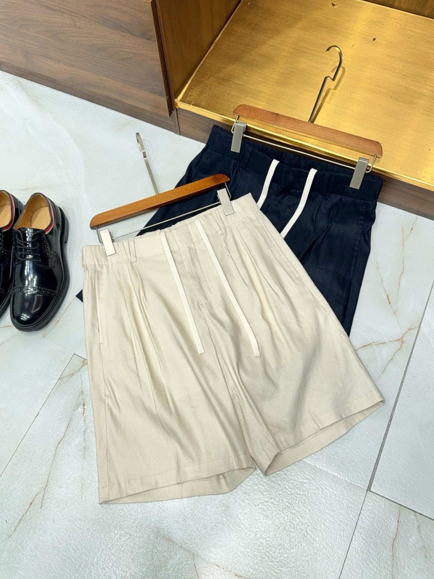 NO:773696,The hot trend continues [shorts are finally shipped!  Can be worn with a set of Cuban collar short-sleeved shirts from the same series, including 50.5 linen fiber drawstring design shorts] Unlock high-end summer wear!  Linen drawstring shorts and Cuban collared shirt are a natural combination!  Long wait!  These men's shorts, which combine texture and practicality, have finally been shipped. They are made of 50.5 natural linen and paired with a Cuban collar short-sleeved shirt from the same series. The upper body can instantly create a lazy and high-end summer atmosphere!  Golden ratio, both coolness and texture. Selected 50.5 linen fiber blended fabric not only retains the natural breathability and fast heat dissipation of linen, but also improves the toughness and drape of the fabric through scientific matching. The upper body is instantly no longer sticky, and the rough linen texture is intertwined with delicate yarns, giving it a high-end texture to the touch.  The drawstring design, free and unrestricted adjustable drawstring waistband breaks the tightness of traditional shorts, and can be easily adapted to different body types. Paired with a belt, it can switch between casual and formal styles. The neat straight cut modifies the leg shape, and naturally drapes when walking, easily creating a casual and free posture. The suit aesthetics, lazy person's dressing formula and the same series of Cuban collar short-sleeved shirts are a perfect match!  The three-dimensional Cuban collar of the shirt echoes the neat lines of the shorts, and the same linen blended fabric makes the whole look more harmonious and unified. Wearing the shorts alone with a solid-color T-shirt is lazy and casual, or wearing it as a set will instantly transform you into a vacation gentleman, easily meeting the needs of beach vacations, weekend parties and other scenes.  The exclusive romantic side hidden pockets with meticulous attention to detail are practical and not bulky, and the reinforced wiring shows craftsmanship. The low-key brand logo embellishment injects exquisite soul into the whole. This summer, redefine your summer style with an outfit that combines quality and style!  M-3XL (khaki blue) arrives next day, shorts, shirts, T-shirt, tees, t-shirt, gold,19860909爆款延续【短裤终于出货了哦！可搭配同一系列古巴领短袖衬衫一套穿着含50.5亚麻纤维抽绳款设计短裤】解锁夏日高阶穿搭！亚麻抽绳短裤与古巴领衬衫的天生CP来了！ 久等了！这款凝聚质感与实穿性的男士短裤终于出货,以50.5天然亚麻为核心,搭配同系列古巴领短袖衬衫,一套上身即刻拿捏慵懒又高级的夏日氛围感！ 黄金配比,凉感与质感兼得精选50.5亚麻纤维混纺面料,既保留亚麻天然透气、散热快的凉感特性,又通过科学配比提升面料韧性与垂坠度.上身瞬间告别黏腻,粗粝的亚麻纹理与细腻纱线交织,触摸间皆是高级质感. 抽绳设计,自由无束缚可调节抽绳腰头打破传统短裤的紧绷感,松紧随心适配不同体型,搭配皮带能切换休闲与正式风格.利落直筒剪裁修饰腿型,行走间自然垂坠,轻松营造随性洒脱的姿态. 套装美学,懒人穿搭公式与同系列古巴领短袖衬衫堪称天作之合！衬衫的立体古巴领呼应短裤的利落线条,同款亚麻混纺面料让整体更显和谐统一.单穿短裤搭配纯色T恤慵懒随性,成套穿着则瞬间化身度假绅士,轻松应对海边度假、周末聚会等多场景需求. 细节控的专属浪漫侧边隐藏式口袋实用不臃肿,加固走线彰显匠心工艺；低调品牌标识点缀,为整体注入精致灵魂.这个夏天,用一套兼具品质与格调的穿搭,重新定义你的夏日型格！M-3XL（卡其 蓝色）隔天到货,,shorts,shirts,T-shirt,tees，t-shirt,gold,,Men's clothing