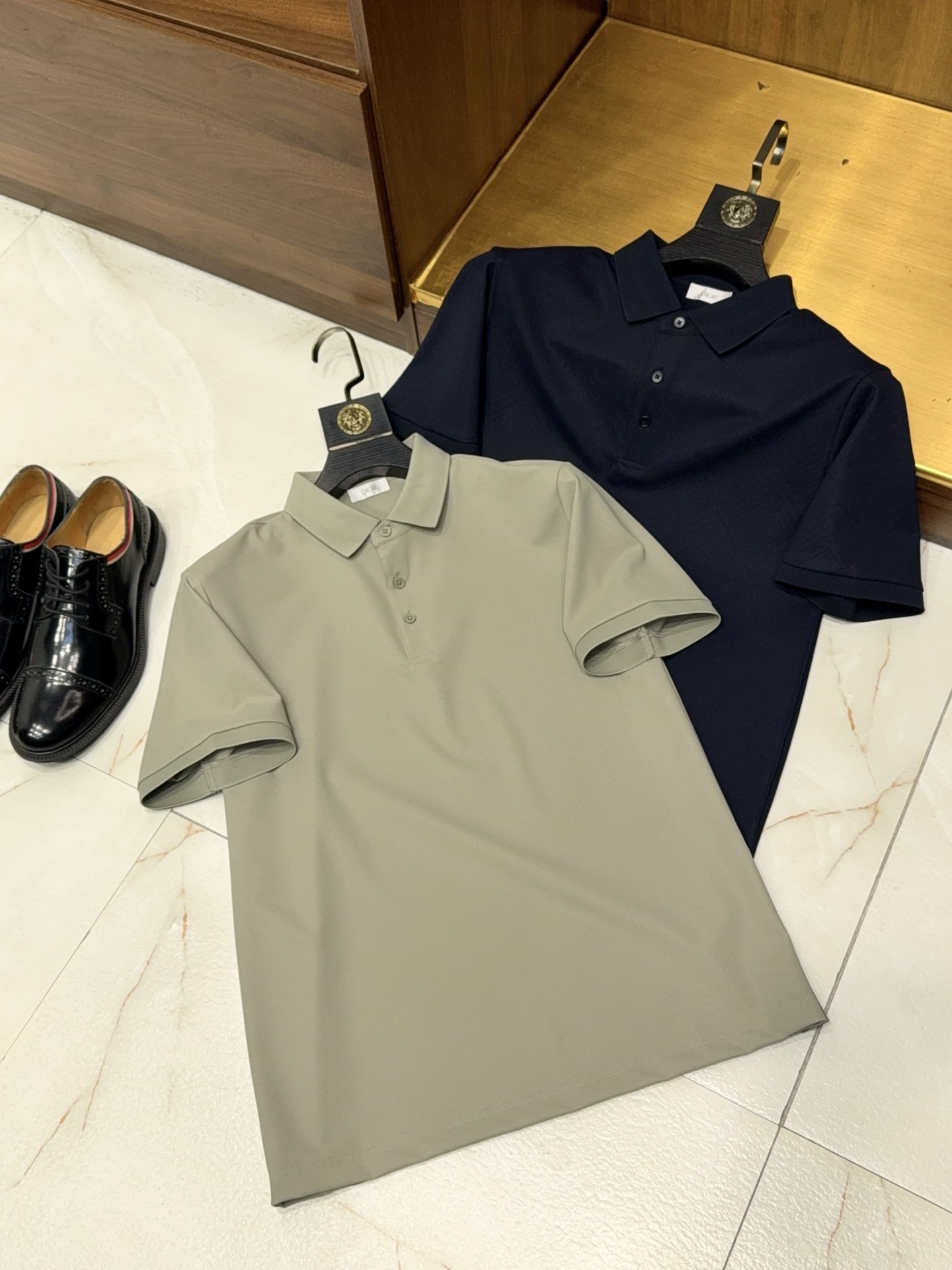 NO:773692,[D's jacquard dark pattern diamond plaid fabric!  Small lapel design, compact and neat high-density woven pique mesh three-button short-sleeved POLO shirt] D's jacquard dark pattern diamond grid pique mesh POLO shirt has a high-end feel. Share a men's short-sleeved POLO shirt with outstanding texture, specially created for wear enthusiasts who pursue exquisiteness and comfort.  The fabric adopts D's jacquard dark rhombus plaid technology, which is low-key, luxurious and connotative. It is simple and clean from a distance, and the texture is delicate and exquisite when viewed up close. It has a high-end luster, which is different from ordinary solid color POLO. The upper body is more tasteful and classy. The fabric is made of high-density pique mesh material, which is breathable and sweat-wicking, dry and not stuffy. It is not sticky when worn in summer, is skin-friendly and comfortable, is not easy to deform or wrinkle after long-term wear, and is very worry-free for daily care.  The version adopts a small lapel design. The neckline is crisp and stylish, neat and neat without being sloppy. It perfectly modifies the neck line, making the person look energetic and capable, and enhances the overall temperament. The classic three-button opening and closing design can be freely adjusted for tightness, making it easy to put on and take off. It also adds a sense of detail and is suitable for both business and leisure.  The overall tailoring is fit and crisp, not tight or loose, and adapts to a variety of body shapes. It can be easily controlled whether it is daily commuting, business meetings, weekend leisure, or travel dates. The details are exquisitely crafted, the wiring is neat and precise, and the fabric texture and pattern tailoring are both online. It is low-key and unobtrusive, but it shows high quality everywhere. A POLO shirt that enhances the style of dressing, is simple, versatile and durable, and is a must-have exquisite item for men's summer wardrobe. M-3XL,, dior, T-shirt,19860909【D家提花暗纹菱形格纹面料！小翻领设计精干利落高密织珠地网眼三粒扣短袖POLO衫】D家提花暗纹菱形格珠地网眼POLO衫 高级感拉满. 分享一件质感出众的男士短袖POLO衫,专为追求精致与舒适的穿搭爱好者打造. 面料采用D家提花暗纹菱形格纹工艺,低调奢华有内涵,远观简约干净,近看肌理细腻精致,自带高级光泽感,区别于普通纯色POLO,上身更显品味与档次.面料为高密织珠地网眼材质,透气排汗、干爽不闷,夏季穿着不粘身,亲肤舒适,久穿不易变形、不易起皱,日常打理十分省心. 版型采用小翻领设计,领口挺括有型,精干利落不拖沓,完美修饰颈部线条,显得人精神干练,提升整体气质.经典三粒扣开合设计,可自由调节松紧,穿脱便捷,同时增加细节层次感,商务休闲两相宜. 整体剪裁合身挺括,不紧绷不松垮,适配多种身形,无论是日常通勤、商务会面,还是周末休闲、出游约会都能轻松驾驭.细节做工考究,走线工整精密,面料质感与版型剪裁双在线,低调不张扬,却处处彰显高级质感. 一件提升穿搭格调的POLO衫,简约百搭且耐看,是男士夏季衣橱必备的精致单品.M-3XL,,dior,T-shirt,,Men's clothing