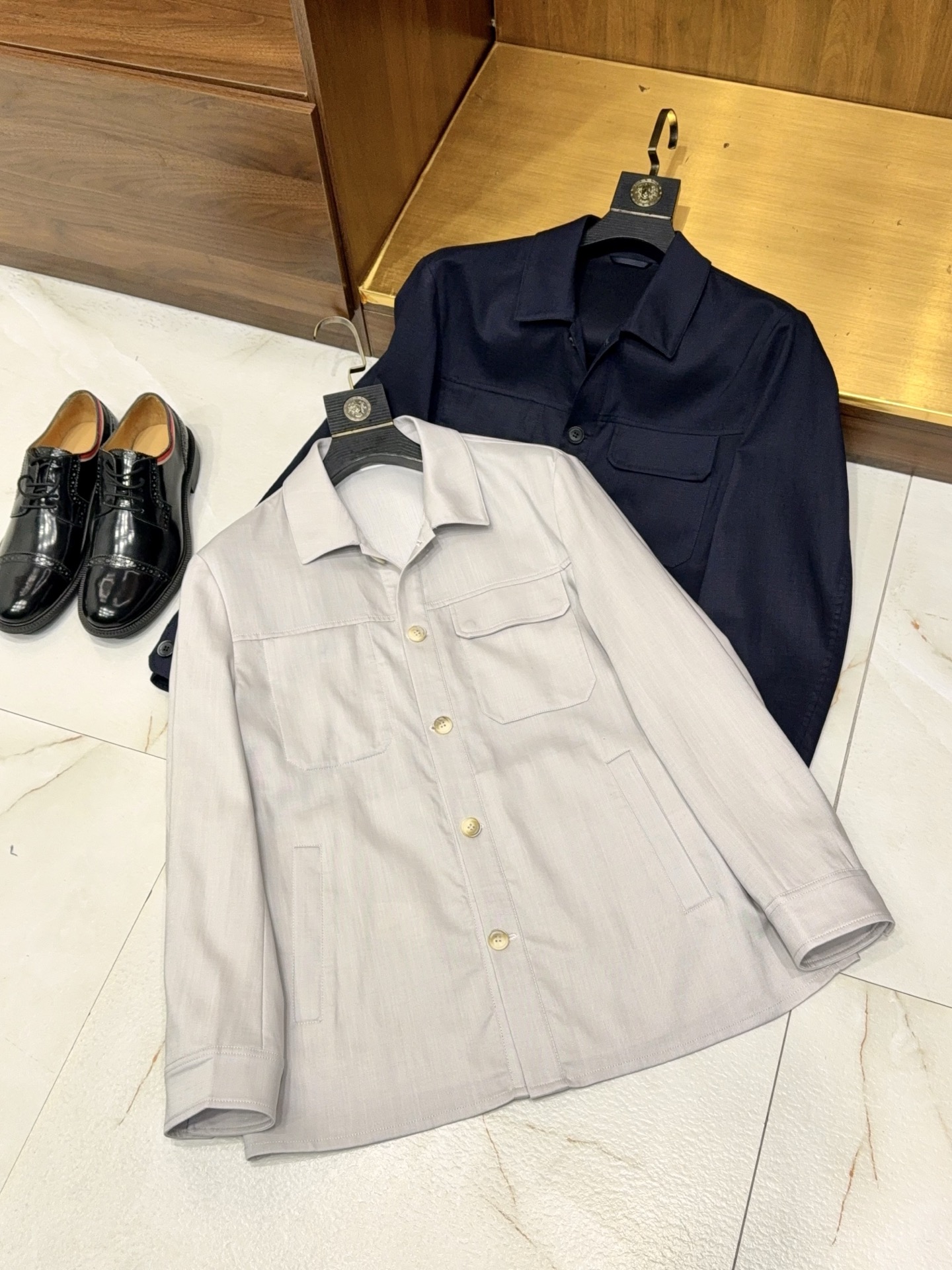 NO:775922,[Special process contains linen fiber fabric with a layer of lining!  Lightweight jacket with four-pocket workwear design and lapels and buttons] Lightweight jacket with four-pocket workwear lapels and linen composite lining, which is easy to wear for commuting and leisure. When choosing a jacket during the spring and summer seasons, it should be breathable and stylish, but also practical and durable. Today I recommend this lightweight jacket with flax fiber composite lining workwear lapels, which takes into account texture, comfort and functionality, and is suitable for daily commuting and weekend outings.  The fabric is made of natural flax fiber, which has the characteristics of breathability, moisture absorption, dryness and not stuffiness. It is non-sticky and refreshing when worn in spring and summer. The flax fabric is composited with a layer of lining using a special process, which not only retains the crispness and texture of linen, but also improves skin-friendliness, does not prick the skin, and is more wear-resistant. The shape is more stable and wrinkle-free, and daily care is more worry-free. The overall body is light and does not weigh down, and can be worn alone or layered. It can be worn in air-conditioned rooms with temperature differences between morning and evening.  The style is a classic four-pocket workwear style, with a symmetrical large pocket design, which is very convenient for storing small items such as mobile phones, keys, card holders, etc., and is both practical and beautiful. The lapel + button closure makes it easy to put on and take off, and the collar neatly modifies the neck line, weakening the bloated shoulder and neck, making it look smart and capable. The overall tailoring is fit and not tight, not flattering on the figure, and the slightly wide version hides the flesh and makes you look slimmer. It is very harmonious with jeans, casual pants, and overalls on a daily basis.  The details are in place, with neat wiring, strong buttons, reasonable pocket positions and depths, and easy access. The composite lining makes the body flatter and less likely to deform after long-term wear, and is both stiff and soft. The color is simple and versatile, neutral tones, low-key and textured. Whether you wear it for daily work, dates, or short trips, you can wear it with a clean and neat temperament.  Regardless of age or scene, one piece can be worn in many scenes. For boys who like workwear style, pursue comfortable and practical wear, and pay attention to the texture of fabrics, this linen composite-lined workwear lapel jacket is worth buying. It is worry-free and high-end for spring and summer wear. M-3XL arrives next day, men's clothing, jeans, jackets & coats,19860909【特殊工艺含亚麻纤维面料复合一层内里！四口袋工装款设计翻领纽扣款轻薄外套】亚麻复合内里四口袋工装翻领轻薄外套,通勤休闲都好穿. 春夏换季选外套,既要透气有型,又要实用耐穿.今天给大家推荐这款亚麻纤维复合内里工装翻领轻薄外套,兼顾质感、舒适度与功能性,日常通勤、周末出街都很合适. 面料采用天然亚麻纤维,自带透气吸湿、干爽不闷的特性,春夏穿着不粘身、体感清爽.特殊工艺做了亚麻面料复合一层内里,既保留亚麻的挺括与肌理感,又提升亲肤度,不扎肤、更耐磨,版型更稳不易皱,日常打理更省心.整体轻薄不压身,叠穿单穿都自在,早晚温差、空调房都能穿. 版型是经典四口袋工装款,对称大口袋设计,收纳手机、钥匙、卡包等随身小物很方便,实用与颜值兼备.翻领+纽扣开合,穿脱便捷,领口利落修饰脖颈线条,弱化肩颈臃肿感,显得精神干练.整体剪裁合身不紧绷,不挑身材,微阔版型藏肉显瘦,日常搭配牛仔裤、休闲裤、工装裤都很协调. 细节做工到位,走线工整、纽扣牢固,口袋位置与深度合理,取用顺手.复合内里让衣身更平整,久穿不易变形,兼顾挺括与柔软.颜色简约百搭,偏中性色调,低调有质感,不管是日常上班、约会、短途出行,都能穿出干净利落的气质. 不挑年龄、不挑场景,一件搞定多场景穿搭.喜欢工装风、追求舒适实穿、注重面料质感的男生,这款亚麻复合内里工装翻领外套很值得入手,春夏穿搭省心又高级.M-3XL 隔天到货,男装,jeans,jackets & coats,,Women's clothing