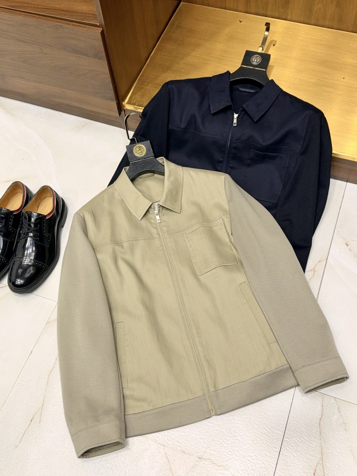 NO:775949,[Flax fiber and knitting technology collide!  LP casual series lapel zipper style versatile knitted jacket for commuting] LP casual series linen knitted lapel zipper jacket | A versatile texture choice for commuting.  This LP casual series lapel zipper knitted jacket cleverly combines flax fiber with knitting technology to create a comfortable and textured commuter jacket. The fabric is made of natural flax fiber and is matched with fine knitting technology to retain the advantages of linen, which is breathable, moisture-absorbent, dry and not stuffy, while giving the fabric a soft, elastic and warm texture, bidding farewell to the stiffness and wrinkle resistance of traditional linen, making the upper body skin-friendly and non-restrictive, making it suitable for all seasons.  The classic lapel design is neat and lean, modifying the neck line, showing a man's calm temperament. Smooth zipper opening and closing, easy to put on and take off, and the details highlight the quality. The fit-fitting cut is not tight or loose, taking into account the firm shape and free movement, adapting to a variety of body shapes.  As a representative work of the LP casual series, the overall style is simple and elegant, low-key yet high-end, and can be easily adapted to many scenarios such as commuting to office, business meetings, daily leisure, etc. It is smart and formal when paired with trousers, casual and comfortable with casual trousers, and is practical and versatile.  The workmanship is fine, the stitching is neat, the fabric is durable and not easy to deform, and it still maintains a good shape after being washed for a long time. A knitted jacket that enhances the style of wearing is a cost-effective and highly visible essential item in a man's wardrobe. It is simple but not simple, and low-key shows more taste. M-3XL arrives next day, men's clothing, loro piana, jackets & coats, jackets & coats,19860909【亚麻纤维与针织工艺碰撞！LP家休闲系列翻领拉链款通勤百搭针织夹克外套】LP休闲系列亚麻针织翻领拉链夹克｜通勤百搭质感之选. 这款LP休闲系列翻领拉链针织夹克,将亚麻纤维与针织工艺巧妙融合,打造舒适与质感兼具的通勤外套.面料选用天然亚麻纤维,搭配细腻针织工艺,保留亚麻透气吸湿、干爽不闷的优势,同时赋予面料柔软弹性与温润肌理,告别传统亚麻的生硬易皱,上身亲肤无束缚,四季皆宜. 经典翻领设计利落精干,修饰颈部线条,尽显男士沉稳气质.顺滑拉链开合,穿脱便捷,细节处彰显品质.合身剪裁不紧绷、不松垮,兼顾版型挺括与活动自在,适配多种身形. 作为LP休闲系列代表作,整体风格简约大气,低调不失高级感,轻松适配通勤办公、商务会面、日常休闲等多场景.搭配西裤干练正式,搭配休闲裤随性舒适,实穿性与百搭性拉满. 做工精细,走线工整,面料耐穿不易变形,久洗依旧保持良好版型.一件提升穿搭格调的针织夹克,是男士衣橱里高性价比、高出镜率的必备单品,简约不简单,低调更显品味.M-3XL 隔天到货,男装,loro piana,jackets & coats,jackets & coats,,Women's clothing