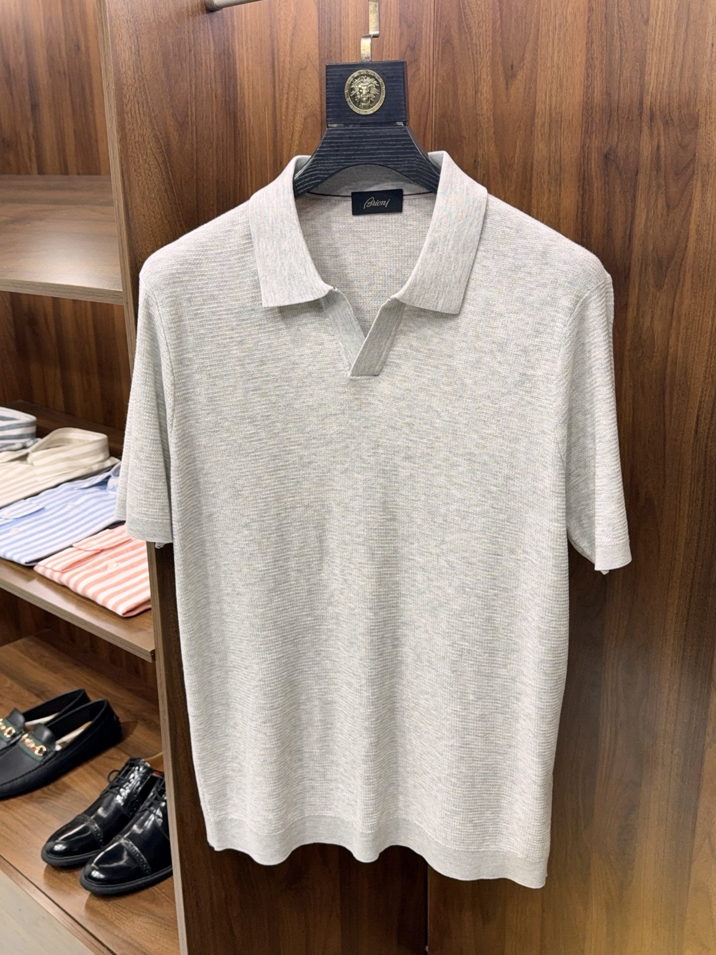 NO:775932,[Selected high-quality flax fiber floral yarn, versatile, lean and unconstrained seagull collar design, lapel knitted short-sleeved POLO shirt] Linen floral yarn seagull collar POLO shirt, a must-have for exquisite summer commuting. Summer wear for men pursues comfort and texture. This selection of seagull collar lapel knitted short-sleeved POLO shirt containing flax fiber floral yarn is the first choice for summer wardrobe.  The fabric is made of high-quality flax fiber floral yarn. Flax is naturally breathable and moisture-absorbent, making it dry and non-sticky when worn in summer. The floral yarn craftsmanship gives the fabric a unique mixed-color texture, rich visual layers, simplicity but not monotony. It has more detailed texture than solid colors and has a low-key high-end temperament. The knitted structure retains the elasticity of the fabric, allowing it to be worn without restraint and free of movement. It is also soft and skin-friendly, improving the overall wearing experience.  The version design is a seagull collar + lapel combination. The seagull collar has smooth and soft lines, modifying the neck line, making it appear gentle and steady. The lapel is crisp and stylish, retaining the formal commuting feel of a POLO shirt, and is lean and neat. Regular fit tailoring, not tight or loose, adapts to most body shapes, easily hides the belly, and highlights neat lines.  The classic short-sleeved design is suitable for spring and summer. It is refreshing and breathable when worn alone, and is also very coordinated when layered with suits and jackets. Whether it is daily commuting, business and leisure, weekend dates, or outdoor travel, it can be easily controlled. The workmanship is fine, the collar and cuffs are solid, neat routing, and durable. One piece can be worn in multiple scenes, easily improving men's summer dressing taste. M-3XL, men's clothing, jackets & coats, T-shirt, business suit,19860909【甄选优质含亚麻纤维花纱纱线百搭精干无束缚海鸥领设计翻领针织短袖POLO衫】亚麻花纱海鸥领POLO衫,夏日精致通勤必备. 夏日男士穿搭追求舒适与质感,这款甄选含亚麻纤维花纱纱线的海鸥领翻领针织短袖POLO衫,是夏日衣橱的优选. 面料采用优质亚麻纤维花纱纱线,亚麻天然透气吸湿,夏季穿着干爽不粘身.花纱工艺赋予面料独特混色纹理,视觉层次丰富,简约而不单调,比纯色更有细节质感,自带低调的高级气质.针织结构保留面料弹性,穿着无束缚,活动自如,同时柔软亲肤,提升整体穿着体验. 版型设计为海鸥领+翻领组合,海鸥领线条流畅柔和,修饰颈部线条,显得温和沉稳；翻领挺括有型,保留POLO衫的通勤正式感,精干利落.常规合身剪裁,不紧绷不松垮,适配多数身形,轻松藏起小肚腩,凸显利落线条. 经典短袖设计,适合春夏季节,单穿清爽透气,叠穿西装、夹克也很协调.无论是日常通勤、商务休闲,还是周末约会、户外出行,都能轻松驾驭.做工精细,领口袖口收口扎实,走线工整,经久耐穿.一件搞定多场景穿搭,轻松提升男士夏日穿搭品味.M-3XL,男装,jackets & coats,T-shirt,business suit,,Women's clothing