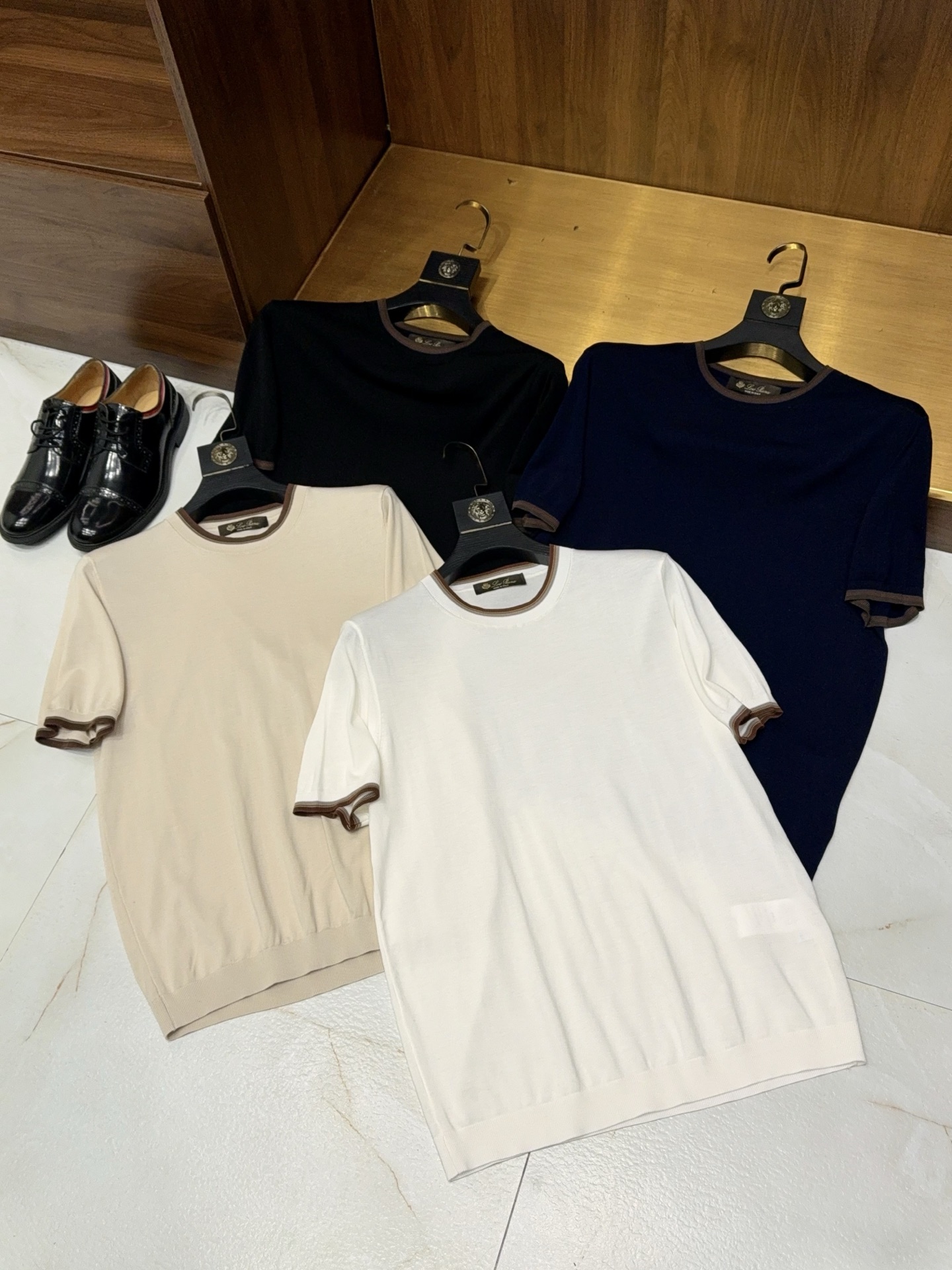 NO:773690,[Classic LP contrasting color knitted collar design!  Selected jersey round-neck short-sleeved T-shirt with mercerized wool yarn] LP's contrasting collar mercerized wool T-shirt, a must-have item with high-end texture. This LP's round-neck short-sleeved T-shirt is made of contrasting color design and mercerized wool material to create a high-end summer outfit, showing simplicity and taste.  The fabric is made of selected mercerized wool yarn and made by advanced flat knitting method. It feels soft and delicate, skin-friendly, breathable and not sweaty. The mercerization process gives the fabric a smooth luster and drape. It is low-key when viewed from a distance and full of texture when viewed up close. It improves the overall grade and bids farewell to the cheap feeling of ordinary T-shirts.  The design adopts a classic contrasting color knitted collar, which breaks the monotony of solid colors and adds layered details and visual vitality. The contrasting color in a small area is exquisite and not exaggerated, and is suitable for a variety of styles. The round neck version fits the neck without being tight, neat and not procrastinating, and perfectly modifies the lines of the shoulders and neck, making it look smart and capable.  The fit-fitting cut is crisp and not tight, neither baggy nor sloppy, but also ensures freedom of movement and adapts to various body shapes. The overall style is simple and elegant, clean and refreshing when worn alone, and it is also very coordinated when layered with a suit jacket or knitted cardigan, easily improving the style of your outfit.  Whether it is daily commuting, business and leisure, weekend outings, or gatherings with friends, one piece can be used in many scenes. The basic T-shirt with both texture and appearance is a must-have for men's summer wardrobe, low-key but high-end, simple and durable. M-3XL, loro piana, jackets & coats, T-shirt, tees, t-shirt, business suit,19860909【经典LP家撞色针织衣领设计！精选含丝光羊毛纱线平针织法圆领短袖T恤】LP家撞色领丝光羊毛T恤,高级质感必备单品. 这款LP家圆领短袖T恤,以撞色设计与丝光羊毛材质,打造夏季高级感穿搭,简约中尽显品味. 面料精选丝光羊毛纱线,经先进平针织法制成,触感柔软细腻,亲肤透气不闷汗.丝光工艺赋予面料顺滑光泽与垂坠感,远看低调,近看质感十足,提升整体档次,告别普通T恤的廉价感. 设计采用经典撞色针织衣领,打破纯色单调,增添细节层次感与视觉活力,小面积撞色精致不浮夸,适配多种风格.圆领版型贴合脖颈不紧绷,利落不拖沓,完美修饰肩颈线条,显得精神干练. 合身剪裁挺括不紧绷,既不松垮显邋遢,又保证活动自如,适配各类身形.整体风格简约大气,单穿干净清爽,叠穿西装外套、针织开衫也很协调,轻松提升穿搭格调. 无论是日常通勤、商务休闲,还是周末出游、朋友聚会,一件即可搞定多场景穿搭.质感与颜值并存的基础款T恤,是男士夏季衣橱必备,低调却高级,简约又耐看.M-3XL,,loro piana,jackets & coats,T-shirt,tees，t-shirt,business suit,,Men's clothing